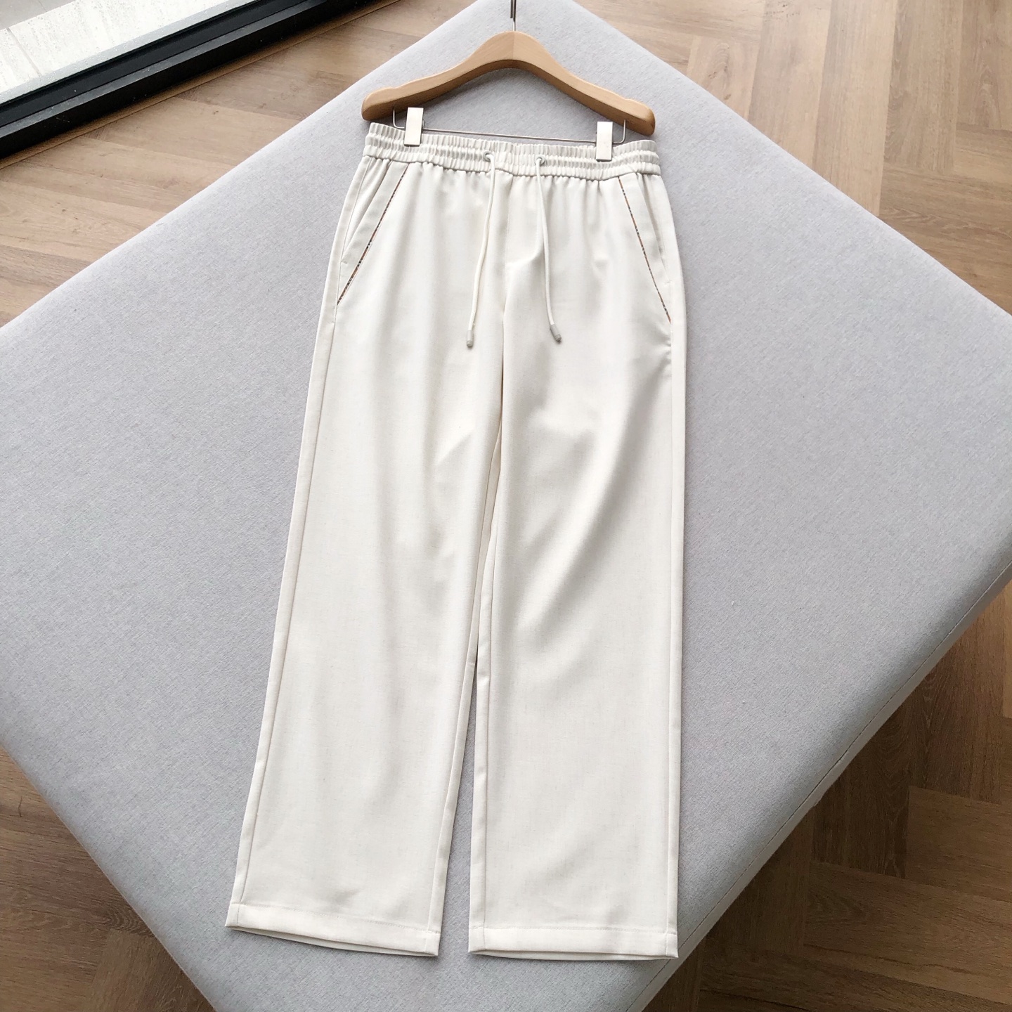 NO:524748,BBR produces a single fine product~Black and white linen pants. The ingredients of black and white fabrics are different, so pay attention to the difference!  The most sincere and luxurious work ~ Simplicity without losing style. This casual pants interprets the perfect fusion of casualness and elegance. It is available in classic black and gentle apricot colors, suitable for diverse dressing scenes. The elastic waist is matched with drawstring design, which is free to adjust, and meets different body needs, bringing an unrestrained and comfortable experience. The side zipper pocket adds practicality while highlighting the quality with exquisite details; the exquisite embroidery logo at the back pocket shows off its unique identity in a low-key manner. The white fabric is made of 85 polyester and 15 linen, combining the crisp, wrinkle-resistant and linen-resistant breathable and skin-friendly. The black fabric is 49 polyester fiber 41 viscose  5-day silk and 2 nylon and spandex blended, the fabric is solid and sleek and stylish. Whether it is walking on the street or commuting in the workplace, it can help you easily create a fashionable look and show your attitude towards life in the details. Men's style, black white, 31 32 33 34 35 36 sizes!  31 Measurement 1-3CM Error Size: Waist circumference 78 crotch position 29 leg circumference 60 hip circumference 104 trousers length 100 32 size: Waist circumference 80.5 crotch position 30 leg circumference 62 hip circumference 107 trousers length 101 33 size: Waist circumference 83 crotch position 31 leg circumference 64 hip circumference 110 trousers length 102 34 size: Waist circumference 85.5 crotch position 32 leg circumference 66 hip circumference 113 trousers length 103 35 size: Waist circumference 88 crotch position 33 leg circumference 68 hip circumference 116 trousers length 104 36 size: Waist circumference 90.5 crotch position 34 leg circumference 70 hip circumference 119 trousers length 105 PS: The waist is elastic, and each size can be stretched to about 8CM, alexander wang19860909BBR出品单精品~黑白两色亚麻裤 黑色与白色面料成份不同,注意区别！诚意满满的顶奢之作~简约而不失格调,这款休闲裤诠释着随性与优雅的完美融合.有经典黑色与温柔米杏色可选,适配多元穿搭场景. 松紧腰头搭配抽绳设计,自在调节,贴合不同身形需求,带来无拘无束的舒适体验.侧边拉链口袋,增添实用性的同时,以精致细节彰显品质感；后袋处精致的刺绣标识,低调展露独特身份. 白色款面料由85涤纶与15亚麻混纺而成,兼具涤纶的挺括抗皱与亚麻的透气亲肤.黑色款面料收49聚酯纤维 41粘胶 5天丝与2锦纶及氨纶混纺精制,面料质感扎实,垂顺有型.无论是漫步街头,还是职场通勤,它都能助你轻松打造时尚造型,于细节处尽显生活态度. 男款,黑色 白色,31 32 33 34 35 36码！ 平铺测量1-3CM误差 31码:腰围78裆位29腿围60臀围104裤长100 32码:腰围80.5裆位30腿围62臀围107裤长101 33码:腰围83裆位31腿围64臀围110裤长102 34码:腰围85.5裆位32腿围66臀围113裤长103 35码:腰围88裆位33腿围68臀围116裤长104 36码:腰围90.5裆位34腿围70臀围119裤长105 PS:裤腰有弹力,每码可拉伸至8CM左右,,alexander wang,Men's clothing