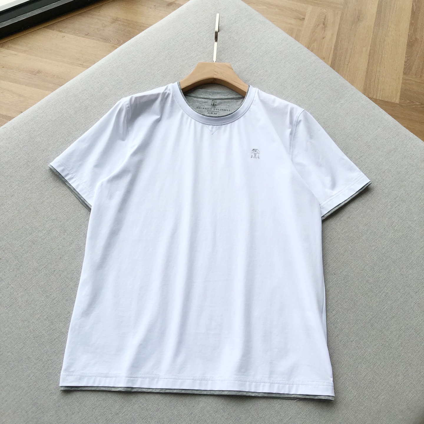 NO:414720,BC minimalist old money ~ Double-layer neckline fake two-piece pure cotton short-sleeved T-shirt BC channel heavy quality, trading company order model, a casual and versatile basic item in summer, excellent textured men's TEE! This pure cotton jersey knitted T-shirt is inlaid with contrasting fabric on the round neck, short sleeves and hem edge to create a fake two-piece effect ~ The Solomeo logo on the chest is also decorated with the same contrasting color, which is more eye-catching. The T-shirt is fitted on the chest or shoulders, outlining simple and capable lines!  The latest high-end fabrics, double-sided skin-friendly long-length cotton. Features 1. The touch is particularly good, the front and back sides are the same touch, and the weaving cost is very expensive. 2. The real Xinjiang selected long-length cotton, with wear-resistant elastic thread added when weaving the fabric, making the fabric elastic and the upper body not rigid! 3. It is particularly washable and will not become wrinkled if it is machine-washed a few times! Imported embroidery thread, perfectly matched with the original dyed thread color system, delicate stitching, first-class embroidery skills BC classic wheel strand three-dimensional stitching double-line pressing, the cutting is excellent! Men's model, black white gray dark blue; M-3XL size!  3312# Flat measurement 1-3CM error M: Shoulder width 43 bust 98 garment length 66 sleeves 22 L: Shoulder width 44 bust 102 garment length 68 sleeves 23 XL: Shoulder width 45 bust 106 garment length 70 sleeves 23.5 XXL: Shoulder width 46 garment length 110 garment length 72 sleeves 24 3XL: Shoulder width 47 garment length 114 74 sleeves 24.5 Size recommended M: 130 jin; 130-jin select L: -155 jin select XL; 155-170 jin select XXL; 170-185 jin select 3XL.,,T-shirt,tees,t-shirt,alexander wang19860909BC极简老钱~双层领口假两件设计纯棉短袖T恤 BC渠道重磅精品,贸易公司订单款 夏日休闲百搭的基础单品,质感绝佳的男装TEE! 这款纯棉平纹针织T恤 用对比色的织物镶嵌在圆领、短袖口和下摆边缘 营造出假两件的效果~ 胸前Solomeo徽标也采用同样的对比颜色装饰,更加显目夺眼 T恤衫无论在胸部或肩部贴身合体,勾勒出简洁干练线条！ 最新研发高端面料,双面亲肤长绒棉 特点 1,触感特别好,正面反面都是一样的触感,织布成本很贵 2 真正的新疆精选长绒棉,织布时候加了耐磨弹力丝 使面料有弹力,上身不死板! 3特别耐洗,不会机洗几次就变得皱巴巴! 进口绣线,和原厂染线色系完美契合,针脚细腻 刺绣功底一等一的 BC经典轮股立体缝合双线压边,车工是极好的! 男款,黑色 白色 灰色 深蓝色 ；M-3XL码！ 3312# 平铺测量1-3CM误差 M码:肩宽43胸围98衣长66袖子22 L码:肩宽44胸围102衣长68袖子23 XL码:肩宽45胸围106衣长70袖子23.5 XXL码:肩宽46胸围110衣长72袖子24 3XL码:肩宽47胸围114长74袖子24.5 尺码推荐 130斤以下选择M码；130-斤选择L码； -155斤选择XL码；155-170斤选择XXL码； 170-185斤选择3XL码.,,T-shirt,tees，t-shirt,alexander wang,Men's clothing