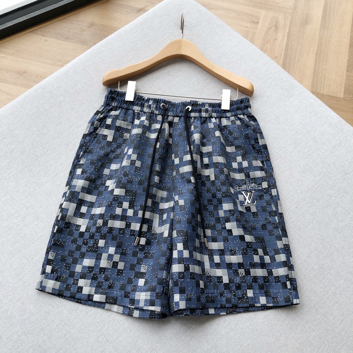 NO:414713,V mosaic color checkered cotton casual shorts are a must-have for fashionable essence!  These colored checkered mosaic pure cotton shorts make the sense of fashion!  The unique mosaic plaid pattern, with classic blue-gray plaid color design, breaks the routine, is personality and eye-catching, and looks back when walking on the street. The brand’s iconic embroidery shows off luxury attitude in a low-key manner and demonstrates extraordinary taste. Pure cotton material, breathable and sweat-free, and is refreshing and not stuffy in summer. The elastic waist and drawstring design are suitable for all kinds of figures and are unrestrained. Whether it is paired with a simple white T-t out on the street or a trendy shirt to go on vacation, it can easily create a fashionable and casual look and become the focus of the crowd!   Same style for men and women, blue; size XS-L!  1-3CM error in flat measurement XS: waist circumference 74 crotch position 31 leg circumference 64 trousers length 51 S: waist circumference 78 crotch position 32 leg circumference 66 trousers length 52 M: waist circumference 82 crotch position 33 leg circumference 68 trousers length 53 L: waist circumference 86 crotch position 34 trousers length 70 trousers length 54 Girls choose XS; boys choose XS code below 135 catties; 135-150 catties choose S code; 150-170 catties choose S code; 170-185 catties choose L code., shorts,shirts,alexander wang19860909V马赛克色织格仔纯棉休闲短裤 时髦精必备！这条色织格仔马赛克纯棉短裤,把时尚感狠狠拿捏！独特的马赛克格纹图案,以经典蓝灰格配色设计,打破常规,个性又吸睛,走在街上回头率爆表. 品牌标志性刺绣,低调秀出奢华态度,彰显不凡品味.纯棉材质,透气排汗,夏日畅爽不闷热.松紧腰搭配抽绳设计,适配各种身形,穿着无拘无束.无论是搭配简约白T出街,还是配上潮流衬衫去度假,它都能让你轻松打造出时尚休闲Look,成为人群中的焦点！  男女同款,蓝色；XS-L码！ 平铺测量1-3CM误差 XS码:腰围74裆位31腿围64裤长51 S码:腰围78裆位32腿围66裤长52 M码:腰围82裆位33腿围68裤长53 L码:腰围86裆位34腿围70裤长54 女生选择XS码； 男生 135斤以下选择XS码；135-150斤选择S码； 150-170斤选择S码；170-185斤选择L码.,,shorts,shirts,alexander wang,Men's clothing