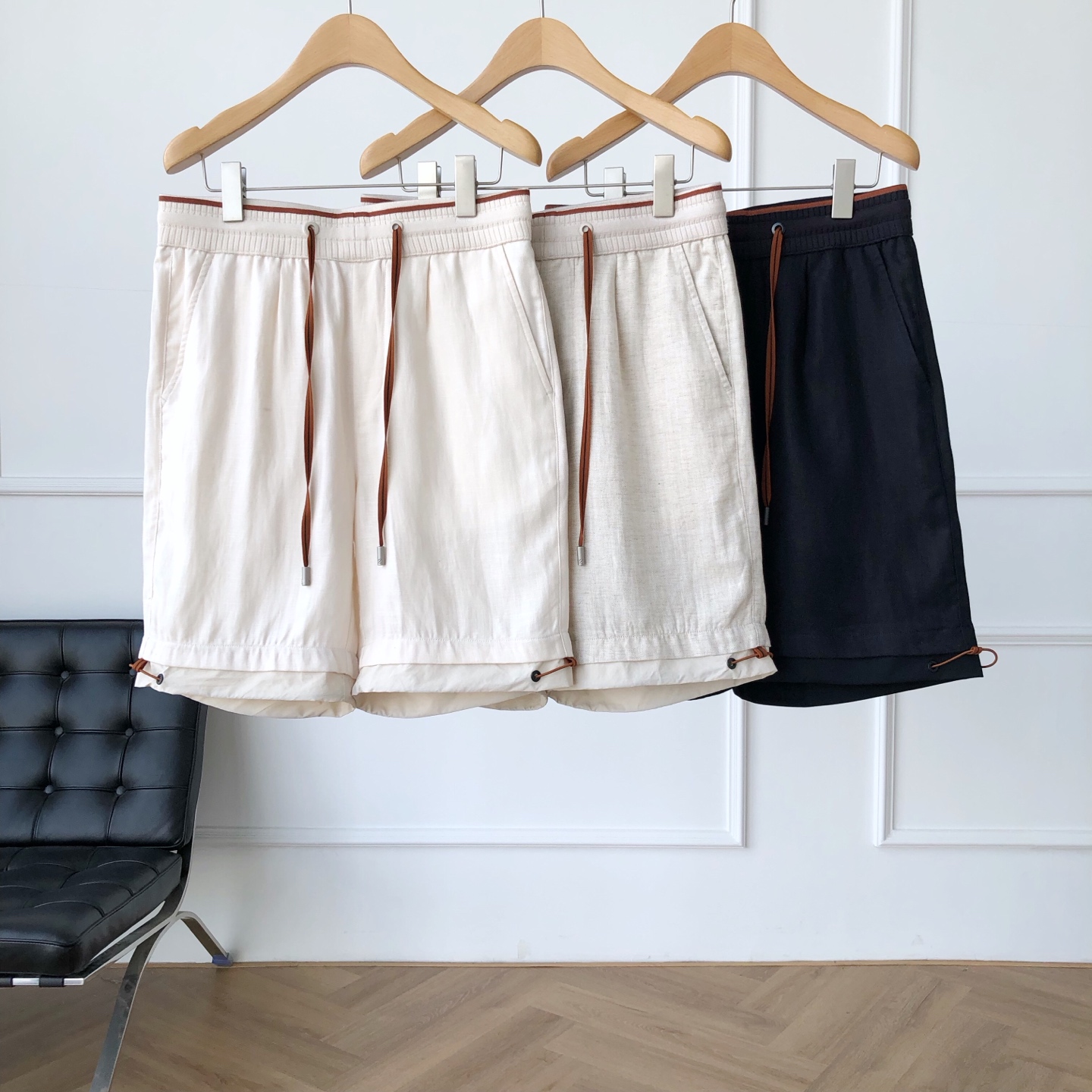 NO:426223,. ZZenga Zenia, a new three-color style~Tensi linen blend refined elastic waist casual shorts. The texture in summer atmosphere is the king of 70 Tiansi linen blend refined shorts!  The tines are as smooth as silk satin, and the linen comes with a natural antibacterial breathable net. The blending of the double material achieves a 'cool barrier'. The waist art ribbed elastic waist splicing caramel brown trim, retro tone is full, fitting the waist shape without slimming, and the brown edge strip exposed when bent down is a fashionable detail that cannot be hidden; the drawstring ritual sense of the brown bottom with black pattern inlaid with black colored rope straps, paired with metal engraved rope heads (dark pattern LOGO hidden texture), and any line is the highlight of the shape; magic black ring buckle + same color tether strap, one-click switching 'straight-tuning' or 'neat feeling of foot binding', running, shopping, camping... the scene is adapted without pressure;  The details control the back pocket patch is neat like a work of art, there is no frizz in the inside of the waist, and the labels on the inside of the waist are hidden in the bilingual fabric description - even the hidden places show 'exquisite obsessive-compulsive disorder'. Men's style, navy blue, flower gray, apricot, M-3XL size!  1-3CM error of flat measurement M: waist circumference 74 crotch position 31 leg circumference 58 pants length 51 L: waist circumference 78 crotch position 32 leg circumference 60 pants length 52 XL: waist circumference 82 crotch position 33 leg circumference 62 pants length 53 XXL: waist circumference 86 crotch position 34 leg circumference 64 pants length 54 3XL: waist circumference 90 crotch position 35 leg circumference 66 pants length 55 size recommended waist trousers with elasticity can stretch to about 8CM per size. Choose M code below 130 catties; 130-145 catties choose L code; 145-160 catties choose XL code; 160-175 catties choose XXL code; 175-190 catties choose 3XL code., zegna, shorts, alexander wang19860909. ZZenga杰尼亚 三色新款~天丝亚麻混纺精制松紧腰休闲短裤 夏日氛围里的质感王炸~70天丝亚麻混纺精制短裤！天丝如丝缎般顺滑垂坠,亚麻自带天然抑菌透气网,双料交融成就 “凉感结界”. 腰头艺术罗纹弹力腰拼接 焦糖棕饰边,复古腔调拉满,贴合腰型不勒肉,弯腰时露出的棕色边条,是藏不住的时髦细节；抽绳仪式感棕底嵌黑纹的撞色绳带,搭配 金属刻纹绳头（暗纹LOGO暗藏质感）,随手一系都是造型亮点；裤脚魔术黑色圆环扣+同色系绳带,一键切换 “直筒随性感” 或 “束脚利落感”,跑步、逛街、露营…场景适配无压力； 细节控狂喜后袋贴布工整如艺术品,内里包边看不到一丝毛躁,腰头内侧的标签都藏着双语言面料说明——连隐秘处都在彰显“精致强迫症”. 男款,海军蓝 花灰色 杏色,M-3XL码！ 平铺测量1-3CM误差 M码:腰围74裆位31腿围58裤长51 L码:腰围78裆位32腿围60裤长52 XL码:腰围82裆位33腿围62裤长53 XXL码:腰围86裆位34腿围64裤长54 3XL码:腰围90裆位35腿围66裤长55 尺码推荐裤腰有弹力每码可拉伸至8CM左右. 130斤以下选择M码；130-145斤选择L码； 145-160斤选择XL码；160-175斤选择XXL码； 175-190斤选择3XL码.,,zegna,shorts,alexander wang,Men's clothing