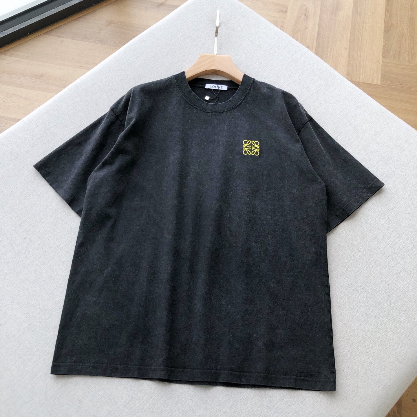 NO:449757,LW yellow classic logo ~ Tulip floral batik T-shirt on the back This short sleeve adopts a unique black wax dyeing process. The fabric is specially treated to present a natural and old texture, which seems to carry the story of the years, retro and unique. Pure cotton material (clearly marked with the wash mark), soft and skin-friendly, and has good breathability, bringing a comfortable experience for daily wear, and can remain refreshing even in the hot summer. The classic LW yellow embroidery logo on the chest is exquisite and delicate, which is a low-key display of the brand identity. The bright colors are set against the black background, which is very recognizable. The tulip flower print on the back injects romantic vitality into the simple body. Daily outfits are easy and brilliant, and they are both comfortable and stylish. It is an eye-catching item to create a trendy look~ Men and women, black, XS-L size!  1-3CM error in flat measurement XS code: shoulder width 54 bust 112 garment length 71 sleeves 23 S code: shoulder width 55 bust 116 garment length 73 sleeves 23.5 M code: shoulder width 56 bust 120 garment length 75 sleeves 24 L code: shoulder width 57 bust 124 garment length 75 sleeves 24.5 Girls choose XS code; boys choose XS code below 140 jin; 140-160 jin choose S code; 160-180 jin choose M code; 180-jin choose L code.,,T-shirt,tees,t-shirt,alexander wang19860909LW黄色经典标~后背郁金香花卉蜡染T恤 这件短袖采用独特黑色腊染工艺,面料经特殊处理,呈现出自然做旧纹理,似承载岁月故事,复古又别致.纯棉材质（洗标清晰标注）,触感柔软亲肤,透气性佳,为日常穿着带来舒适体验,即便炎炎夏日,也能保持清爽. 胸前经典 LW 黄色刺绣标识,精致细腻,是品牌身份的低调彰显,亮眼色彩在黑色底色衬托下,极具辨识度,后背那朵郁金香花朵印花,为简约衣身注入浪漫活力,日常穿搭轻松出彩,舒适与格调兼具,是打造潮流造型的吸睛单品~ 男女同款,黑色 ,XS-L码！ 平铺测量1-3CM误差 XS码:肩宽54胸围112衣长71袖子23 S码:肩宽55胸围116衣长73袖子23.5 M码:肩宽56胸围120衣长75袖子24 L码:肩宽57胸围124衣长75袖子24.5 女生选择XS码； 男生 140斤以下选择XS码；140-160斤选择S码； 160-180斤选择M码；180-斤选择L码.,,T-shirt,tees，t-shirt,alexander wang,Men's clothing