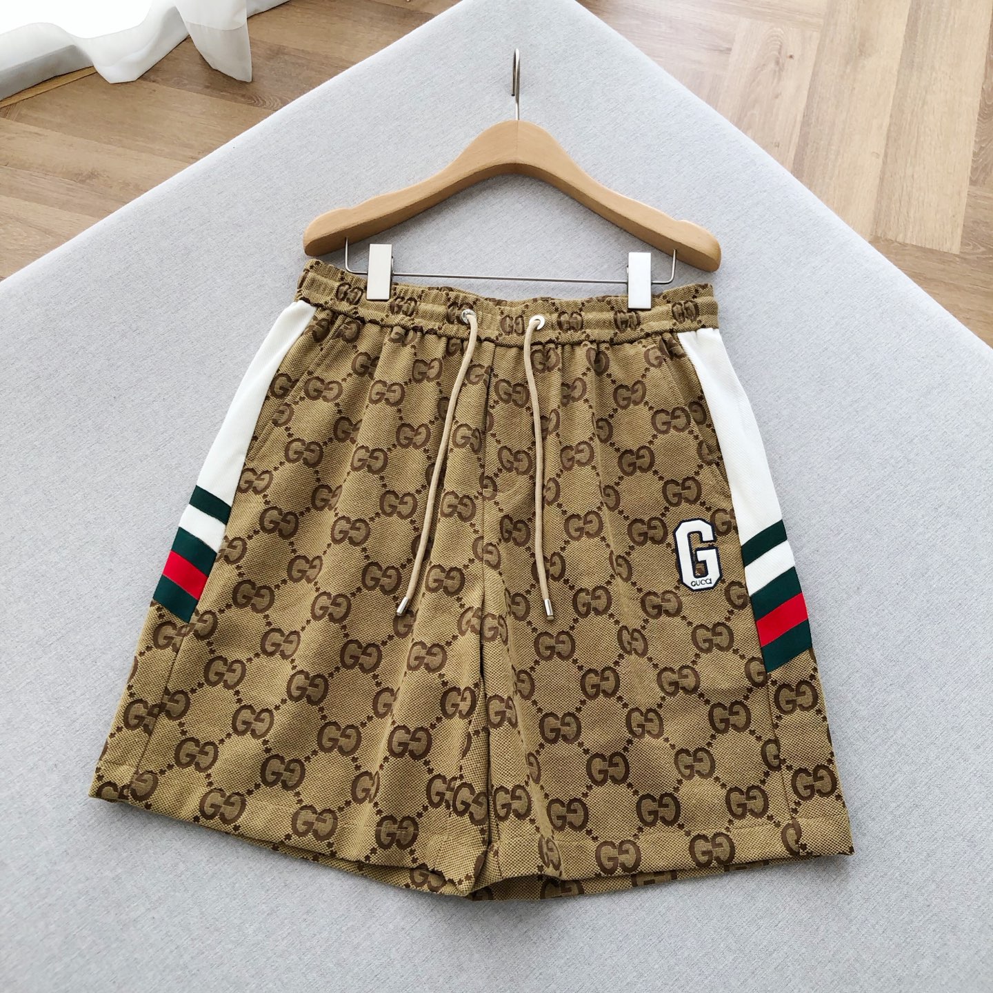 NO:427838,Classic double GG preschool spliced ​​casual shorts Gu** Double G preschool spliced ​​casual shorts reshape the aesthetics of casual wear with the brand's iconic elements as the core. The khaki shading is matched with dark brown preschool, with a strong retro charm; the black style is presented with dark patterns, and the luxurious texture is hidden in the low-key. Each inch of fabric flows with Gu**'s high-end bloodline. The side is integrated with contrasting color splicing, and the white fabric is connected with red and green webbing, and the classic Guc** color combination instantly illuminates the vision. The three-dimensional embroidered 'G' letters on the trouser body are matched with exquisite lock edges to highlight the brand identity. The metal buckles at both ends of the drawstring and the rope buckle at the waist are all engraved with clear Gu** logos, and the big brand texture in small details demonstrate identity and taste. The same style for men and women, black khaki, XS-L!  1-3CM error in flat measurement XS: waist circumference 72 crotch position 31 leg circumference 34 trousers length 50 S: waist circumference 76 crotch position 32 leg circumference 66 trousers length 51 M: waist circumference 80 crotch position 33 trousers length 52 L: waist circumference 84 crotch position 34 trousers length 37 trousers length 53 PS: pants are elastic, each size can stretch to about 8CM Size recommended XS code below 135 catties; S code 135-150 catties; M code 150-170 catties; L code 170-185 catties.,,gucci, shorts,alexander wang19860909经典双GG老花拼接休闲短裤 Gu** 双G老花拼接休闲短裤,以品牌标志性元素为核心,重塑休闲穿搭美学.卡其色底纹搭配深棕老花,复古韵味浓郁；黑色款则以暗纹呈现,低调中藏着奢华质感,每一寸面料都流淌着Gu**的高级血统 . 侧边融入撞色拼接,白色面料衔接红绿织带,经典的Guc**配色组合,瞬间点亮视觉.裤身立体刺绣“G”字母,搭配精致锁边,凸显品牌标识.抽绳两端的金属扣、腰头的绳扣,均刻印清晰Gu**标识,小细节里的大牌质感,彰显身份与品味. 男女同款,黑色 卡其色 ,XS-L码！ 平铺测量1-3CM误差 XS码:腰围72裆位31腿围34 裤长50 S码:腰围76裆位32腿围66 裤长51 M码:腰围80裆位33 腿围36裤长52 L码:腰围84裆位34 腿围37 裤长53 PS:裤子有弹力,每码可拉伸至8CM左右 尺码推荐 135斤以下选择XS码；135-150斤选择S码； 150-170斤选择M码；170-185斤选择L码.,,gucci,shorts,alexander wang,Men's clothing