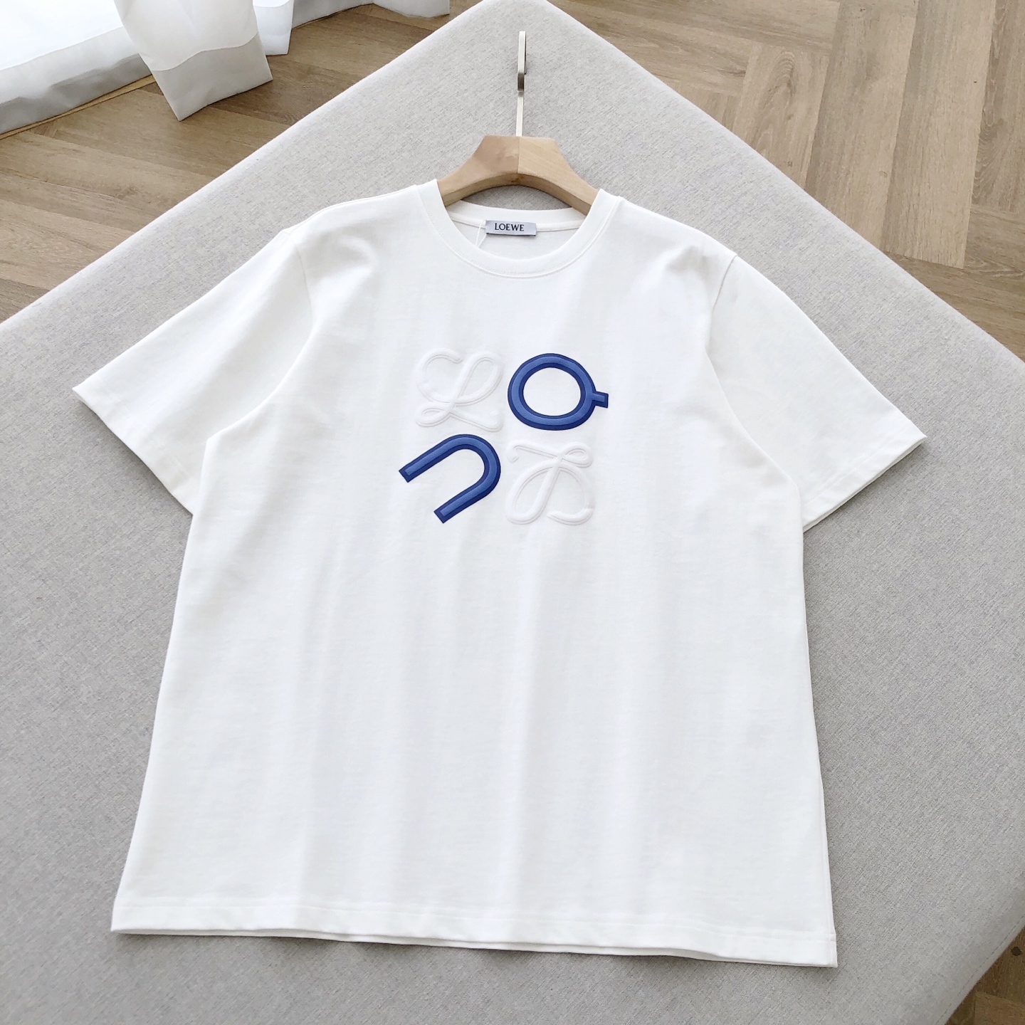 NO:449752,LW Anpao ON's latest white short-sleeved T-shirt This LOE** ON series white short-sleeved T-shirt came into being, injecting new vitality into your wardrobe. The unique brand logo pattern on the chest, the blue and white color combination is bright and harmonious, and the three-dimensional imprinting process makes the pattern rich in layering and texture, breaking the monotony of solid colors and highlighting the brand recognition. The loose and moderate style is not picky about the body. High-quality pure cotton knitted fabric, natural fibers give the skin a gentle touch. The same style for men and women, white, XS-L size!  1-3CM error in flat measurement XS code: shoulder width 45 bust 112 garment length 70 sleeves 25.5 S code: shoulder width 46 bust 116 garment length 72 sleeves 26 M code: shoulder width 47 bust 120 garment length 74 sleeves 26.5 L code: shoulder width 48 bust 124 garment length 76 sleeves 27 Girls choose XS code; boys choose XS code below 140 catties; 140-160 catties choose S code; 160-180 catties choose M code; 180-200 catties choose L code.,,loewe, T-shirt,tees, t-shirt,alexander wang19860909LW昂跑ON最新款白色短袖T恤 这款 LOE** ON系列白色短袖T 应运而生,为你的衣橱注入全新活力.胸前独特的品牌标识图案,蓝白配色鲜明且和谐,立体压印工艺让图案富有层次感与质感,打破纯色的单调,彰显品牌辨识度.宽松适度的版型,不挑身材.优质纯棉针织面料,天然纤维赋予肌肤温柔触感. 男女同款,白色,XS-L码！ 平铺测量1-3CM误差 XS码:肩宽45胸围112衣长70袖子25.5 S码:肩宽46胸围116衣长72袖子26 M码:肩宽47胸围120衣长74袖子26.5 L码:肩宽48胸围124衣长76袖子27 女生选择XS码； 男生 140斤以下选择XS码；140-160斤选择S码； 160-180斤选择M码；180-200斤选择L码.,,loewe,T-shirt,tees，t-shirt,alexander wang,Men's clothing