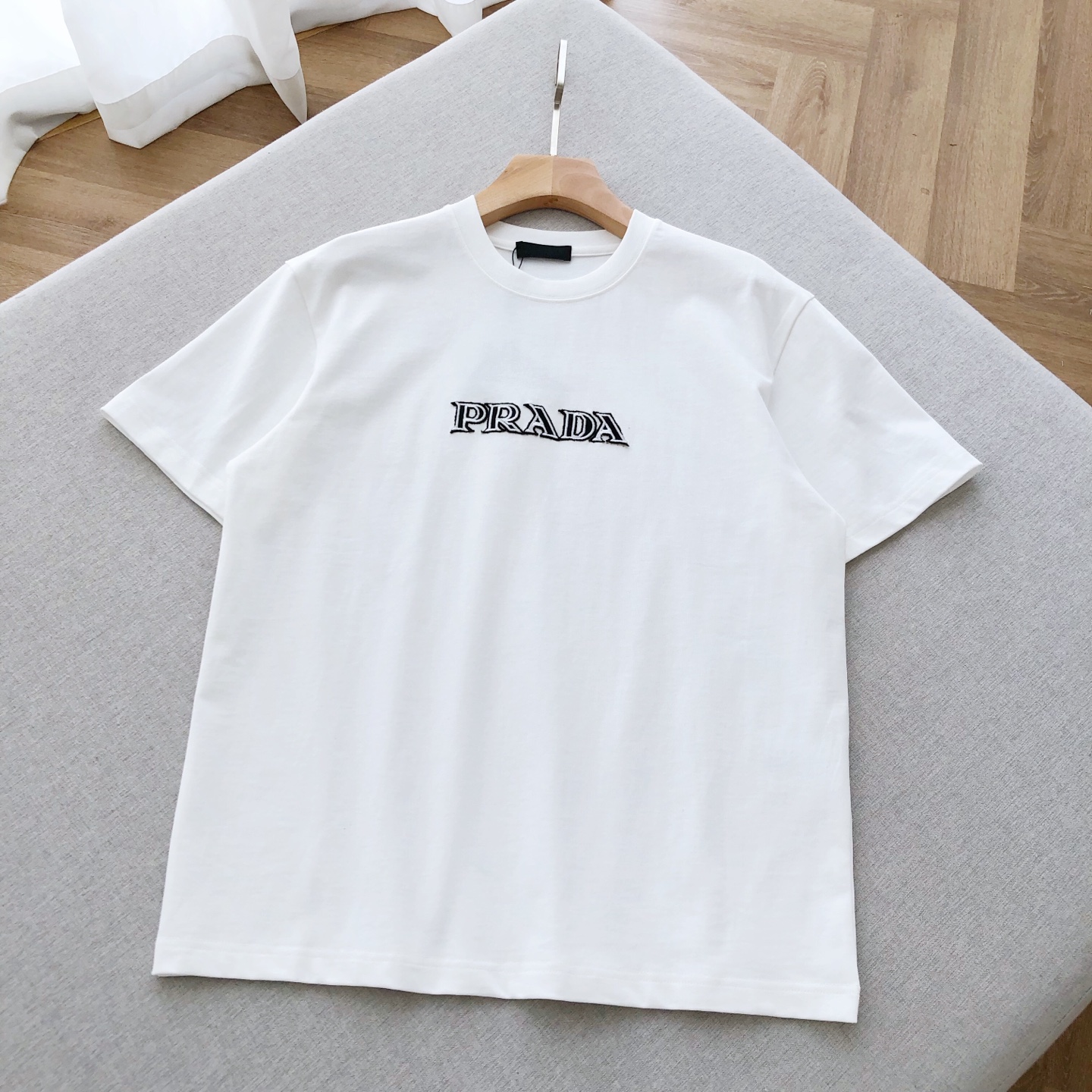 NO:449723,PD large letter embroidery couple T | Wear the 'tactic sense' into daily life. When classic letter embroidery, encounter the 'solid texture' of tightly knitted cotton, this couple T is a two-way journey of love and taste. Embroidered soul three-dimensional letters on the chest + triangle logo on the back, P home recognition is full, black and white contrasting embroidery thread, simple and high-end design sense, couple wears the same frame, tacit value is directly full; the fabric is hard and powerful, tight knitted cotton, the feel is solid and bone-like, not easy to deform, not easy to penetrate, and the crisp style is suitable for all body shapes. Couples are versatile, white, XS-L code, flat measurement 1-3CM error, XS code: shoulder width 50 bust 106 long 69 sleeves 22  S: Shoulder width 51 bust 110 clothes 71 sleeves 22.5 M: Shoulder width 52 bust 114 clothes 73 sleeves 23 L: Shoulder width 53 bust 118 clothes 75 sleeves 23.5 Girls choose XS; boys choose XS code below 135 catties; 135-150 catties choose S code; 150-170 catties choose M code; 170-185 catties choose L code.,,alexander wang19860909PD大字母刺绣情侣T | 把“默契感”穿成日常 当经典字母刺绣,邂逅紧密针织棉的「扎实质感」,这件情侣T,是爱意与品味的双向奔赴.刺绣灵魂胸前立体大字母 + 后背三角徽标,P家辨识度拉满,黑白撞色绣线,简约中藏着高阶设计感,情侣同框穿,默契值直接拉满；面料硬实力紧密针织棉,手感扎实有筋骨,不易变形、不易透,挺括版型适配各种身形.情侣万能搭基础白T底色,男女同款不挑人. 男女同款,白色,XS-L码 平铺测量1-3CM误差 XS码:肩宽50胸围106衣长69袖子22 S码:肩宽51胸围110衣长71袖子22.5 M码:肩宽52胸围114衣长73袖子23 L码:肩宽53胸围118衣长75袖子23.5 女生选择XS码； 男生 135斤以下选择XS码；135-150斤选择S码； 150-170斤选择M码；170-185斤选择L码.,,alexander wang,Men's clothing