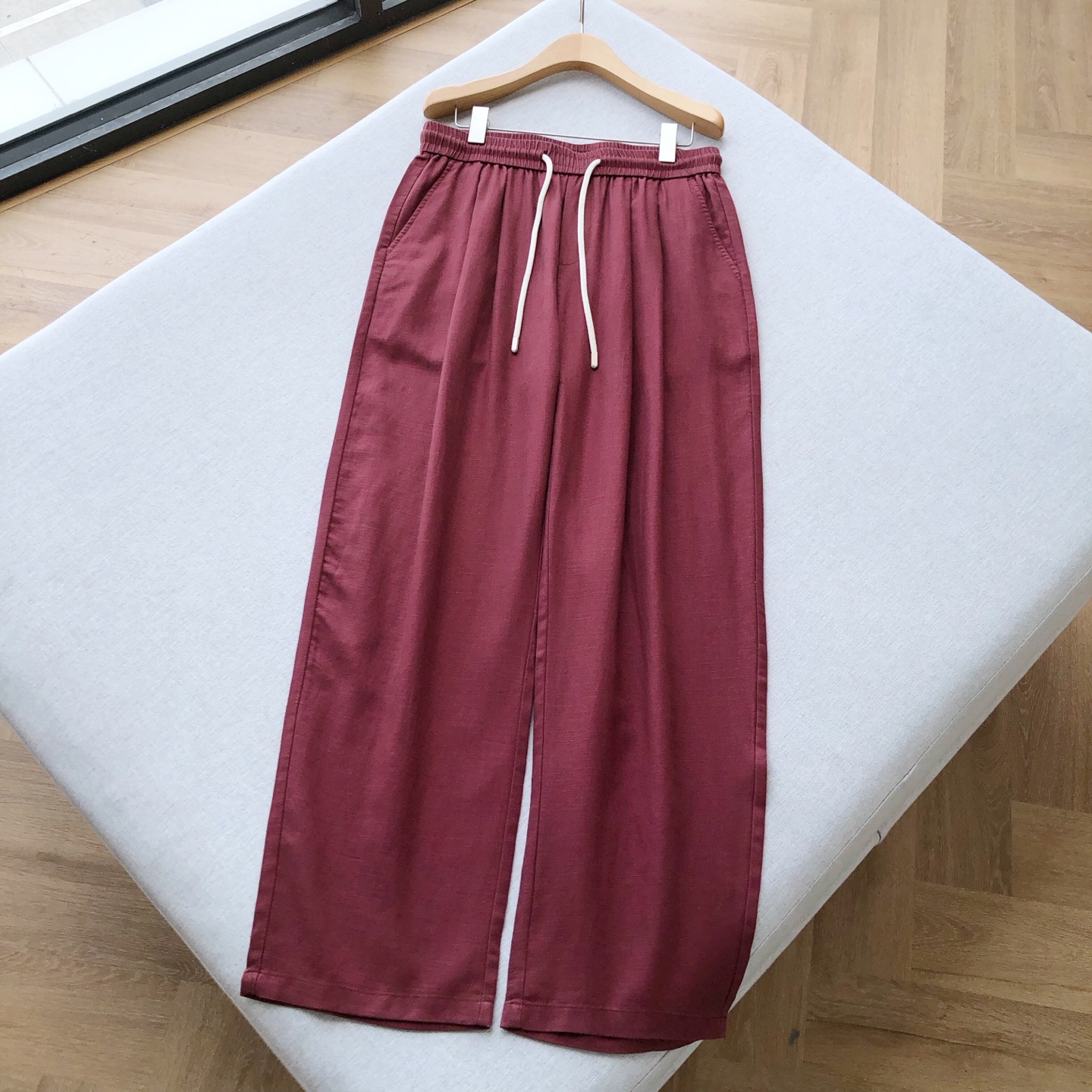 NO:449761,A must-have in summer!  Guc** burgundy linen pants, breathable king-like style. Gu magic pants that were asked are here. Burgundy has a high-end atmosphere, 75-day silk + 25-line 'soft gold' blend, 360° breathable and not sweaty. In summer, it looks like carrying an air conditioner on your legs!   Loose tailoring hides flesh and casually, the legs are slightly sagging to show the length of the legs, and the back waist embroidered double G marks, low-key grasping the luxury brand texture. Whether it is a simple T-show or a short top to play with a hot girl style, a pair of pants activate the entire wardrobe, sisters who know how to breathe and have texture close their eyes!  Men's style, burgundy, XS-L code, flat measurement 1-3CM error XS code: waist 76 crotch position 31 leg circumference 34 trousers length 105 S code: waist 78 crotch position 32 leg circumference 36 trousers length 106 M code: waist 80 crotch position 33 leg circumference 38 trousers length 107 L code: waist 82 crotch position 34 leg circumference 40 trousers length 108 PS: waist circumference is elastic, each size can stretch to about 8CM recommended size 135 catties choose XS code; 135-150 catties choose S code; 150-170 catties choose M code; 170-185 catties choose L code., gucci, gold, alexander wang19860909夏日刚需！Guc**酒红亚麻裤,透气王炸款 被问爆的Gu神裤来了 酒红色自带高级氛围,75天丝+25亚麻的「软黄金」混纺,360° 透气不闷汗,夏天穿像背了空调在腿上！  宽松剪裁藏肉又随性,裤脚微垂显腿长,后腰刺绣双G标,低调拿捏奢牌质感.不管配简约T走松弛感,还是搭短上衣玩辣妹风,一条裤子盘活整个衣柜,懂透气、要质感的姐妹闭眼入！ 男款,酒红色,XS-L码 平铺测量1-3CM误差 XS码:腰围76裆位31腿围34裤长105 S码:腰围78裆位32腿围36裤长106 M码:腰围80裆位33腿围38裤长107 L码:腰围82裆位34腿围40裤长108 PS:裤腰有弹性,每码可拉伸至8CM左右 尺码推荐 135斤以下选择XS码；135-150斤选择S码； 150-170斤选择M码；170-185斤选择L码.,,gucci,gold,alexander wang,Men's clothing