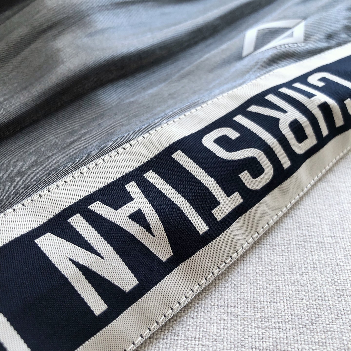 Unique Grey Silk Twirl Pants: Fashionable Comfort with Adjustable Fit - 图片 7