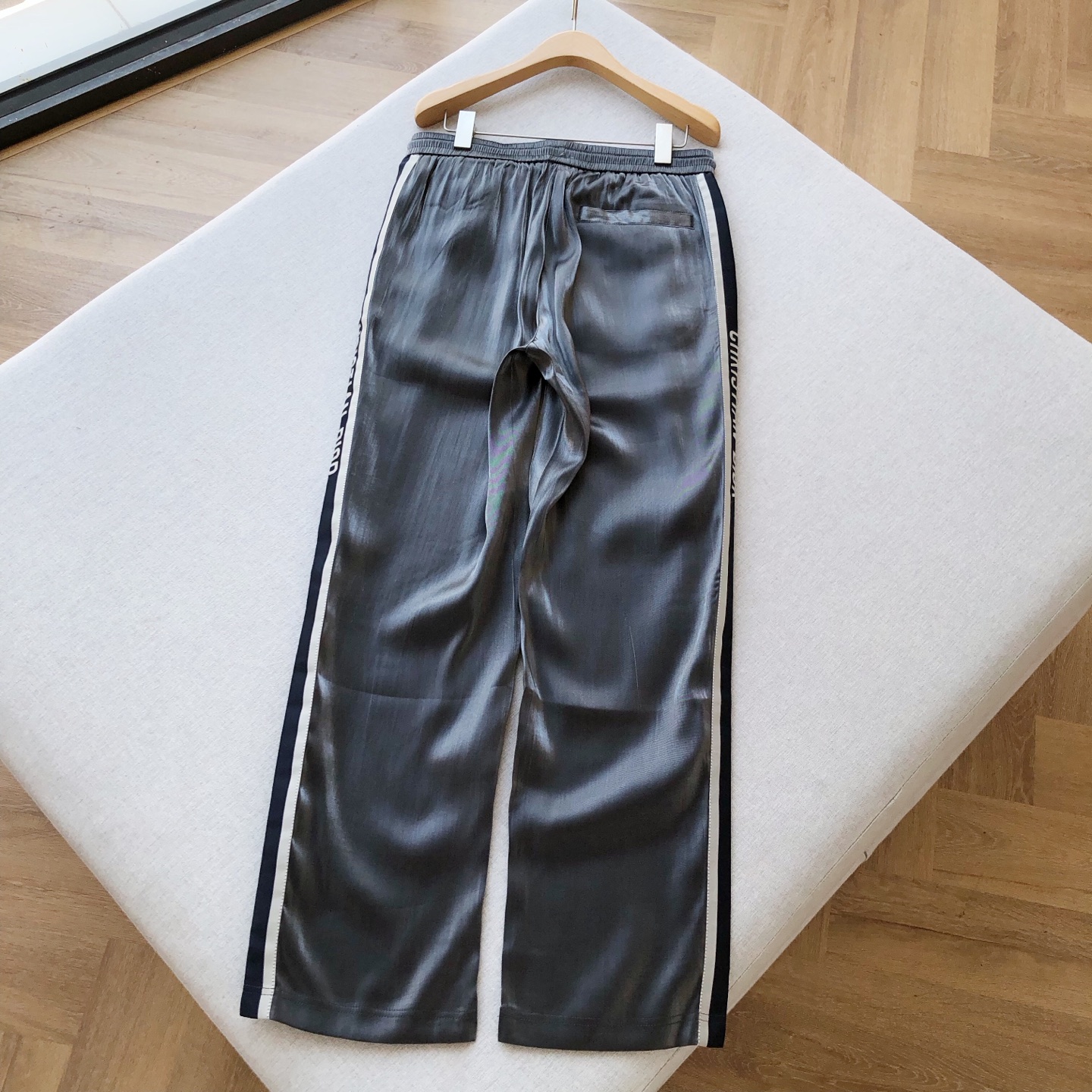 Unique Grey Silk Twirl Pants: Fashionable Comfort with Adjustable Fit - 图片 2