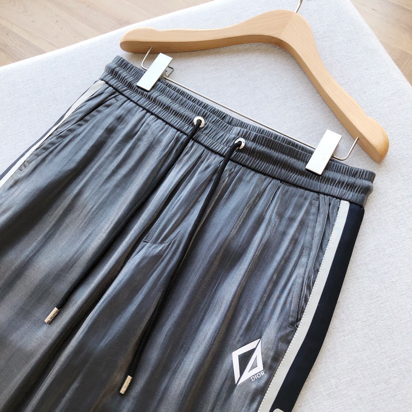 Unique Grey Silk Twirl Pants: Fashionable Comfort with Adjustable Fit - 图片 3