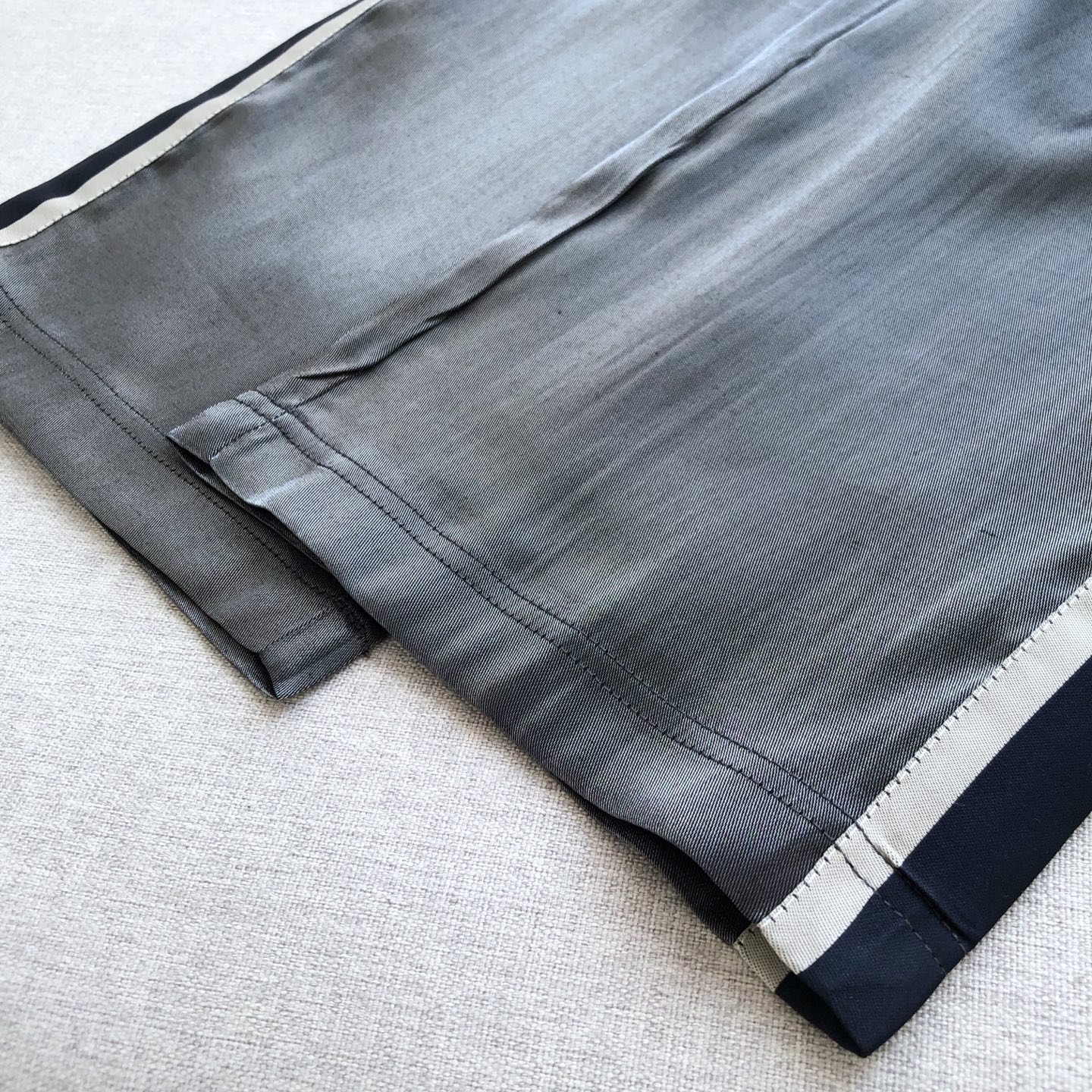 Unique Grey Silk Twirl Pants: Fashionable Comfort with Adjustable Fit - 图片 8