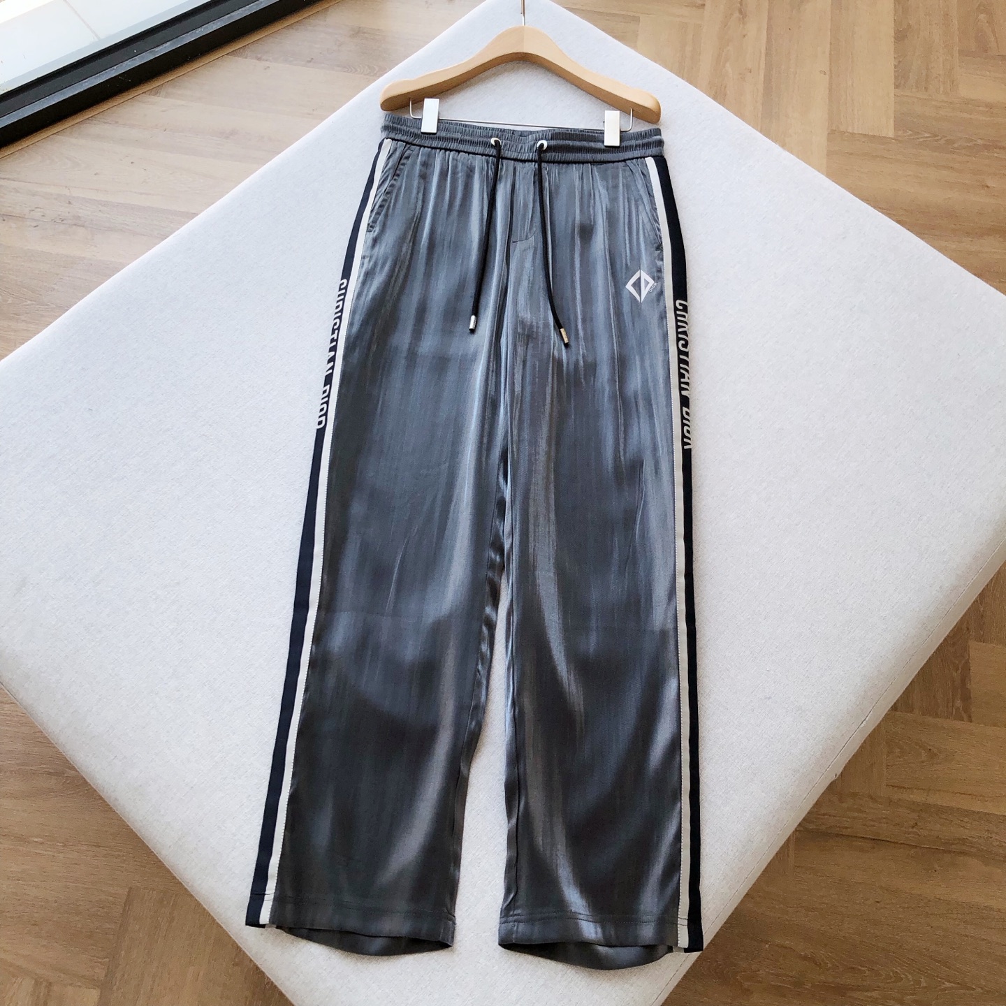Unique Grey Silk Twirl Pants: Fashionable Comfort with Adjustable Fit - 图片 1