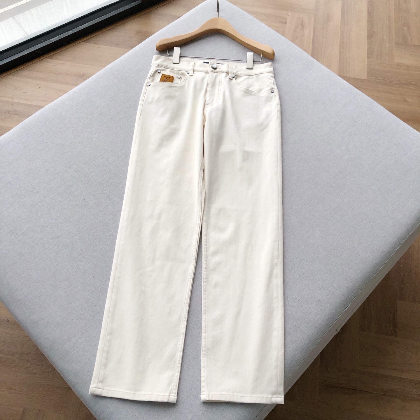 NO:501397,Big V25FW new white twill cotton jeans, a blend of classic and texture~White twill cotton jeans, classic beige color matching, simple and high-end!  The twill cotton fabric is made of crisp and soft, bringing a comfortable wearing experience, and it has good wrinkle resistance and durability. The classic straight-pin style is suitable for a variety of figures and modifying the leg shape. The iconic element trousers are decorated with classic L logos in many places, and the back pocket is eye-catching golden 'V' embroidery, exquisite three-dimensional, showing the brand recognition; the leather signs in the front and waists are delicate textures and imprinted logos, which are full of textures, which are cleverly displayed by the brand genes. Hardware accessories buttons, rivets and other hardware are engraved with L words, and the details are real seals. It is not only practical, but also the finishing touch. The inner side of the trousers is lined with a unique pattern. The blue polka dots echo the brand buttons to add details and fun. Even if it is accidentally exposed, it fully shows the exquisite and attentiveness of the outfit. Men's style, white, sizes 30-38.  30 Measurement 1-3CM Error Size: Waist circumference 77 crotch position 27.5 leg circumference 54 hip circumference 98 trousers length 101 31 : Waist circumference 79 crotch position 28 trousers circumference 56 hip circumference 99 trousers length 102 32 : Waist circumference 81.5 crotch position 28.5 leg circumference 58 hip circumference 102 103 33 : Waist circumference 83.5 crotch position 29 trousers circumference 60 hip circumference 105 104 34 : Waist circumference 86 crotch position 29.5 leg circumference 62 hip circumference 108 105 36 : Waist circumference 90.5 crotch position 30 leg circumference 64 hip circumference 111 trousers length 106 38 : Waist circumference 95 crotch position 31 leg circumference 66 hip circumference 114 trousers length 108, jeans, alexander wang19860909大V25FW新款白色斜纹棉牛仔裤 经典与质感的交融~白色斜纹棉牛仔裤,经典米白配色,简约又高级！采用斜纹棉面料,质地挺括又不失柔软,带来舒适穿着体验,同时具备良好的抗皱性与耐用性.经典直筒版型,适配多元身形,修饰腿型. 标志性元素裤身多处融入L经典标识,后袋醒目的金色 “V” 刺绣,精致立体,彰显品牌辨识度；前袋及后腰的皮质标牌,细腻纹理搭配压印logo,质感满溢,是品牌基因的巧妙展现 .五金配件纽扣、铆钉等五金,均镌刻L字样,细节之处见真章,不仅实用,更成为点睛装饰, 内里巧思裤腰内侧衬布有独特图案,蓝色波点与品牌纽扣呼应,增添细节趣味,即便不经意露出,也尽显穿搭的精致用心 . 男款,白色 ,30-38码. 平铺测量1-3CM误差 30码:腰围77裆位27.5腿围54臀围98 裤长101 31码:腰围79裆位28腿围56臀围99裤长102 32码:腰围81.5裆位28.5腿围58臀围102长103 33码:腰围83.5裆位29腿围60臀围105长104 34码:腰围86裆位29.5腿围62臀围108长105 36码:腰围90.5裆位30腿围64臀围111裤长106 38码:腰围95裆位31腿围66臀围114裤长108,,jeans,alexander wang,Men's clothing