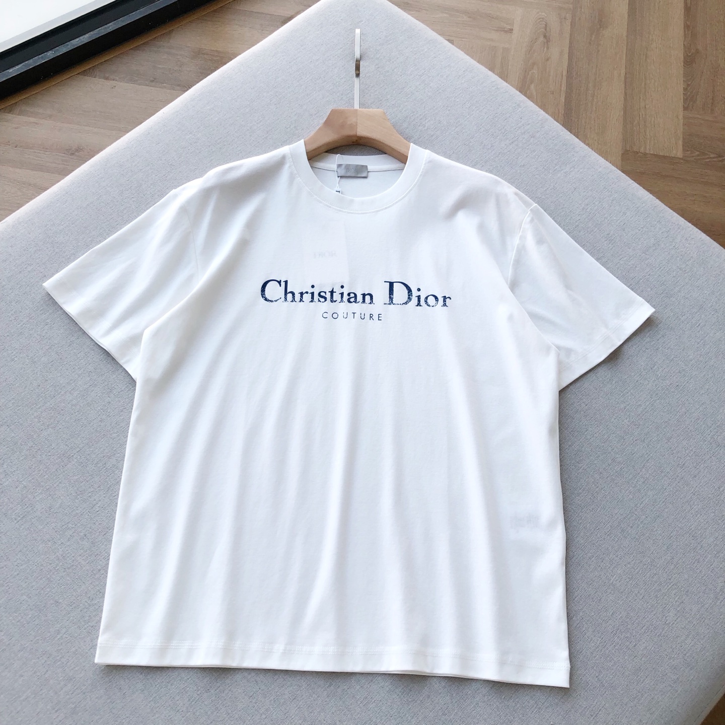 NO:501402,Xiaodi's classic letter logo logo retro old printed short-sleeved T-shirt This short-sleeved short-sleeved short-sleeved short-sleeved short-sleeved short-sleeved short-sleeved short-sleeved short-sleeved short-sleeved short-sleeved short-sleeved short-sleeved short-sleeved short-sleeved short-sleeved short-sleeved short-sleeved short-sleeved short-sleeved short-sleeved short-sleeved short-sleeved short-sleeved short-sleeved short-sleeved short-sleeved short-sleeved short-sleeved short-sleeved short-sleeved short-sleeved short-sleeved short-sleeved short-sleeved short-sleeved short-sleeved short-sleeved short-sleeved short-sleeved short-sleeved short-sleeved short-sleeved short-sleeved short-sleeved short-sleeved short-sleeved short-sleeved short-sleeved short-sleeved short-sleeved short-sleeved short-sleeved short-sleeved short-sleeved short-sleeved short-sleeved short-sleeved short-sleeved short-sleeved short-sleeved short-sleeved short-sleeved short-sleeved short-sleeved short-sleeved short-sleeved short-sleeved short-sleeved short-sleeved short-sleeved short-sleeved short-sleeved short-sleeved short-sleeved short-sleeved short-sleeved short-sleeved short-sleeved short-sleeved short-sleeved short-s  M size: Shoulder width 51 bust 114 garment length 72 sleeves 21.5 L size: Shoulder width 52 bust 118 garment length 74 sleeves 22 Girls choose XS; Boys choose XS code below 135 catties; 135-catties choose S code; -170 catties choose M code; 170-catties choose L code.,,T-shirt,tees,t-shirt,alexander wang19860909小迪经典字母logo标识复古做旧印花短袖T恤 这款短袖,简约又自带高级感~经典圆领,胸前 “Christian Di** COUTURE” 做旧印花,复古又时髦,黑白两色都很百搭,不管是单穿还是叠搭,轻松拿捏时尚感,基础款也能穿出独特格调,时髦精必入单品呀~ 精选面料,舒适升级由99棉和1聚酯纤维组成的面料,兼具了棉质面料的柔软亲肤与聚酯纤维的耐用抗皱特性. 男女同款,黑色 白色,XS-L码. 平铺测量1-3CM误差 XS码:肩宽49胸围106衣长68袖子20.5 S码:肩宽50胸围110衣长70袖子21 M码:肩宽51胸围114衣长72袖子21.5 L码:肩宽52胸围118衣长74 袖子22 女生选择XS码； 男生 135斤以下选择XS码；135-斤选择S码； -170斤选择M码；170-斤选择L码.,,T-shirt,tees，t-shirt,alexander wang,Men's clothing