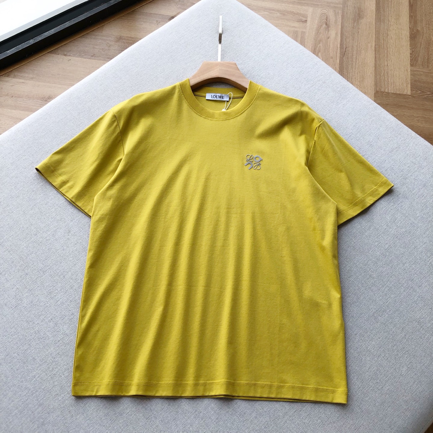 NO:508571,LW Early Autumn X Anpao joint model!  Lemon yellow short-sleeved T-shirt 25 fashionable and eye-catching short-sleeved T-shirt in early autumn, bright lemon yellow color matching, energetic and eye-catching. 99 cotton + 1 polyester fiber, skin-friendly and breathable, comfortable and comfortable to wear in daily life~ The iconic brand logo on the chest, letter printing on the back, simple and high-level recognition. Handmade details are online, the stitching is neat, and the quality is full. Whether it is a single wear to highlight personality or a layered layering, it is very impressive. It is easy to grasp the fashionable and relaxed feeling, and it is suitable for daily outing and casual sports. It is a must-have item for fashion trendsetters. Men and women, lemon yellow, XS-L. Tile measurement 1-3CM error XS: Shoulder width 50 bust 106 long 68 sleeves 22 S: Shoulder width 51 bust 110 long 70 sleeves 22.5  M size: shoulder width 52 bust 114 clothes 72 sleeves 23 L size: shoulder width 53 bust 118 clothes 74 sleeves 23.5 Girls choose XS; boys choose XS code below 135 catties; 135-150 catties choose S code; 150-170 catties choose M code; 170-185 catties choose L code., T-shirt,tees, t-shirt,alexander wang19860909LW早秋 X 昂跑联名款！柠檬黄短袖T恤 25早秋时髦扎眼的短袖T,亮眼柠檬黄配色,活力吸睛.99棉+1聚酯纤维,亲肤透气,日常穿舒适又自在～ 胸前标志性品牌徽标,后背字母印花,简约中透着高级辨识度.手工制作细节在线,缝线工整,品质感拉满.不管是单穿凸显个性,还是搭配叠穿打造层次感,都很绝,轻松拿捏时髦松弛感,日常出街、休闲运动都适配,时尚弄潮儿必备单品. 男女同款,柠檬黄,XS-L码. 平铺测量1-3CM误差 XS码:肩宽50胸围106衣长68袖子22 S码:肩宽51胸围110衣长70袖子22.5 M码:肩宽52胸围114衣长72袖子23 L码:肩宽53胸围118衣长74 袖子23.5 女生选择XS码； 男生 135斤以下选择XS码；135-150斤选择S码； 150-170斤选择M码；170-185斤选择L码.,,T-shirt,tees，t-shirt,alexander wang,Men's clothing