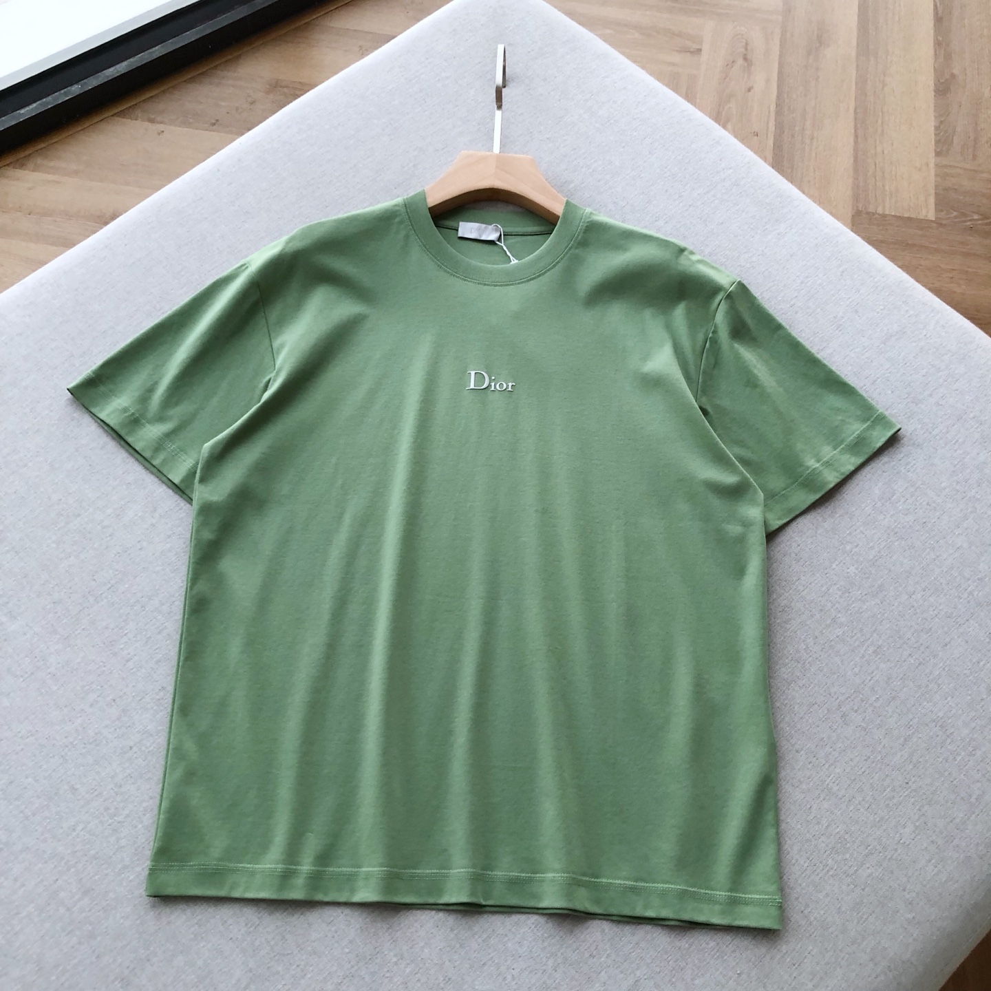 NO:508574,Xiaodicao green white label embroidered short-sleeved T-shirt Grass green short-sleeved T-shirt, fresh tone with a summer slack feeling. 99 cotton + 1 polyester fiber, soft and skin-friendly, comfortable and breathable in daily wear~ Simple white 'Dior' embroidery logo on the chest, low-key to highlight the brand style, clean and neat back, loose and casual overall style, easy to adapt to various figures. Whether it is to create a casual sports style with shorts or go with jeans to take a simple and fashionable route, you can firmly grasp the sense of high-end, easily becoming a bright and beautiful presence on the street, a must-have item for fashionable essence. Men and women, grass green, XS-L. Tile measurement 1-3CM error XS: Shoulder width 47 bust 106 long 70 sleeves 23 S: Shoulder width 48 bust 110 long 72 sleeves 23.5  M size: shoulder width 49 bust 114 garment length 74 sleeves 24 L size: shoulder width 50 bust 118 garment length 76 sleeves 24.5 Girls choose XS; boys choose XS code below 135 catties; 135-150 catties choose S code; 150-170 catties choose M code; 170-185 catties choose L code.,,dior, shorts, jeans, T-shirt,tees, t-shirt,alexander wang19860909小迪草绿色白标刺绣短袖T恤  草绿色短袖T恤,清新色调自带夏日松弛感.99棉+1聚酯纤维,面料柔软亲肤,日常穿着舒适透气～ 胸前简约白色 “Dior” 刺绣标识,低调彰显品牌格调,后背干净利落,整体版型宽松随性,轻松适配各种身形.无论是搭配短裤打造休闲运动风,还是配牛仔裤走简约时尚路线,都能稳稳拿捏高级感,轻松成为街头亮眼存在,时髦精必备单品. 男女同款,草绿色,XS-L码. 平铺测量1-3CM误差 XS码:肩宽47胸围106衣长70袖子23 S码:肩宽48胸围110衣长72袖子23.5 M码:肩宽49胸围114衣长74袖子24 L码:肩宽50胸围118衣长76 袖子24.5 女生选择XS码； 男生 135斤以下选择XS码；135-150斤选择S码； 150-170斤选择M码；170-185斤选择L码.,,dior,shorts,jeans,T-shirt,tees，t-shirt,alexander wang,Men's clothing