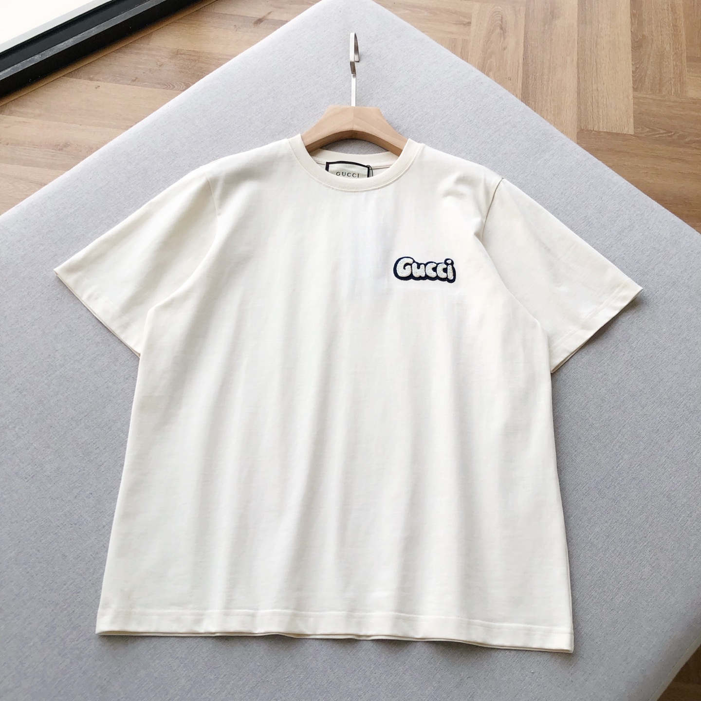 NO:508565,Guc** Towel embroidered couple's beige short-sleeved T-shirt This towel embroidered beige short-sleeved couple's style, grasps fashion and practicality!  The three-dimensional and full Gucci letters embroidery on the chest is embroidered with a three-dimensional and full Gucci letters embroidery. The texture is full, retro and eye-catching, and the recognition is directly full. Walking on the street is a fashionable symbol of walking. The soft beige color does not pick the skin tone, and comes with a gentle filter. Whether it is white or yellow, it can make you look clear and good. The couple matches one dark and one light (or directly the same style and the same color), and the atmosphere is directly full~ The skin-friendly cotton 99 cotton + 1 polyester fiber gold matching fabric has a soft and delicate touch, like a marshmallow that is sun-dried, it is breathable and not sweaty. It is comfortable to wear all day in summer so that you don’t want to take it off~ Men and women’s same style, beige, XS-L. Tile measurement 1-3CM error XS: shoulder width 45 bust 112 garment length 70 sleeves 25  S: Shoulder width 46 bust 116 garment length 72 sleeves 25.5 M: Shoulder width 47 bust 120 garment length 74 sleeves 26 L: Shoulder width 48 garment length 124 garment length 76 sleeves 26.5 Girls choose XS; boys choose XS code below 145 catties; 145-160 catties choose S code; 160-180 catties choose M code; 180-200 catties choose L code., gucci, T-shirt,tees, t-shirt, gold, alexander wang19860909Guc**毛巾绣情侣款米色短袖T恤 这款毛巾绣米色短袖情侣款,把时尚与实用狠狠拿捏！标志性毛巾绣胸前立体饱满的Gucci字母毛巾绣,质感拉满,复古又吸睛,辨识度直接拉满,走在街上就是行走的时尚符号.柔和米色调不挑肤色的奶油米色,自带温柔滤镜,不管是白皮还是黄皮,都能衬出清透好气色,情侣一深一浅搭配（或者直接同款同色）,氛围感直接拉满~ 亲肤棉感99棉+1聚酯纤维的黄金配比面料,触感软糯细腻,像被阳光晒过的棉花糖,贴身穿透气不闷汗,夏天穿一整天都舒服到不想脱~ 男女同款,米色,XS-L码.  平铺测量1-3CM误差 XS码:肩宽45胸围112衣长70袖子25 S码:肩宽46胸围116衣长72袖子25.5 M码:肩宽47胸围120衣长74袖子26 L码:肩宽48胸围124衣长76袖子26.5 女生选择XS码； 男生 145斤以下选择XS码；145-160斤选择S码； 160-180斤选择M码；180-200斤选择L码.,,gucci,T-shirt,tees，t-shirt,gold,alexander wang,Men's clothing