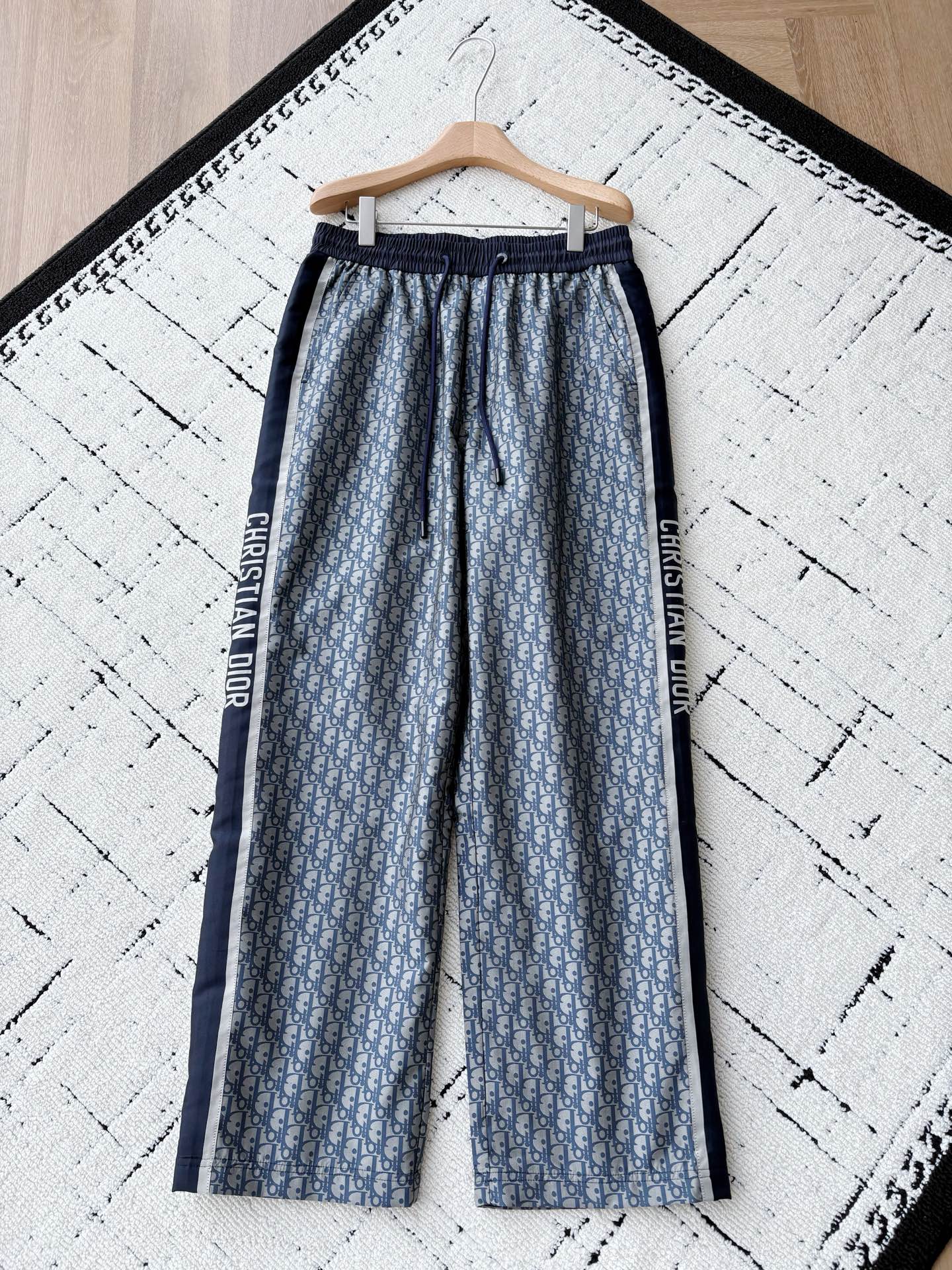 NO:523616,The perfect collision of fashion and texture!  Xiaodi blue and white porcelain double-layer trousers are presented in classic blue and white colors, full of exquisite brand iconic patterns, as elegant and delicate as blue and white porcelain, showing the brand's unique aesthetic style. The side has the eye-catching 'CHRISTIAN DI**' words, which greatly improves recognition and instantly makes the overall shape attractive and stylish. The trousers are a comfortable straight wide-leg design, which is very friendly to all leg shapes, which not only modify the leg shape, but also creates a casual and free atmosphere. The waist is designed with drawstring, which can freely adjust the elasticity according to the body shape, and easily adapt to different waist circumferences. The metal trim at both ends of the drawstring are engraved with the brand logo, which is not only practical, but also adds a sense of exquisiteness and brand recognition to the whole.  The fabric is made of cotton, which feels soft and skin-friendly, comfortable and breathable when worn, without any restraint. The double-layer design makes the pants more drape and texture, and can also provide a certain degree of warmth in slightly cool weather. Men's style, blue, XS-L size; an excellent collision of fashion and texture!  Xiaodi blue and white porcelain double-layer trousers, flat measurement 1-3CM error, XS: waist circumference 76 crotch position 30 leg circumference 62 trousers length 102 S: waist circumference 80 crotch position 31 leg circumference 64 trousers length 104 M: waist circumference 84 crotch position 32 leg circumference 66 trousers length 106 L: waist circumference 88 crotch position 33 leg circumference 68 trousers length 108 PS: waist circumference is elastic, each size can stretch to about 6CM recommended size 135 catties choose XS; 135-150 catties choose S; 150-170 catties choose M; 170-185 catties choose L.,,alexander wang19860909时尚与质感的绝佳碰撞！小迪青花瓷双层长裤 整体以经典的蓝白配色呈现,布满了精致的品牌标志性图案,如同青花瓷般雅致细腻,尽显品牌独特的美学风格.侧边带有醒目的“CHRISTIAN DI**”字样,大大提升了辨识度,瞬间让整体造型变得吸睛又有格调. 裤型是舒适的直筒阔腿设计,对各种腿型都十分友好,既能修饰腿型,又能营造出随性洒脱的氛围.腰间采用抽绳设计,可根据身形自由调节松紧,轻松适配不同腰围,抽绳两端的金属饰件,印刻着品牌标识,不仅实用,还为整体增添了精致感与品牌辨识度. 面料采用棉材质,触感柔软亲肤,穿着时舒适透气,毫无束缚感.双层的设计,让裤子更具垂坠感与质感,同时也能在微凉的天气里提供一定的保暖性. 男款,蓝色,XS-L码； 时尚与质感的绝佳碰撞！小迪青花瓷双层长裤 平铺测量1-3CM误差 XS码:腰围76裆位30腿围62裤长102 S码:腰围80裆位31腿围64裤长104 M码:腰围84裆位32腿围66裤长106 L码:腰围88裆位33腿围68裤长108 PS:裤腰有弹性,每码可拉伸至6CM左右 尺码推荐 135斤以下选择XS码；135-150斤选择S码； 150-170斤选择M码；170-185斤选择L码.,,alexander wang,Men's clothing