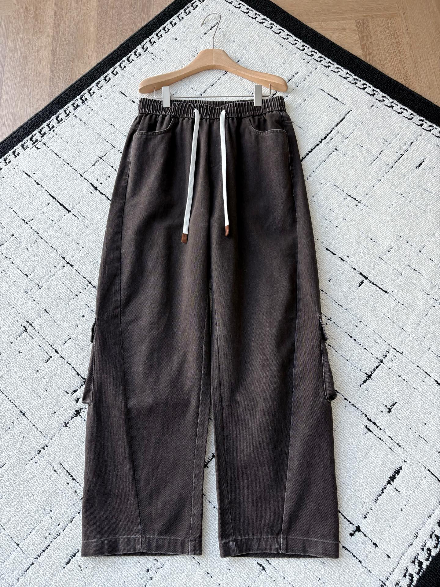 NO:523615,The heavyweight Autumn and Winter ~ BV brown coffee three-dimensional work pants. The BV brown coffee three-dimensional work pants are full of the atmosphere in autumn and winter!  Selected high-quality cotton materials, Italian ingeniously made, high-quality texture and skin-friendly, warm and comfortable to wear in autumn and winter. The brown and brown color is retro and versatile, and it is easy to adapt to various styles. The three-dimensional workpiece pocket design is not only practical, but also adds a tough and handsome street feel. The elastic waist is paired with a white drawstring, which is convenient to adjust and layered, and is very friendly to all kinds of waist circumferences. Whether it is a simple sweatshirt to create a casual and casual style, or a leather jacket to combine it with a cool and cool feeling, it can be perfectly held, a perfect autumn and winter dressing tool~ Men's style, brown brown, XS-L code; tiled measurement 1-3CM error XS code: waist circumference 74 crotch position 30 leg circumference 64 trousers length 106 S code: waist circumference 76 crotch position 31 leg circumference 66 trousers length 107 M code: waist circumference 78 crotch position 32 leg circumference 68 trousers length 108  L size: waist circumference 80 crotch position 33 leg circumference 70 trousers length 109 PS: waist trousers are elastic, each size can stretch to about 6CM Recommended size: XS size below 135 catties; S size 135-150 catties; M size 150-170 catties; L size 170-185 catties.,,bottega veneta,hoodie,sweatshirts,leather jacket,alexander wang19860909秋冬重磅~BV棕咖立体工装神裤 秋冬氛围感拉满的BV棕咖立体工装神裤来啦！ 精选优质棉料,意大利匠心制作,质感高级又亲肤,秋冬穿着温暖又舒适.棕咖色调复古又百搭,轻松适配各种风格.立体工装口袋设计,不仅实用性拉满,还增添了硬朗帅气的街头感.松紧腰搭配白色抽绳,调节方便又显层次感,对各种腰围都很友好.无论是搭配简约卫衣打造休闲随性风,还是与皮衣组合出酷飒感,它都能完美hold住,妥妥的秋冬穿搭利器~ 男款,棕咖色,XS-L码； 平铺测量1-3CM误差 XS码:腰围74裆位30腿围64裤长106 S码:腰围76裆位31腿围66裤长107 M码:腰围78裆位32腿围68裤长108 L码:腰围80裆位33腿围70裤长109 PS:裤腰有弹性,每码可拉伸至6CM左右 尺码推荐 135斤以下选择XS码；135-150斤选择S码； 150-170斤选择M码；170-185斤选择L码.,,bottega veneta,hoodie,sweatshirts,leather jacket,alexander wang,Men's clothing