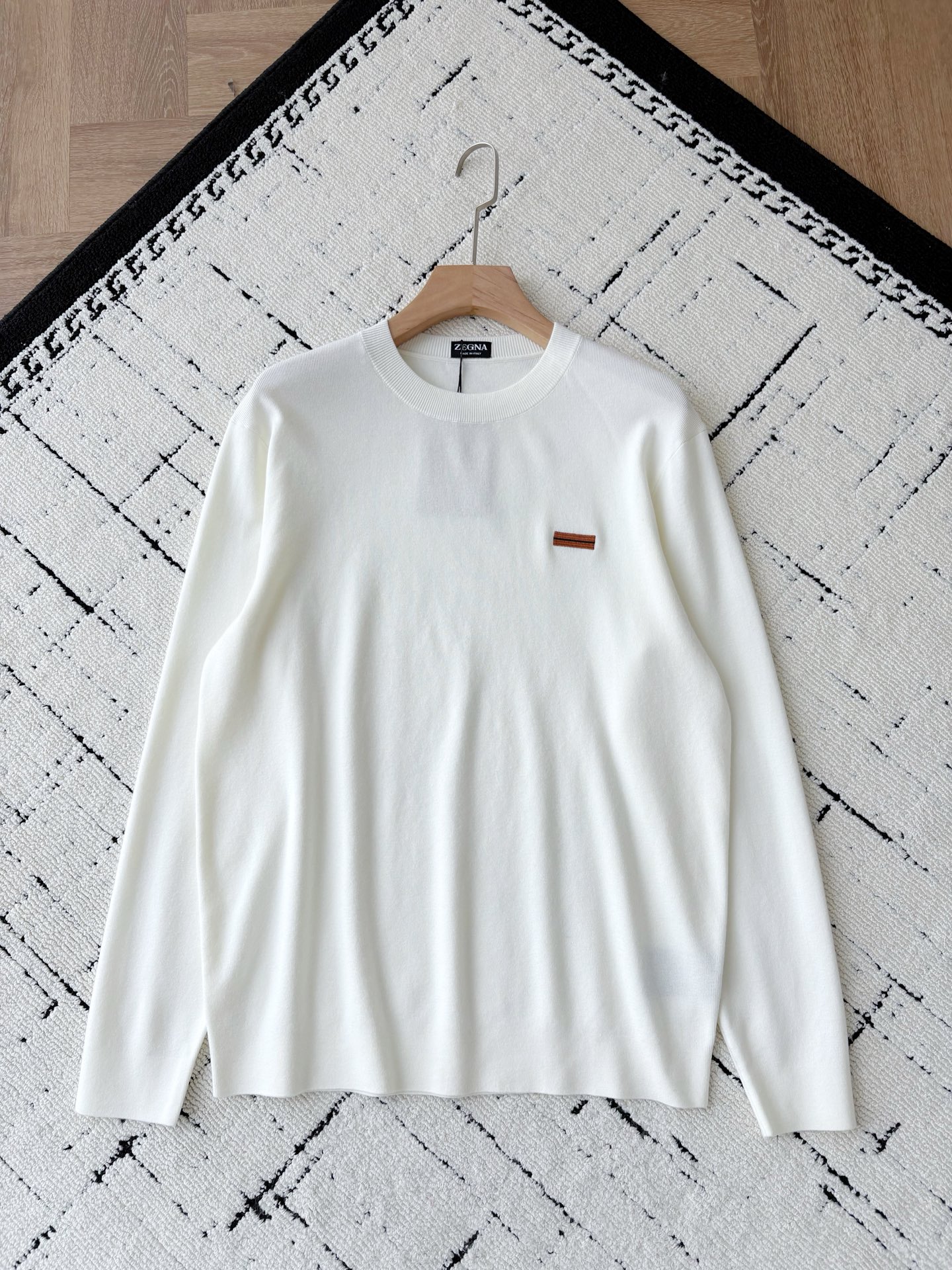 NO:598837,ZZ new autumn and winter style~couple style!  52-count worsted sweater When ZZ’s high-end knitting technology meets 52-count worsted fiber, this sweater becomes the “texture trump card” of men’s wardrobe. A luxurious experience with multiple components of fiber art  It is made of polyester fiber, acrylic, nylon, lyocell, and sheep wool. The 52-count worsted spinning process gives the fabric a delicate and silky feel. It has the warmth and warmth of sheep wool, the breathability and skin-friendlyness of lyocell, and the stiffness and style of synthetic fibers, allowing you to enjoy the dual experience of comfort and style in spring and autumn.  The orange stripe embroidery logo on the chest interprets ZZ's brand genes in a minimalist design language, low-key but with a sense of 'luxury and concealment'; the classic round neck silhouette is versatile and easy to control, whether it is worn with a shirt to create a business level or worn alone to show casual taste. Men's model, black brown white; XS-L size; 1-3CM error in flat measurement XS size: shoulder width 47, bust 106, length 71, sleeves 64  S code: Shoulder width 48 Bust 110 Clothes length 73 Sleeves 65 M code: Shoulder width 49 Bust 114 Clothes length 75 Sleeves 66 L code: Shoulder width 50 Bust 118 Clothes length 77 Sleeves 67 Girls choose XS code; boys below 140 pounds choose XS code; 140-160 pounds choose S code;  If you weigh 160-180 pounds, choose size M; if you weigh 180-200 pounds, choose size L.,,shirts,alexander wang19860909ZZ秋冬新款~情侣款！52支精纺针织衫  当ZZ的高端针织工艺遇上52支精纺纤维,这件针织衫便成了男士衣橱的“质感王牌”. 纤维艺术多元成分的奢级体验 采用聚酯纤维、腈纶、锦纶、莱赛尔、绵羊毛多元混纺,52支精纺工艺赋予面料细腻如丝的触感,既有绵羊毛的温润保暖,又有莱赛尔的透气亲肤,更兼具合成纤维的挺括有型,让你在春秋季尽享舒适与格调的双重体验. 胸前橙色条纹刺绣标识,以极简设计语言诠释ZZ的品牌基因,低调却极具“奢隐感”；经典圆领廓形百搭不挑人,无论是内搭衬衫打造商务层次,还是单穿彰显休闲品味,都能轻松驾驭. 男款,黑色 棕色 白色；XS-L码； 平铺测量1-3CM误差 XS码:肩宽47胸围106衣长71袖子64 S码:肩宽48胸围110衣长73袖子65 M码:肩宽49胸围114衣长75袖子66 L码:肩宽50胸围118衣长77袖子67 女生选择XS码； 男生 140斤以下选择XS码；140-160斤选择S码； 160-180斤选择M码；180-200斤选择L码.,,shirts,alexander wang,Men's clothing