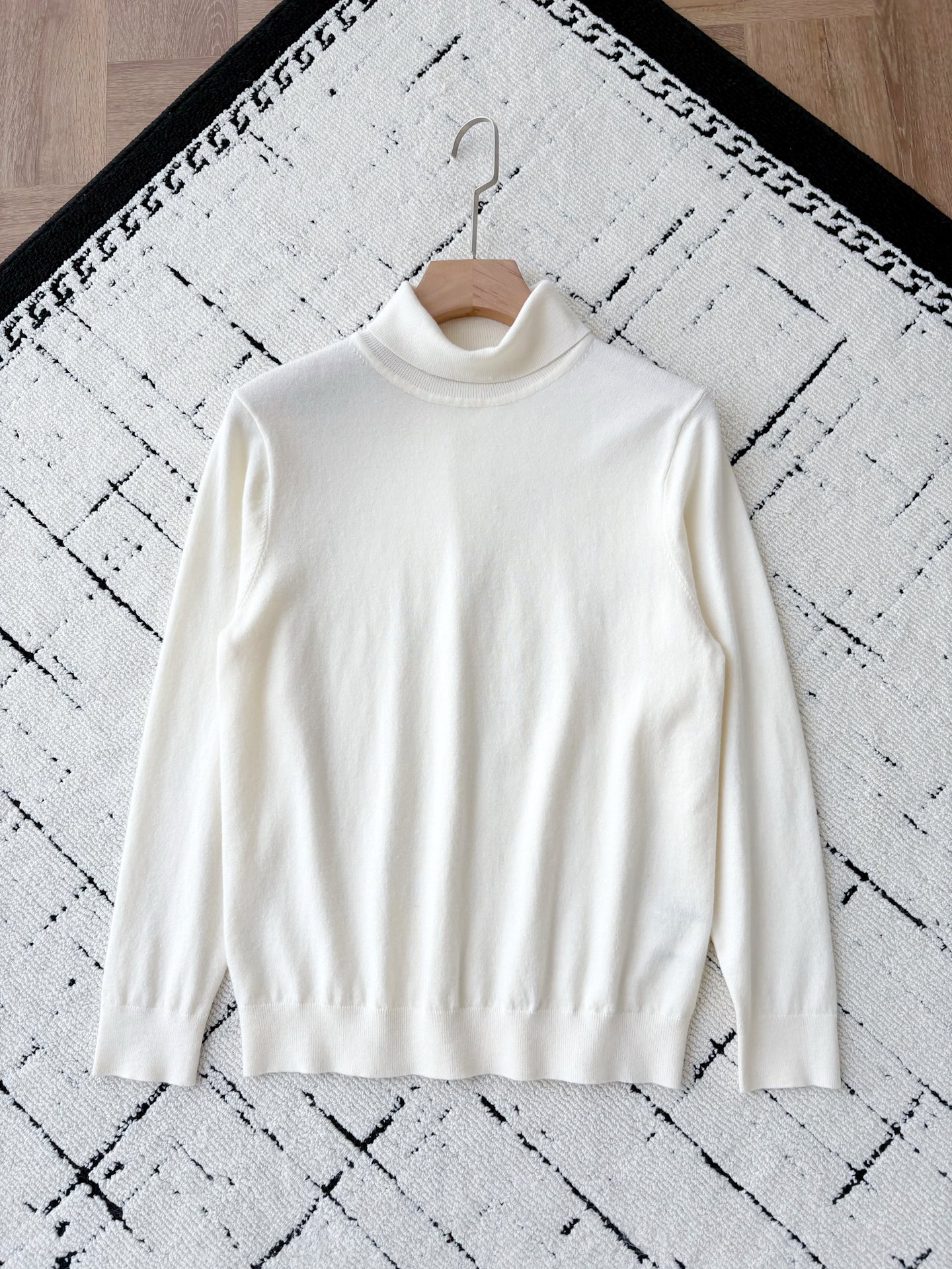 NO:571258,LP* Turtleneck Sweater | Weaving the gentle warmth of the cashmere kingdom into winter. This turtleneck sweater from Loro Pi**a, the 'Hermès of Cashmere World', is the best choice for luxury wear in winter.  Made of pure wool, it feels delicate and smooth, like clouds draped over your body. The classic high-neck design elegantly wraps around the neck to protect against the cold wind while injecting a retro gentleman style into the look. The soft tones are available in multiple colors, whether it is deep navy blue, warm camel or elegant red brown, which can easily match your winter wardrobe style.  Exquisite knitting technology makes the body shape stiff yet soft, and the details of the ribbed collar, cuffs and hem further demonstrate the brand's ultimate pursuit of quality. Whether it is worn with a shirt to create a business casual style, or worn alone with a coat to show a luxurious texture. Men's style, navy blue brick red   Khaki white; M-3  3XL code: Shoulder width 47 Bust 114 Length 71 Sleeves 72 Size recommendation: Choose size M for those under 130 pounds; choose L size for 130-145 pounds; choose XL size for 145-160 pounds; choose XXL size for 160-175 pounds; choose 3XL size for 175-185 pounds;,,hermes,loro piana,loro piana,sweaters,shirts,alexander wang19860909LP*高领毛衣｜把羊绒王国的温柔暖意织进冬日 来自“羊绒界爱马仕”Loro Pi**a的这款高领毛衣,是冬日奢华穿搭的不二之选. 它以纯羊毛打造,触感细腻柔滑,宛如将云朵披在身上；经典高领设计优雅包裹颈部,抵御寒风的同时,为造型注入几分复古绅士格调.多色可选的柔和色调,无论是深邃藏蓝、温暖驼色还是雅致红棕,都能轻松适配你的冬日衣橱风格. 精湛的针织工艺让衣身版型挺括又不失柔软,罗纹领口、袖口与下摆的细节处理,更显品牌对品质的极致追求.不管是内搭衬衫打造商务休闲风,还是单穿搭配大衣彰显奢华质感. 男款,藏蓝色 砖红色 卡其色 白色；M-3XL码； 3449# 平铺测量1-3CM误差 M码:肩宽43胸围98衣长63袖子58 L码:肩宽44胸围102衣长65袖子59 XL码:肩宽45胸围106衣长67袖子60 XXL码:肩宽46胸围110衣长69袖子61 3XL码:肩宽47胸围114衣长71袖子72 尺码推荐 130斤以下选择M码;130-145斤选择L码； 145-160斤选择XL码；160-175斤选择XXL码； 175-185斤选择3XL码；,,hermes,loro piana,loro piana,sweaters,shirts,alexander wang,Men's clothing