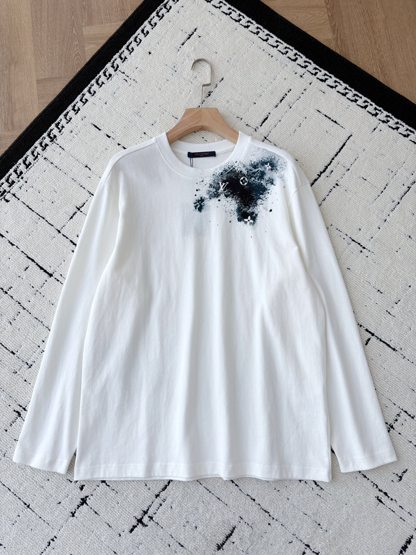 NO:571263,25 new autumn and winter styles~couple style!  V Ink Long Sleeve T is the crossover between art and luxury | V Ink Style Long Sleeve T is an eye-catching code for couples to go out on the street. It is made of skin-friendly fabric of 99 cotton + 1 polyester fiber, which is soft and breathable yet has a crisp texture; the ink splash design on the chest and back has great artistic tension, and LV’s classic presbyopia elements are looming in the ink color. It cleverly integrates oriental aesthetics and luxury brand genes, and every detail reveals an 'unintentional sense of luxury'.  The loose couple style is friendly to all body shapes. Whether worn alone to create an artistic trendy style, or layered to create a layered accent, it can make you stand out in autumn outfits, and become an 'artistic CP' on the street with your significant other, easily achieving the dual aesthetics of fashion and art!  ?  Same style for men and women, white; S-L size; 1-3CM error in flat measurement S size: shoulder width 48 bust 118 clothing length 72 sleeve length 61 M size: shoulder width 49 bust 122 clothing length 74 sleeve length 62 L size: shoulder width 50 bust 126 clothing length 76 sleeve length 63 Girls choose S size; boys below 145 choose S size; 145-165 pounds choose M size;  165-185 pounds choose size L.,,louis vuitton,alexander wang1986090925秋冬新款~情侣款！V水墨长袖T 艺术与奢潮的跨界｜V水墨风长袖T,情侣出街的吸睛密码  选用99棉+1聚酯纤维的亲肤面料,柔软透气又不失挺括质感；胸前与背后的水墨泼墨设计极具艺术张力,LV经典老花元素在墨色晕染中若隐若现,将东方美学与奢牌基因巧妙融合,每一处细节都透着“不刻意的高级感”. 宽松的情侣款版型对各种身形友好,不管是单穿打造艺术潮人风格,还是内搭叠出层次腔调,它都能让你在秋日穿搭中脱颖而出,和另一半化身街头“艺术感CP”,轻松拿捏时尚与艺术的双重审美！？ 男女同款,白色 ；S-L码； 平铺测量1-3CM误差 S码:肩宽48胸围118衣长72袖长61 M码:肩宽49胸围122衣长74袖长62 L码:肩宽50胸围126衣长76袖长63 女生选择S码； 男生 145以下选择S码；145-165斤选择M码； 165-185斤选择L码.,,louis vuitton,alexander wang,Men's clothing