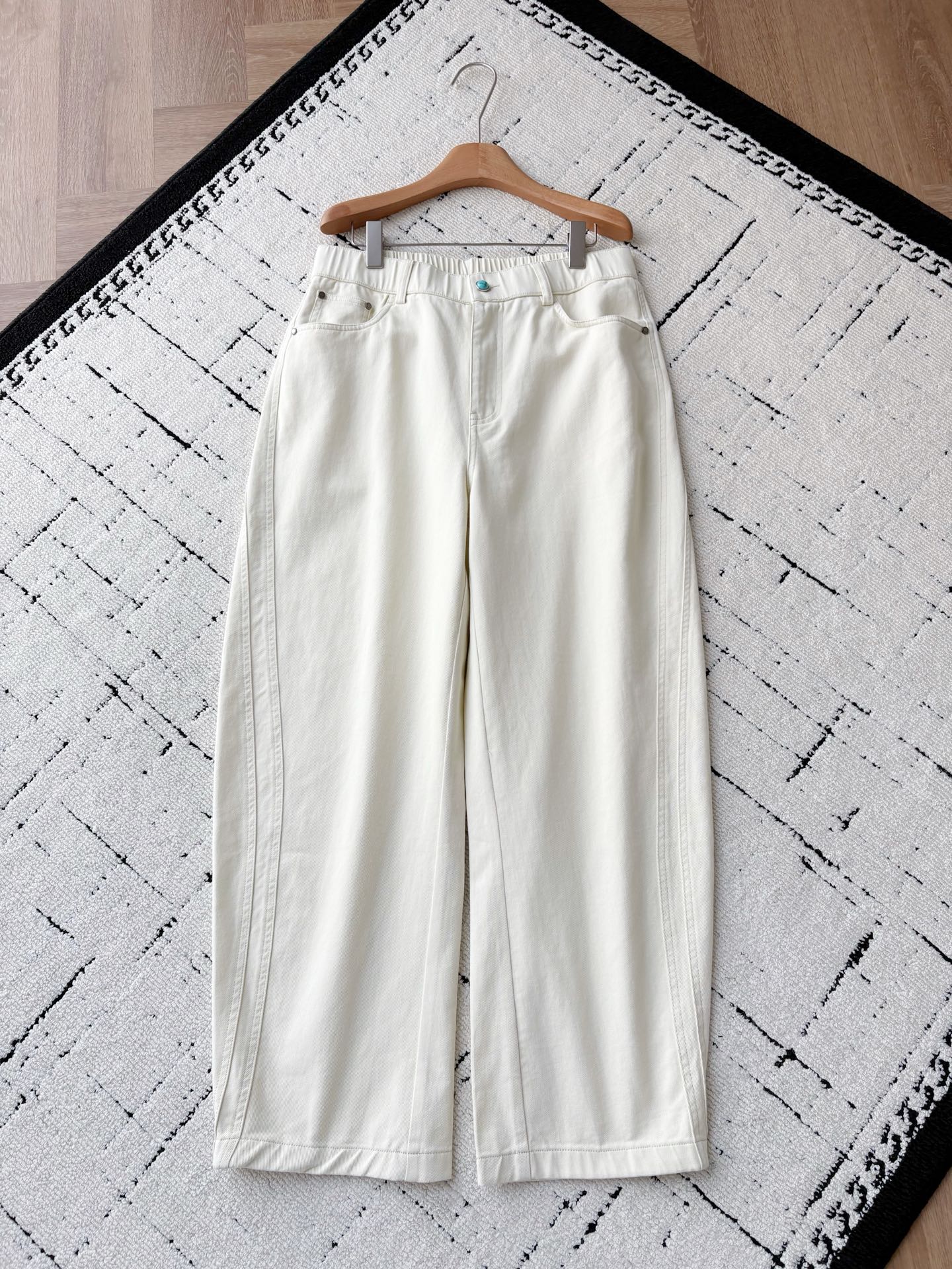 NO:571260,V Turquoise White Jeans | Welding 'high-end relaxation' to the legs. When V's elegant gene collides with the casual texture of pure cotton denim, these white jeans have become synonymous with 'high-end relaxation'.  Made of pure cotton fabric, it is soft, breathable and has the stiff muscles of denim. The turquoise buttons at the waistband are the finishing touch, adding a different kind of vitality to the pure white denim. It cleverly blends Western style and luxury brand style, and the details are full of 'unconscious sophistication'.  The loose straight fit is friendly to all leg types, and the triangular stitching design on the back pocket hides a hidden trick. Whether paired with a shirt to create an urban commuting style, or layered with a vest for a summer casual feel, it allows you to easily achieve a 'lazy and high-end' style in your outfit, becoming the center of attention among the crowd with its own fashion magnet!  Men's model, white;  PS: The waistband is elastic and each size can be stretched to about 6CM. Recommended sizes: If you are under 135 pounds, choose size XS; if you are 135-150 pounds, choose size S; if you are 150-jin, choose size M; if you are 185 pounds, choose size L.,,jeans,shirts,alexander wang19860909V绿松石白牛仔裤｜把“高级松弛感”焊在腿上 当V奢雅基因撞上纯棉牛仔的随性质感,这条白牛仔裤便成了“高级松弛感”的代名词. 选用纯棉面料,柔软透气且自带牛仔的挺括筋骨；裤腰处的绿松石纽扣堪称点睛之笔,在纯净白色牛仔上撞出别样活力,把西部风情与奢牌格调巧妙融合,细节处尽是“不刻意的精致感”. 宽松直筒版型对各种腿型友好,背后口袋的三角缝线设计暗藏小心机.不管是搭配衬衫打造都市通勤风,还是与背心叠出夏日休闲感,它都能让你在穿搭中轻松拿捏“慵懒又高级”的风格,成为人群中自带时尚磁场的吸睛焦点！ 男款,白色 ；XS-L码； 平铺测量1-3CM误差 XS码:腰围80裆位32腿围66裤长106 S码:腰围84裆位33腿围68裤长106 M码:腰围88裆位34腿围70裤长108 L码:腰围92裆位35腿围72裤长108 PS:裤腰有弹性,每码可拉伸至6CM左右 尺码推荐 135斤以下选择XS码；135-150斤选择S码； 150-斤选择M码；-185斤选择L码.,,jeans,shirts,alexander wang,Men's clothing