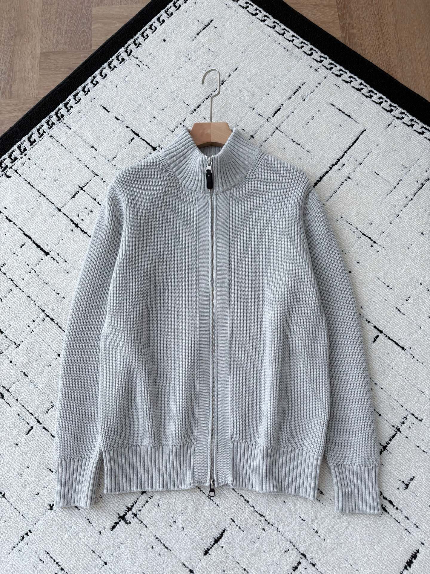 NO:571245,MM6 three-color knitted jacket unlocks a high-end choice for autumn and winter texture wear. When retro knitted texture meets pioneering design details, MM6's three-color knitted jacket fully plays the 'texture card' of autumn and winter wear.  The cotton knitted fabric is used, with full texture and solid touch. The upper body has just the right amount of stiffness without losing the softness and warmth of knitted items. The neat stand-up zipper design makes the zipper and closure look cool and stylish, and makes it more casual when worn open. The texture of the hardware zippers is even more delicate and visible to the naked eye, and the details of the leather pull tabs clearly explain the saying 'the sense of luxury is hidden in the details'.   The iconic stitching embellishment on the back is the pioneering gene in the heart of MM6, making the simple version instantly memorable. The retro tone of dark brown, the cool texture of light gray, and the calm aura of navy, the three colors have their own styles, but they can all be easily integrated into your outfit system - a shirt underneath will look like a commuter elite, a solid color T-shirt will turn you into a street trendy person, and a layered coat is the best combination for autumn and winter layering.  From fabrics to craftsmanship, from design to color matching, it has just the right balance between 'practical wear' and 'niche style'. It is a textured jersey worthy of being included in this autumn and winter. The same style for men and women, black gray brown; XS-L size; 1-3CM error in flat measurement   M code: shoulder width 45 girth 114 length 71 sleeves 65 L size: shoulder width 46 chest girth 118 length 73 sleeves 66 Girls choose XS code; boys under 135 pounds choose XS size; 135-150 pounds choose size S; 150-jin choose size M; -185 pounds choose size L.,,masion margiela,jackets & coats,shirts,tees,t-shirt,alexander wang19860909MM6三色针织外套解锁秋冬质感穿搭的高阶选择 当复古针织肌理遇上先锋设计细节,MM6这款三色针织外套,把秋冬穿搭的“质感牌”打得淋漓尽致. 选用棉针织面料,纹理饱满且触感扎实,上身是恰到好处的挺括度,却又不失针织单品的柔软温度.利落的立领拉链设计,拉合间是酷感型格,敞开穿又多了几分随性腔调；五金拉链的质感更是肉眼可见的精致,皮质拉袢的细节,把“高级感藏在细节里”这句话诠释得明明白白. 背后标志性的缝线点缀,是MM6骨子里的先锋基因,让简约版型瞬间有了记忆点.深棕的复古腔调、浅灰的清冷质感、藏蓝的沉稳气场,三种配色各有风格,却都能轻松融入你的穿搭体系——内搭衬衫是通勤精英感,配纯色T恤又变身街头潮人,叠穿大衣更是秋冬层次感的王炸组合. 从面料到工艺,从设计到配色,它把“实穿”与“小众格调”平衡得刚刚好,是这个秋冬值得收入囊中的质感战袍. 男女同款,黑色 灰色 啡色 ；XS-L码； 平铺测量1-3CM误差 XS码:肩宽43胸围106衣长67袖子63 S码:肩宽44胸围110衣长69袖子64 M码:肩宽45围114衣长71袖子65 L码:肩宽46胸围118衣长73袖子66 女生选择XS码； 男生 135斤以下选择XS码；135-150斤选择S码； 150-斤选择M码；-185斤选择L码.,,masion margiela,jackets & coats,shirts,tees，t-shirt,alexander wang,Men's clothing