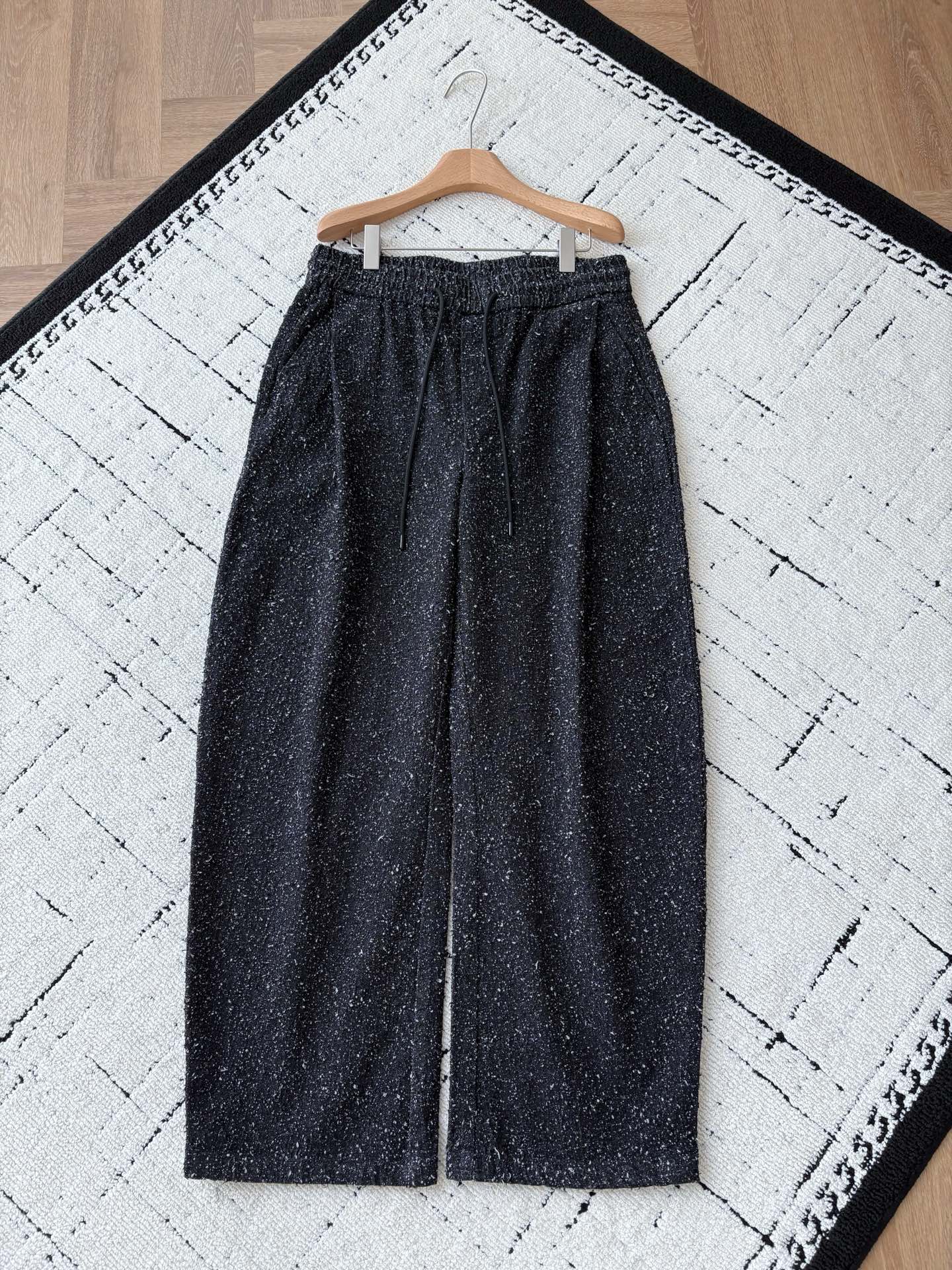 NO:571242,BV's star-filled scimitar pants bring the avant-garde style of the Milky Way to the body. When Italian craftsmanship meets the galaxy-like fabric texture, Bottega Ve**ta's 'Gypsophila' scimitar pants directly bring the avant-garde style of the show into daily wear.  Made of cotton with a special texture, the black base is dotted with white cotton scattered like a galaxy. Every inch of the fabric has a 'handmade' luxury texture; the scimitar shape is neat and a bit unruly, the pants are as smooth as a knife, and there is an aura when walking, which wonderfully combines the 'lazy high-end sense' and the 'street avant-garde sense'.   The details are BV’s specialty. The metal finish of the drawstring at the waist is full of texture. The low-key design of the back pocket hides the secret. The brand logo tag inside always shows the identity. Whether it is paired with a minimalist sweater for a casual and trendy style, or a turtleneck sweater for a light luxury style, it can become the 'texture anchor' of the style. Men's style, black; XS-L size; 1-3CM error when measuring flat.  XS code: Waist 80 crotch position 32 Leg circumference 68 trouser length 106 S code: Waist 84 crotch position 33 Leg circumference 70 trouser length 106 M code: Waist 88 crotch position 34 Leg circumference 72 trouser length 108 L code: Waist 92 crotch position 35 Leg circumference 74 trouser length 108 PS: The trouser waist is elastic and can be stretched to about 6CM per size. Size recommendation   If you are under 135 pounds, choose XS size; if you are 135-150 pounds, choose size S; if you are 150-jin, choose size M; if -185 pounds, choose size L.,,bottega veneta,bottega veneta,hoodie,sweatshirts,alexander wang19860909BV秀款满天星弯刀裤把银河穿在身上的先锋型格 当意大利匠心工艺邂逅银河般的面料肌理,Bottega Ve**ta这款“满天星”弯刀裤,直接把秀场的先锋腔调拽进了日常穿搭. 选用棉打造的特殊肌理面料,黑底上星点白絮似银河散落,每一寸布料都透着“手工感”的奢级质感；弯刀版型利落又带点不羁,裤型流畅如刀削,行走间自带气场,把“慵懒高级感”和“街头先锋感”奇妙地揉在了一起. 细节更是BV的拿手好戏腰部抽绳的金属收尾质感拉满,背后口袋的低调设计暗藏小心机,内里的品牌标识标签时刻彰显身份.不管是搭配极简卫衣走随性潮范,还是配高领针织衫玩轻奢格调,它都能成为造型的“质感锚点”. 男款,黑色 ；XS-L码； 平铺测量1-3CM误差 XS码:腰围80裆位32腿围68裤长106 S码:腰围84裆位33腿围70裤长106 M码:腰围88裆位34腿围72裤长108 L码:腰围92裆位35腿围74裤长108 PS:裤腰有弹性,每码可拉伸至6CM左右 尺码推荐 135斤以下选择XS码；135-150斤选择S码； 150-斤选择M码；-185斤选择L码.,,bottega veneta,bottega veneta,hoodie,sweatshirts,alexander wang,Men's clothing