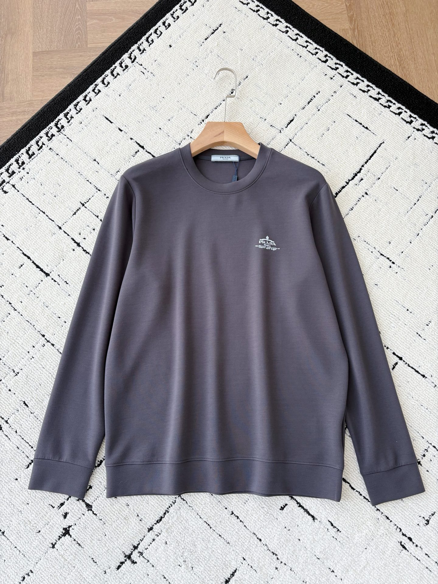 NO:572161,PD Lenzing Modal custom fabrics!  Morandi Sweatshirt When the smoothness of Lenzing Modal and the delicacy of milk silk meet the modal gold blend, a luxurious feast of texture begins. This sweatshirt is made of export-order custom-made fabrics, with the natural skin-friendly properties of Lenzing Modal, combined with the silky touch of milk silk and the luxurious texture of Modal gold blend, blending comfort and luxury into every inch of the fabric.  It not only has the gentleness that melts against the skin, but also emits the unique luster of luxury products when the light flows. Every time you raise your hand or walk, it seems to be inadvertently telling the exquisite taste. The skin-friendly and warm qualities are suitable for multi-season wear, and the high-end sense derived from customized fabrics allows you to have the unique style of luxury brands in your daily life. Same style for men and women, gray purple; XS-L size; 1-3CM error when measuring flat.   XS code: shoulder width 43 bust 104 length 68 sleeves 62 S size: shoulder width 44 bust 108 length 70 sleeves 63 M size: shoulder width 45 circumference 112 length 72 sleeves 64 L size: shoulder width 46 bust 116 length 74 sleeves 65 Girls choose XS code; boys under 135 pounds choose XS code; 135-150 pounds choose S code;  If you are 150-170 pounds, choose size M; if you are 170-185 pounds, choose size L.,,hoodie,sweatshirts,gold,alexander wang19860909PD兰精莫代尔定制面料！莫兰迪卫衣 当兰精莫代尔的柔滑、牛奶丝的细腻与莫代尔黄金混纺相遇,一场关于质感的奢享盛宴就此开启.这款卫衣采用出口单定制面料,兰精莫代尔的天然亲肤属性,搭配牛奶丝的丝滑触感与莫代尔黄金混纺的奢级质感,将舒适与高级感揉进每一寸织物里. 它不仅有着贴肤即融的温柔,更在光线流转间晕染出奢品独有的光泽,每一次抬手、每一次行走,都似在不经意间诉说着精致品味.亲肤保暖的特质适配多季穿搭,而那份源于定制面料的高级感,更是让你在日常中便能拥有奢牌独有的格调. 男女同款,灰色 紫色 ；XS-L码； 平铺测量1-3CM误差 XS码:肩宽43胸围104衣长68袖子62 S码:肩宽44胸围108衣长70袖子63 M码:肩宽45围112衣长72袖子64 L码:肩宽46胸围116衣长74袖子65 女生选择XS码； 男生 135斤以下选择XS码；135-150斤选择S码； 150-170斤选择M码；170-185斤选择L码.,,hoodie,sweatshirts,gold,alexander wang,Men's clothing