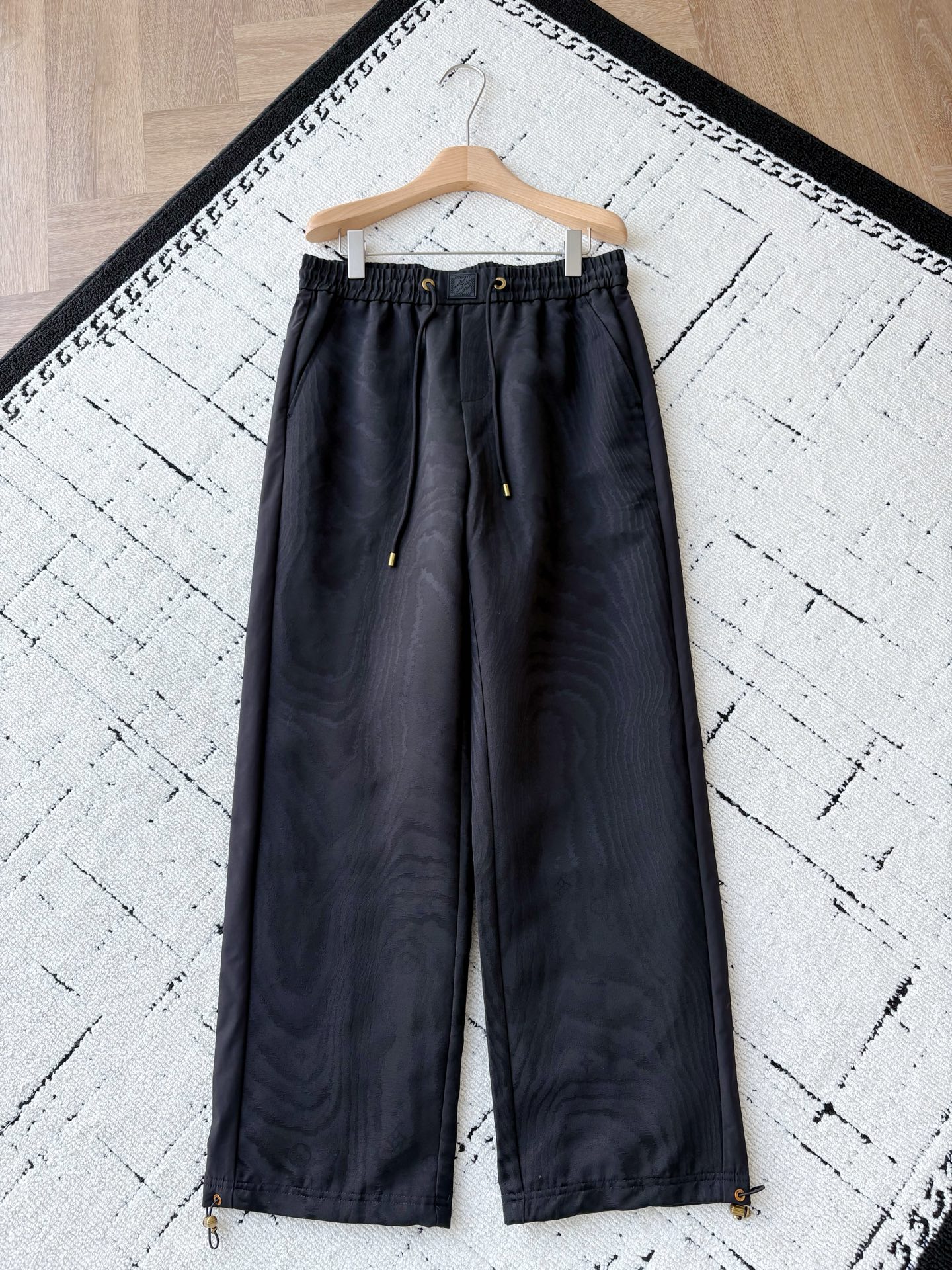 NO:572157,Heavy customization ~ Big V water ripple black pants, a duo of pure cotton luxury and avant-garde design  Selected high-count pure cotton fabric is skin-friendly and breathable, and at the same time, it quietly incorporates V's iconic water ripple dark pattern, concealing brand recognition in a low-key manner; the waist elastic belt is matched with a metal nameplate and customized drawstring, and the brass-textured rope ends and buttonholes are engraved in every detail.  The exquisite craftsmanship of the luxury brand is engraved; the adjustable design of the trouser legs allows you to switch styles at will. When the feet are tied, they are neat and capable, and when they are loosened, they are casual and free; the V embroidery logo on the back pocket uses three-dimensional stitching to present the brand's classic elements, becoming the finishing touch of the overall look.  It is not only an eye-catching tool for daily outings, but also a collectible item for luxury goods lovers. It perfectly integrates the comfort of pure cotton with V's avant-garde design. Every time you wear it, it is a fashion expression of texture and style. Men's style, black; XS-L size;   Flat measurement error 1-3CM XS code: Waist 78 crotch position 32 Leg circumference 64 trouser length 104 S code: Waist 82 crotch position 33 Leg circumference 66 trouser length 105 M code: Waist 86 crotch position 34 Leg circumference 68 trouser length 106 L code: Waist 90 crotch position 35 Leg circumference 70 trouser length 107 PS: The waistband is elastic and can be stretched to about 6CM per size. Size recommendations  If you are under 135 pounds, choose the XS code; if you are 135-150 pounds, choose the S code; if you are 150-170 pounds, choose the M code; if you are 170-185 pounds, choose the L code.,,alexander wang19860909重工定制~大V水波纹黑裤纯棉奢感与先锋设计的双重奏 精选高支纯棉面料,亲肤透气的同时,将V标志性水波纹暗纹悄然融入,低调中暗藏品牌辨识度；腰部松紧带搭配金属铭牌与定制抽绳,黄铜质感的绳头与扣眼,每一处细节都镌刻着奢牌工艺的精致；裤脚可调节设计让风格随心切换,束脚时利落干练,散开时随性洒脱；后背口袋的V刺绣标识,以立体针法呈现品牌经典元素,成为整体造型的点睛之笔. 它既是日常出街的吸睛利器,也是奢品爱好者的收藏级单品,将纯棉的舒适与V的先锋设计完美融合,每一次穿搭都是一场关于质感与格调的时尚表达. 男款,黑色 ；XS-L码； 平铺测量1-3CM误差 XS码:腰围78裆位32腿围64裤长104 S码:腰围82裆位33腿围66裤长105 M码:腰围86裆位34腿围68裤长106 L码:腰围90裆位35腿围70裤长107 PS:裤腰有弹性,每码可拉伸至6CM左右 尺码推荐 135斤以下选择XS码；135-150斤选择S码； 150-170斤选择M码；170-185斤选择L码.,,alexander wang,Men's clothing