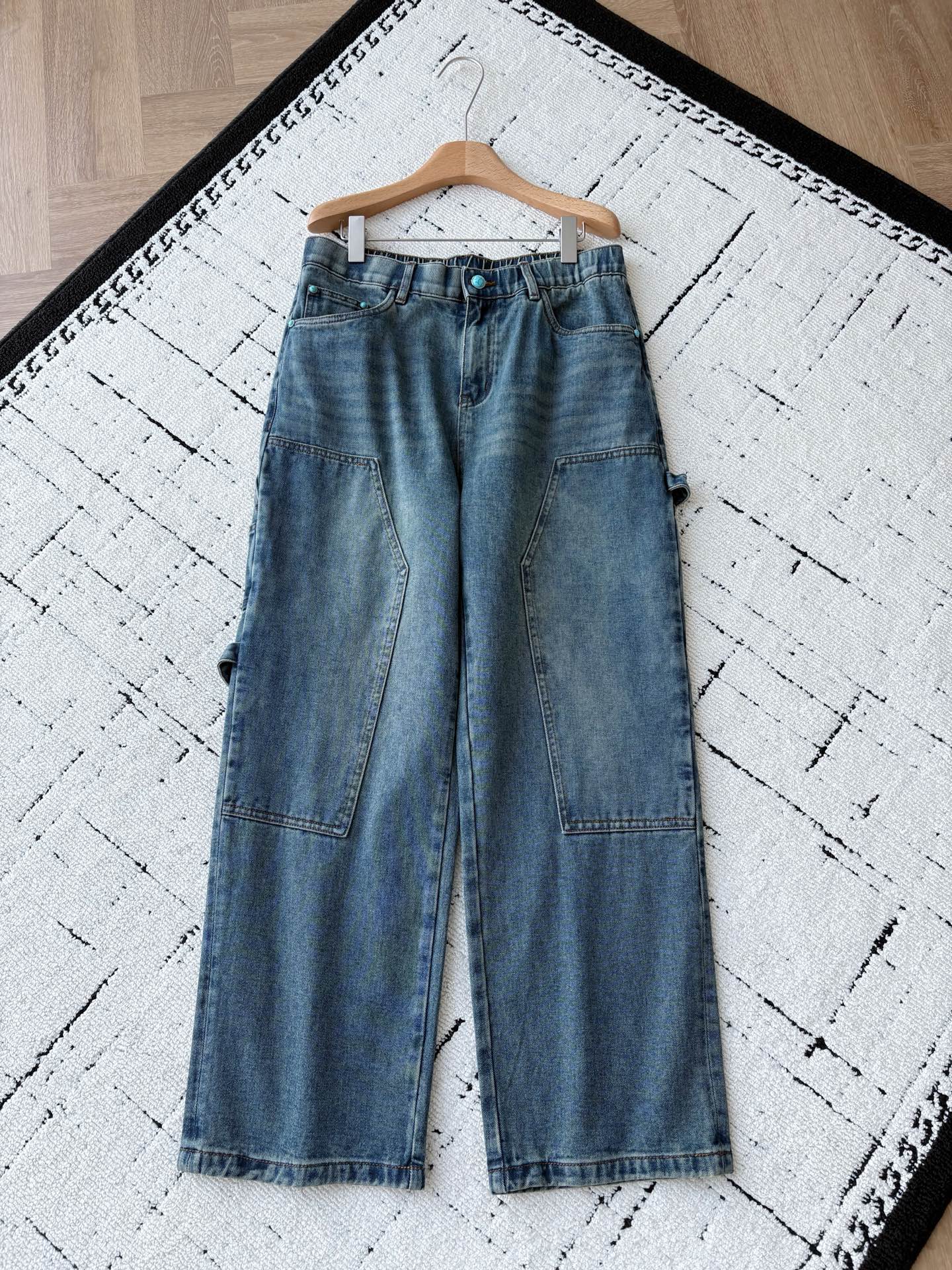 NO:572155,V turquoise embossed workwear denim  The trend of retro workwear and luxury brand craftsmanship collides ~ pure cotton denim fabrics are selected, and the retro washing process presents a natural aged texture. It is comfortable and skin-friendly and has a time-preserved accent; the trousers are decorated with turquoise decorative buttons, from the placket to the pocket details, a touch of clear blue injects wildness and sophistication into the denim.  The style tension; the LV embossed logo on the back pocket reproduces the brand's classic elements with three-dimensional embossing technology, highlighting the luxury brand identity in a low-key manner; the multi-pocket workwear design combines practicality and style, and the loose trousers are suitable for various wearing styles, which can be salty or sweet, and can easily control diverse styles such as street, retro, and light luxury.  It is a collectible item for workwear style enthusiasts and a styling tool for luxury fashion players. It perfectly combines the toughness of retro workwear with LV's luxurious craftsmanship. Every time you wear it, it is a fashion statement about personality and style. Men's model, blue; XS-L size; 1-3CM error in flat measurement XS size: waist 78 crotch position 32 leg 62 trouser length 104 S code: waist 82 crotch position 33 leg circumference 64 pants length 105 M code: waist circumference 86 crotch position 34 leg circumference 66 pants length 106 L size: waist circumference 90 crotch position 35 leg circumference 68 pants length 107 PS: The waistband is elastic and can be stretched to about 6CM per size. Size recommendations: Choose XS size if you are under 135 catties; choose S size if you are 135-150 catties;   If you are 150-170 pounds, choose size M; if you are 170-185 pounds, choose size L.,,louis vuitton,alexander wang19860909V绿松石装饰压纹工装牛仔 复古工装与奢牌工艺的潮流碰撞~精选纯棉牛仔面料,经复古洗水工艺呈现出自然做旧质感,舒适亲肤的同时自带岁月沉淀的腔调；裤身点缀绿松石装饰扣,从门襟到口袋细节,一抹清透蓝调为牛仔注入野性与精致并存的风格张力；后背口袋的LV压纹标识,以立体压印工艺复刻品牌经典元素,低调中彰显奢牌身份；多口袋工装设计兼具实用性与造型感,宽松裤型适配各种穿搭风格,可盐可甜,轻松驾驭街头、复古、轻奢等多元风格. 它是工装风爱好者的收藏级单品,也是奢潮玩家的造型利器,将复古工装的硬朗与LV的奢华工艺完美融合,每一次上身都是一场关于个性与格调的时尚宣言. 男款,蓝色 ；XS-L码； 平铺测量1-3CM误差 XS码:腰围78裆位32腿围62裤长104 S码:腰围82裆位33腿围64裤长105 M码:腰围86裆位34腿围66裤长106 L码:腰围90裆位35腿围68裤长107 PS:裤腰有弹性,每码可拉伸至6CM左右 尺码推荐 135斤以下选择XS码；135-150斤选择S码； 150-170斤选择M码；170-185斤选择L码.,,louis vuitton,alexander wang,Men's clothing