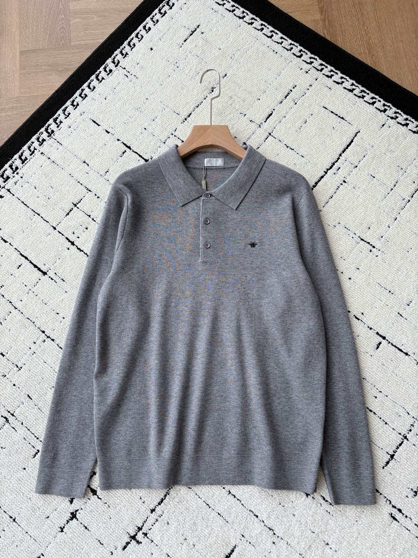 NO:572159,Di** wool blended bee POLO｜French luxury and elegant couple model This Di** wool blended bee POLO redefines the 'high-end benchmark' for men's daily wear with luxurious materials and iconic details. The luxurious material is selected wool blended fabrics, which have a delicate and soft touch, with both warmth and drape. The exquisite quality of French origin makes every wear show the luxury brand style.  Details highlight the iconic bee embroidery on the chest, which is a concrete expression of the spirit of Dior haute couture. It is low-key and hides brand recognition; custom buttons and neat tailoring integrate French elegance into every detail. The style is versatile and classic POLO collar design, black and gray, suitable for business, leisure and other diverse scenarios. It can be worn with a shirt to create a gentleman's level, or can be worn alone with casual pants to easily switch between workplace style and daily tone.   Same style for men and women, black gray; XS-L size; 1-3CM error in flat measurement  If you are under 135 pounds, choose XS size; if you are 135-150 pounds, choose size S; if you are 150-170 pounds, choose size M; if you are 170-190 pounds, choose size L.,,dior,shirts,alexander wang19860909Di**羊毛混纺蜜蜂POLO｜法式奢雅 情侣款 这款Di**羊毛混纺蜜蜂POLO,以奢华材质与标志性细节,重新定义男士日常穿搭的“高级感标杆”. 材质奢享精选羊毛混纺面料,触感细腻软糯,兼具保暖性与垂坠感,法国原产的精工品质,让每一次穿着都尽显奢牌格调. 细节点睛胸前标志性的蜜蜂刺绣,是Dior高定精神的具象表达,低调中暗藏品牌辨识度；定制纽扣与利落剪裁,将法式优雅融入每一处细节. 风格百搭经典POLO领设计,黑、灰双色适配商务、休闲等多元场景.可内搭衬衫打造绅士层次,也可单穿搭配休闲裤,轻松切换职场型格与日常腔调. 男女同款,黑色 灰色 ；XS-L码； 平铺测量1-3CM误差 XS码:肩宽43胸围104衣长68袖子62 S码:肩宽44胸围108衣长70袖子63 M码:肩宽45围112衣长72袖子64 L码:肩宽46胸围116衣长74袖子65 女生选择XS码； 男生 135斤以下选择XS码；135-150斤选择S码； 150-170斤选择M码；170-190斤选择L码.,,dior,shirts,alexander wang,Men's clothing