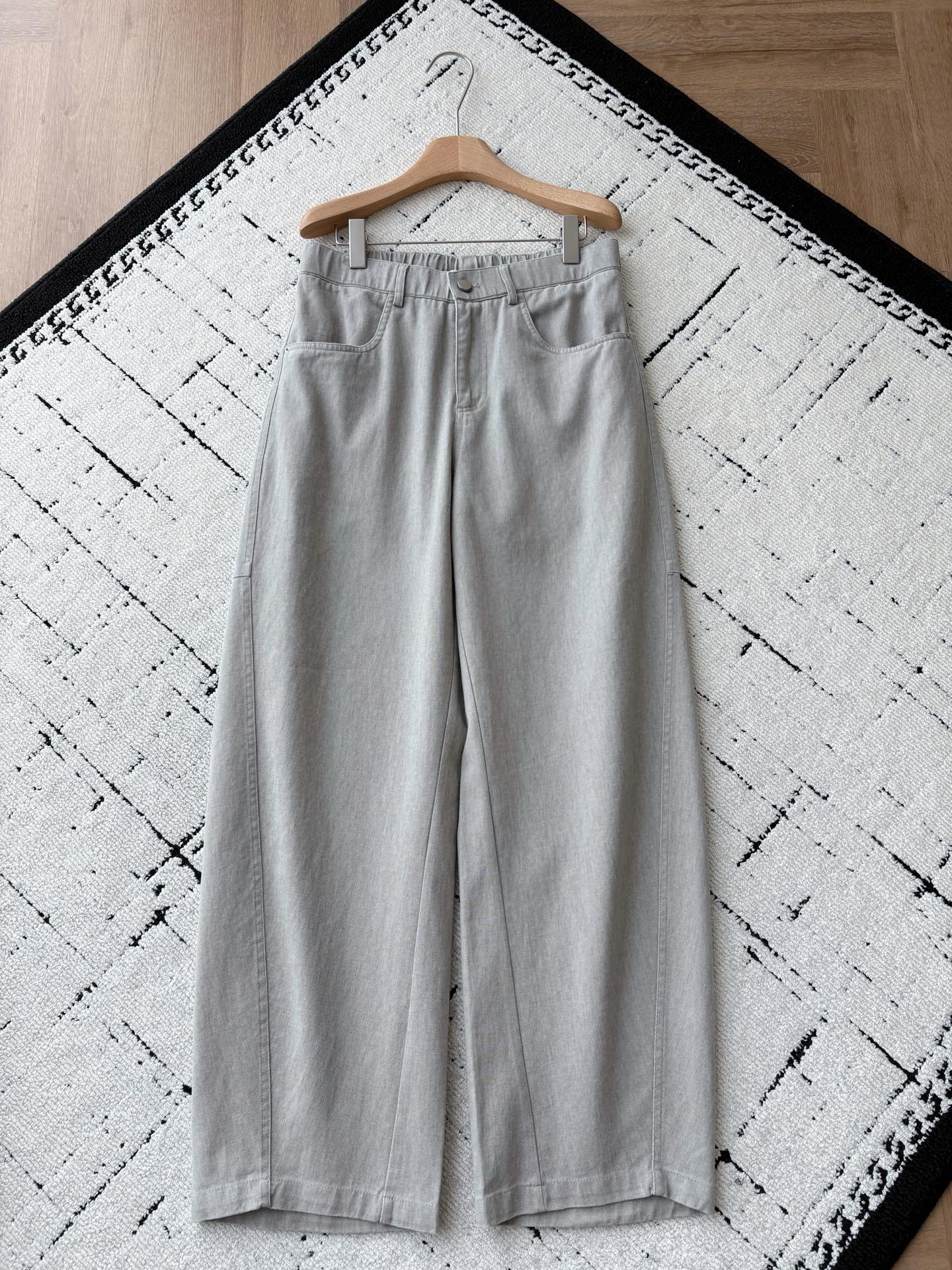 NO:756814,Gentle and casual style under deconstruction ~ MM6 milkshake denim wide-leg pants. These wide-leg pants break the inherent impression of denim and redefine the high-end sense of daily wear with lazy silhouette and ingenious details. Made of pure cotton denim fabric, after a special washing process, it presents a milkshake-like soft light gray tone. It feels soft and skin-friendly. It bids farewell to the stiff constraints of traditional denim and allows the skin to have a 'breathing feeling' in daily wear.  The loose wide-leg cut of the lazy wide-leg silhouette not only modifies the leg shape, but also gives the outfit a casual and lazy French accent, and brings a cool aura of 'keep away from strangers' when walking. The hand-made stitching of the deconstructed pockets and stitched back pockets, and the asymmetrical pocket design demonstrate MM6's iconic deconstructive aesthetics everywhere, making a pair of jeans an 'art installation' of styling.  The detail-oriented carnival custom metal buttons, the smooth texture of YKK zippers, and the practical design of the drawstrings on the waistband find an exquisite balance between functionality and aesthetics. Every detail can withstand close inspection. Men's model, khaki color, XS-L size. 1-3CM error in flat measurement  M code: waist circumference 82 crotch position 32 leg circumference 70 pants length 108 L code: waist circumference 86 crotch position 33 leg circumference 72 pants length 109 PS: The waistband is elastic and can be stretched to about 8CM per size. Size recommendations: Choose XS size if you are under 135 catties; choose S size if you are 135-150 catties; choose M size if you are 150-170 catties; choose L size if you are 170-185 catties.  222,,masion margiela,jeans,19860909解构主义下的温柔随性风~MM6奶昔牛仔阔腿裤 这条阔腿裤打破牛仔的固有印象,以慵懒廓形与细节巧思,重新定义日常穿搭的高级感. 采用纯棉牛仔面料,经过特殊洗水工艺处理,呈现出奶昔般的柔和浅灰调,触感柔软亲肤,告别传统牛仔的硬挺束缚,让肌肤在日常穿搭中也能拥有“呼吸感”. 慵懒阔腿廓形宽松的阔腿剪裁,修饰腿型的同时,赋予穿搭随性慵懒的法式腔调,行走间自带“生人勿近”的清冷气场. 解构式口袋与缝线后袋的手工感缝线、不对称的口袋设计,处处彰显MM6标志性的解构主义美学,让一条牛仔裤也能成为造型的“艺术装置”. 细节控的狂欢定制金属纽扣、YKK拉链的流畅质感,以及裤腰抽绳的实用设计,在功能性与美观性之间找到精妙平衡,每一处细节都经得起近距离审视. 男款,卡其色,XS-L码. 平铺测量1-3CM误差 XS码:腰围74裆位30腿围66裤长106 S码:腰围78裆位31腿围68裤长107 M码:腰围82裆位32腿围70裤长108 L码:腰围86裆位33腿围72裤长109 PS:裤腰有弹性,每码可拉伸到8CM左右. 尺码推荐 135斤以下选择XS码；135-150斤选择S码； 150-170斤选择M码；170-185斤选择L码. 222,,masion margiela,jeans,,Men's clothing