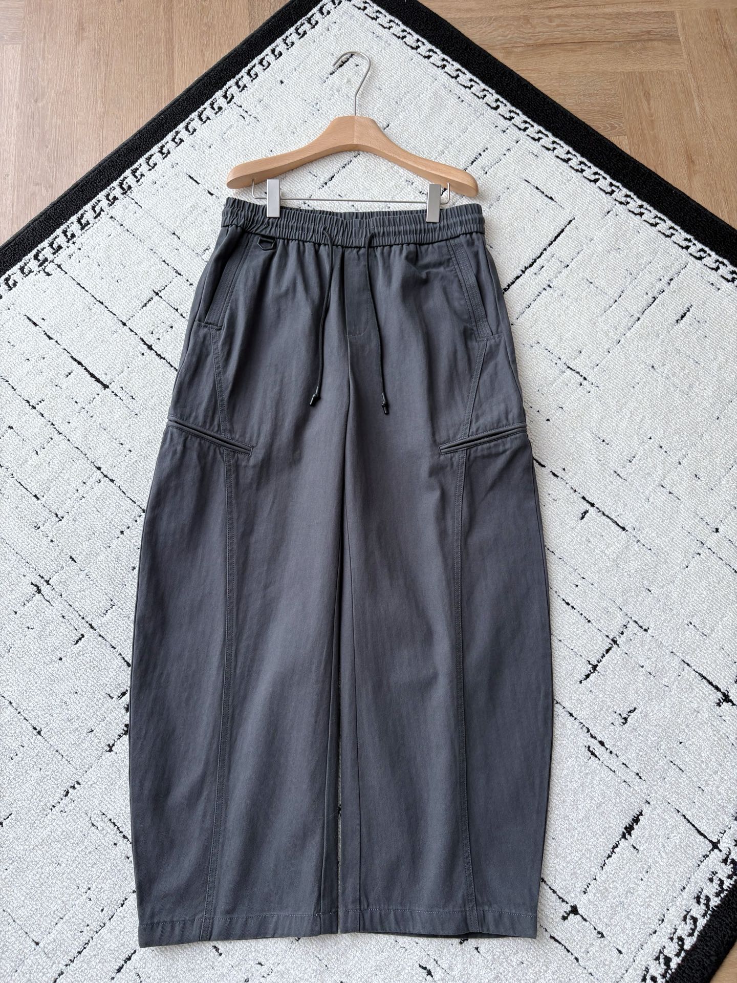 NO:656710,BV gray-green heavy-duty scimitar pants | A pioneering collision between Italian minimalism and workwear aesthetics. When BV's minimalist genes meet the hard-core texture of workwear, these gray-green heavy-duty scimitar pants redefine the high-end casual dressing language with the quality of pure Italian original cotton.  The gray-green tone is low-key and layered, and the scimitar silhouette modifies the leg shape while injecting a casual and uninhibited street feel; the waist elastic band + drawstring design takes into account both comfort and style, and the hardware drawstring head and hexagonal buckle are full of details, showing the brand's obsession with craftsmanship. The multi-pocket structure (including zipper pockets) is practical and design-friendly, with neat stitching, and every stitch demonstrates the level of 'Made in Italy' craftsmanship. Men's style, gray green, size XS-L.  Flat measurement error 1-3CM XS code: Waist 80 crotch position 32 Leg circumference 66 trouser length 106 S code: Waist 84 crotch position 33 Leg circumference 68 trouser length 106 M code: Waist 88 crotch position 34 Leg circumference 70 trouser length 108 L code: Waist 92 crotch position 35 Leg circumference 72 trouser length 108 PS: The waistband is elastic and can be stretched to about 8CM per size. Recommended size  If you are under 135 pounds, choose XS size; if you are 135-150 pounds, choose size S; if you are 150-170 pounds, choose size M; if you are 170-185 pounds, choose size L.,,bottega veneta,alexander wang19860909BV灰绿色重工弯刀裤｜意式极简与工装美学的先锋碰撞 当BV的极简基因邂逅工装的硬核质感,这条灰绿色重工弯刀裤以纯棉的意大利原产品质,重新定义高级休闲的穿搭语言. 灰绿色调低调而富有层次,弯刀廓形修饰腿型的同时,注入随性不羁的街头感；腰部松紧带+抽绳设计兼顾舒适与造型感,五金抽绳头与六边形扣饰细节满满,尽显品牌对工艺的偏执.多口袋结构（含拉链口袋）实用又具设计感,缝线工整利落,每一处针脚都彰显“意大利制造”的精工水准. 男款,灰绿色,XS-L码. 平铺测量1-3CM误差 XS码:腰围80裆位32腿围66裤长106 S码:腰围84裆位33腿围68裤长106 M码:腰围88裆位34腿围70裤长108 L码:腰围92裆位35腿围72裤长108 PS:裤腰有弹性,每码可拉伸到8CM左右. 尺码推荐 135斤以下选择XS码；135-150斤选择S码； 150-170斤选择M码；170-185斤选择L码.,,bottega veneta,alexander wang,Men's clothing