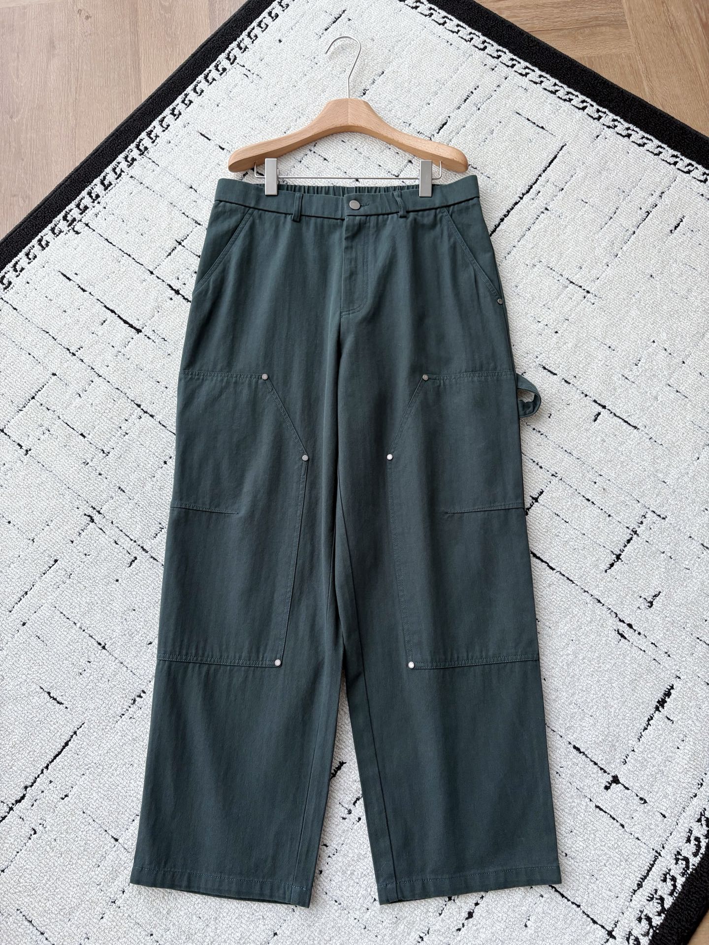 NO:756811,YSL dark green overalls are a Parisian fusion of avant-garde style and pragmatism  This pair of dark green overalls has a deep dark green background, with a retro texture but full of modern tension. The whole body is made of cotton fabric, which is skin-friendly and breathable. The crisp version has the right balance between casualness and high-end. The multi-pocket design is the soul of workwear style.  Da - The front three-dimensional pocket is decorated with metal rivets, which is cool and sophisticated; the embroidered brand logo on the back is low-key to highlight the identity, and the side zipper pockets inject avant-garde details into functionality. YSL's ultimate consideration of 'practical aesthetics' is hidden in every part.  The elastic design of the waist is compatible with comfort and style, and the texture of the metal buttons and zippers collides, making daily wear instantly look like a Paris Fashion Week show. Whether it is paired with a simple white T to create a casual street style, or layered with a leather jacket to create a retro style, it can become the 'style anchor' of the style, bursting out YSL-style pioneering edge in a low-key manner. Men's style, dark green, size XS-L. 1-3CM error when measuring flat.  XS code: Waist 84 crotch position 33 Leg circumference 68 trouser length 106 S code: Waist 88 crotch position 34 Leg circumference 70 trouser length 106 M code: Waist 92 crotch position 35 Leg circumference 72 trouser length 108 L code: Waist 96 crotch position 36 Leg circumference 74 trouser length 108 PS: The trouser waist is elastic and can be stretched to about 8CM per size. Size recommendation  If you are under 135 pounds, choose XS size; if you are 135-155 pounds, choose size S; if you are 155-170 pounds, choose size M; if you are 170-185 pounds, choose size L. 222,,saint laurent,jackets & coats,19860909YSL墨绿工装裤先锋格调与实用主义的巴黎式融合 这条墨绿工装裤以深郁墨绿为底色,自带复古质感却又充满现代张力.通体采用棉面料,亲肤透气的同时,挺括版型将随性与高级感平衡得恰到好处.多口袋设计是工装风的灵魂表达——正面立体口袋点缀金属铆钉,酷感中透着精致；背面刺绣品牌标识低调彰显身份,侧边拉链口袋则为功能性注入先锋细节,每一处都藏着YSL对“实用美学”的极致推敲. 腰头的松紧设计兼容舒适与造型感,金属纽扣与拉链的质感碰撞,让日常穿搭瞬间拥有巴黎时装周的秀场层次.无论是搭配简约白T打造随性街头风,还是与皮质夹克叠穿演绎复古型格,它都能成为造型的“风格锚点”,在低调中迸发YSL式的先锋锋芒. 男款,墨绿色,XS-L码. 平铺测量1-3CM误差 XS码:腰围84裆位33腿围68裤长106 S码:腰围88裆位34腿围70裤长106 M码:腰围92裆位35腿围72裤长108 L码:腰围96裆位36腿围74裤长108  PS:裤腰有弹性,每码可拉伸到8CM左右. 尺码推荐 135斤以下选择XS码；135-155斤选择S码； 155-170斤选择M码；170-185斤选择L码. 222,,saint laurent,jackets & coats,,Men's clothing