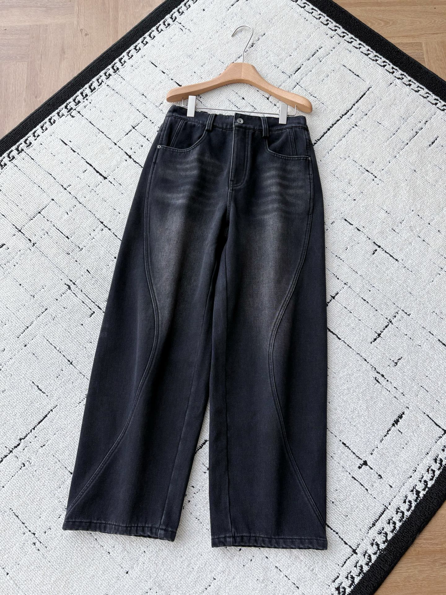 NO:656714,The warmest tool for autumn and winter ~ BV velvet black wide-leg jeans. Italian combed cotton denim is used as the base. After distressed washing, it shows a clear-cut carbon black gradient on the crotch and natural whitening of the knees, which is like wearing time on the body. The composite fine fleece inside is a soft and warm barrier against the skin - from late autumn to cold winter, it can resist the cold wind when worn alone, but it will not be bulky and bulky like ordinary velvet pants.  The waistband is a double buff, the front piece is made of a classic denim placket + metal snap buttons (YKK zipper hidden details), and the back piece is an elastic drawstring waist - it has the stiff and formal feeling of denim, but also hides the looseness that is not flattering on the body shape;  The silhouette is a 'lazy frame' high-waisted + wide-legged + slightly draped trousers type, which welds the 'relaxation' on the legs. The hips are wide and the leg shape is not straight, so it can be gently modified. The trousers legs sway slightly when walking, which is an effortless nobility;  The stitching is a curved seam on the side of the trousers with an invisible logo. It is not for decoration - it allows the wide-leg trousers to fit closer to the legs during movement and not appear hollow. The hardware has a matte metal texture, and the snap buttons and pocket rivets are consistent with the carbon black tone of the denim, which does not steal the show but is tactile.  It adds weight; the pockets are deep patch pockets + inner hidden pockets, which can store mobile phones and card holders securely, and will not be as 'empty' as ordinary wide-leg pants; the inner seams are hemmed, and there are no rough threads at the connection between fleece and denim, and there will be no pilling or snagging no matter how long you wear them.  Men's model, black, XS-L size. Flat measurement error 1-3CM error  PS: The waistband is elastic and each size can be stretched to about 8CM. Recommended sizes: If you are under 135 catties, choose size XS; if you are 135-155 catties, choose size S; if you are 155-170 catties, choose size M; if you are 170-185 catties, choose size L.,,bottega veneta,jeans,alexander wang19860909秋冬保暖穿搭神器~BV加绒黑色阔腿牛仔裤 意大利精梳棉牛仔布做基底,经过做旧水洗呈现层次分明的炭黑渐变胯部、膝弯处的自然磨白,像把时光穿在身上；内里复合的细密抓绒,是贴着皮肤的软暖屏障——深秋到寒冬,单穿也能抗住冷风,却不会像普通加绒裤那样臃肿显笨. 腰头是双buff前片做了经典牛仔门襟+金属按扣（YKK拉链暗藏细节）,后片却是松紧抽绳腰——既有牛仔的挺括仪式感,又藏着不挑身材的松弛度； 廓形是“慵懒骨架”高腰+阔腿+微垂坠的裤型,把“松弛感”焊在腿上胯宽、腿型不直都能被温柔修饰,走动时裤管带起的轻晃,是毫不费力的贵气； 缝线是隐形logo裤身侧面的弧线拼接缝,不是为了装饰——它让阔腿裤在活动时更贴腿、不显空.五金是哑光金属质感,按扣、口袋铆钉都和牛仔布的炭黑调统一,不抢戏却摸得出分量；口袋是加深贴袋+内侧暗袋,手机、卡包都能稳妥收纳,不会像普通阔腿裤那样“空荡荡”；内里锁边是包边工艺,抓绒与牛仔的衔接处没有毛糙线头,穿再久也不会起球勾丝 男款,黑色,XS-L码. 平铺测量1-3CM误差 XS码:腰围76裆位31腿围64裤长106 S码:腰围79.5裆位32腿围66裤长107 M码:腰围83裆位33腿围68裤长108 L码:腰围86.5裆位34腿围70裤长109  PS:裤腰有弹性,每码可拉伸到8CM左右. 尺码推荐 135斤以下选择XS码；135-155斤选择S码； 155-170斤选择M码；170-185斤选择L码.,,bottega veneta,jeans,alexander wang,Men's clothing