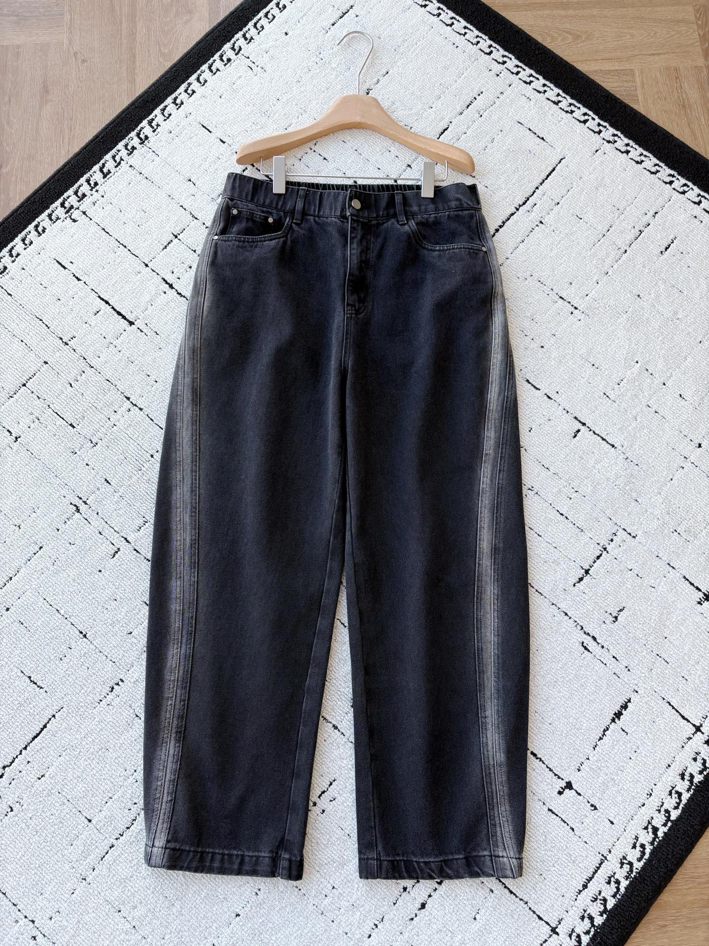 NO:656727,BV metal through-line black wide-leg jeans BV metal through-line black cow welds 'low-key luxury' to the trouser legs, the hottest autumn and winter style!  The fabric is the first-class quality pure cotton denim that has been washed with distressed water. The surface is dyed with a matte gray tone. The soft but not drapey feeling wraps around the legs.  The metal through line on the side is the soul - the silver-gray stitching extending from the waistband to the trousers. It looks like a 'low-key edge' sewn into the trousers. From a distance, it looks like a simple black cow. Only when you look up close can you understand the beauty of this line. It not only pulls the visual focus to the side of the leg, quietly modifying the leg shape, but also gives the basic style a more iconic 'only those who know the goods will understand'. When paired with a minimalist top, this line is the highlight of the whole body.  The combination of elastic waistband + metal snap buckle is a 'balance of comfort and refinement' - you don't have to work hard to tie the belt, and there will be no marks when you sit down; the triangular stitching of the back pocket, the BV white label on the inside, and even the metal teeth of the zipper are all delicate matte. Men's style, black, XS-L size. 1-3CM error in flat measurement  S code: Waist 84 crotch position 34 Leg circumference 66 pants length 107 M code: Waist 88 crotch position 35 Leg circumference 68 trouser length 108 L size: Waist 92 crotch position 36 leg circumference 70 pants length 109 PS: The waistband is elastic and can be stretched to about 6CM per size. Size recommendations: Choose XS size if you are under 135 catties; choose S size if you are 135-150 catties;  If you weigh 150-170 pounds, choose size M; if you weigh 170-185 pounds, choose size L.,,bottega veneta,jeans,alexander wang19860909BV金属贯穿线黑色阔腿牛仔裤 BV金属贯穿线黑牛把“低调奢”焊在裤脚的秋冬王炸款！ 面料是第一重质感纯棉牛仔布经过做旧水洗,表面晕染出雾感灰调,软而不塌的垂坠感裹住腿型. 侧边那条金属贯穿线是灵魂——从腰头延伸到裤脚的银灰车线,像把“低调的锋芒”缝进裤型里远看是简约黑牛,近看才懂这道线的妙既把视觉重心拉向腿侧,悄悄修饰腿型,又让基础款多了“识货者才懂”的标识性,配极简上衣时,这条线就是全身的亮点. 松紧腰头+金属按扣的组合,是“舒服与精致的平衡”——不用费力系腰带,坐下也不会勒出印子；后袋的三角车线、内侧的BV白标,连拉链的金属齿都泛着细腻的哑光. 男款,黑色,XS-L码. 平铺测量1-3CM误差 XS码:腰围80裆位33腿围64裤长106 S码:腰围84裆位34腿围66裤长107 M码:腰围88裆位35腿围68裤长108 L码:腰围92裆位36腿围70裤长109  PS:裤腰有弹性,每码可拉伸到6CM左右. 尺码推荐 135斤以下选择XS码；135-150斤选择S码； 150-170斤选择M码；170-185斤选择L码.,,bottega veneta,jeans,alexander wang,Men's clothing