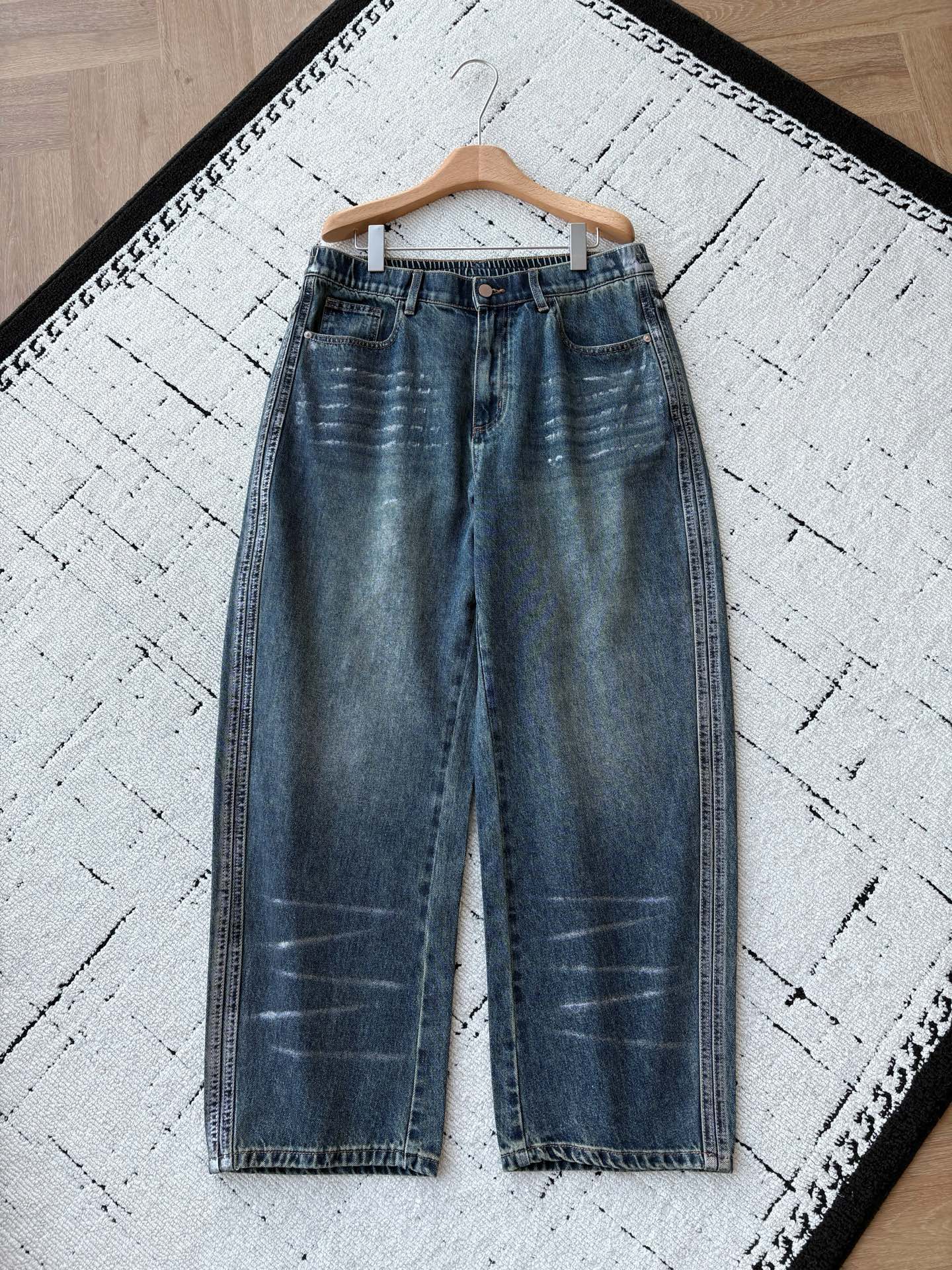 NO:656719,BV metal-painted heavy-duty blue cow | The retro ambition of Italian relaxation. This heavy-duty blue cow is a new annotation of Italian craftsmanship for relaxation. Italian pure cotton denim, the trousers have been repeatedly polished through the metal-painting and washing process. The whiskering texture is like a story wrinkled by time. The whitened texture hides the hand-made graininess, and the blue tone gradually changes from deep indigo to light mist.  The waist elastic band eliminates the restraint of formal jeans, and the wide-leg silhouette wraps up the laziness of all figures; the double stitching on the side is a BV-style detail obsession, and the metal buttons have a matte texture after painting - there is no logo bombing, but it can use the contrast of 'heavy industrial washing + Italian tailoring' to make you recognizable in the crowd with 'low-key elegance'. Men's style, blue, XS-L size. 1-3CM error when measuring flat.  XS code: Waist 80 crotch position 32 Leg circumference 66 trouser length 106 S code: Waist 84 crotch position 33 Leg circumference 68 trouser length 106 M code: Waist 88 crotch position 34 Leg circumference 70 trouser length 108 L code: Waist 92 crotch position 35 Leg circumference 72 trouser length 108 PS: The trouser waist is elastic and can be stretched to about 6CM per size. Size recommendation  If you are under 135 pounds, choose XS size; if you are 135-150 pounds, choose size S; if you are 150-170 pounds, choose size M; if you are 170-185 pounds, choose size L.,,bottega veneta,alexander wang19860909BV金属刷漆重工蓝牛｜意式松弛感的复古野心 这条重工蓝牛,是意式工艺写给松弛感的新注解. 意大利纯棉牛仔布,经金属刷漆水洗工艺反复打磨裤身猫须纹理像被时光揉皱的故事,磨白肌理里藏着手工做旧的颗粒感,蓝调从深靛到浅雾的渐. 腰部松紧带消解了正装牛仔的束缚感,阔腿廓形裹住所有身材的慵懒；侧边双缝线是BV式的细节执念,金属纽扣带着刷漆后的哑光质感——没有logo轰炸,却能用“重工水洗+意式剪裁”的反差,让你在人群里自带“低调贵气”的辨识度. 男款,蓝色,XS-L码. 平铺测量1-3CM误差 XS码:腰围80裆位32腿围66裤长106 S码:腰围84裆位33腿围68裤长106 M码:腰围88裆位34腿围70裤长108 L码:腰围92裆位35腿围72裤长108  PS:裤腰有弹性,每码可拉伸到6CM左右. 尺码推荐 135斤以下选择XS码；135-150斤选择S码； 150-170斤选择M码；170-185斤选择L码.,,bottega veneta,alexander wang,Men's clothing