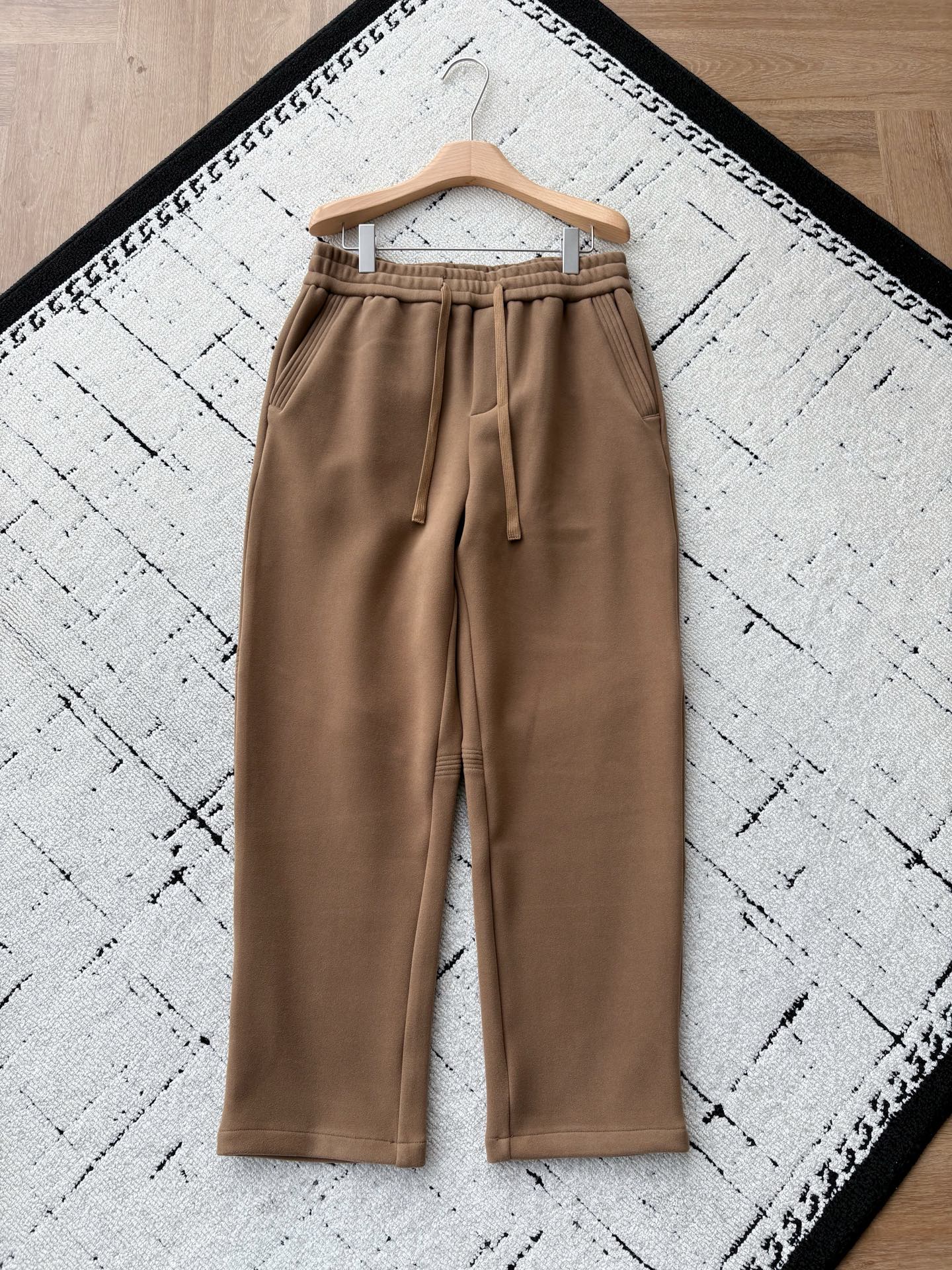 NO:656734,YSL coffee-colored baby velvet wide-leg casual pants. These YSL coffee-colored baby velvet pants, with warm coffee tones and extremely soft fabrics, bring a lazy and comfortable fashion experience to autumn and winter. The iconic baby velvet material has a fluffy and plump touch, locking in warmth while maintaining just the right drape texture.  From the adjustable elastic drawstring at the waist to the smooth decorative stitching on the side, every detail reflects the brand's dual pursuit of comfort and beauty. The classic white YSL embroidered logo on the back pocket is a low-key and elegant way to highlight the identity. The included black label is clearly printed with 'SAINT LAU**T PARIS' and 'Made in Italy', which is a testimony of high quality from fabric to craftsmanship. Men's model, brown, XS-L size. 1-3CM error when measuring flat.  XS code: Waist 72 crotch position 31 Leg circumference 60 trouser length 100 S code: Waist 76 crotch position 32 Leg circumference 62 trouser length 102 M code: Waist 80 crotch position 33 Leg circumference 64 trouser length 104 L code: Waist 84 crotch position 34 Leg circumference 66 trouser length 106 PS: The trouser waist is elastic and can be stretched to about 6CM per size. Size recommendation  If you are under 135 pounds, choose XS size; if you are 135-150 pounds, choose size S; if you are 150-170 pounds, choose size M; if you are 170-185 pounds, choose size L.,,saint laurent,saint laurent,alexander wang19860909YSL咖啡色宝宝绒阔腿休闲裤 这条YSL咖啡色宝宝绒裤,以温暖的咖啡色调和极致柔软的面料,为秋冬带来慵懒舒适的时髦体验.标志性的宝宝绒材质,触感蓬松丰盈,锁住暖意的同时,保持了恰到好处的垂坠质感. 从腰部可调节的松紧抽绳,到侧面流畅的装饰缝线,每一处细节都体现了品牌对舒适与美感的双重追求.后袋上经典的白色YSL刺绣标志,低调而优雅地彰显身份.内附的黑色标签清晰印有“SAINT LAU**T PARIS”与“意大利制造”,从面料到工艺,皆为高品质的见证. 男款,咖啡色,XS-L码. 平铺测量1-3CM误差 XS码:腰围72裆位31腿围60裤长100 S码:腰围76裆位32腿围62裤长102 M码:腰围80裆位33腿围64裤长104 L码:腰围84裆位34腿围66裤长106  PS:裤腰有弹性,每码可拉伸到6CM左右. 尺码推荐 135斤以下选择XS码；135-150斤选择S码； 150-170斤选择M码；170-185斤选择L码.,,saint laurent,saint laurent,alexander wang,Men's clothing
