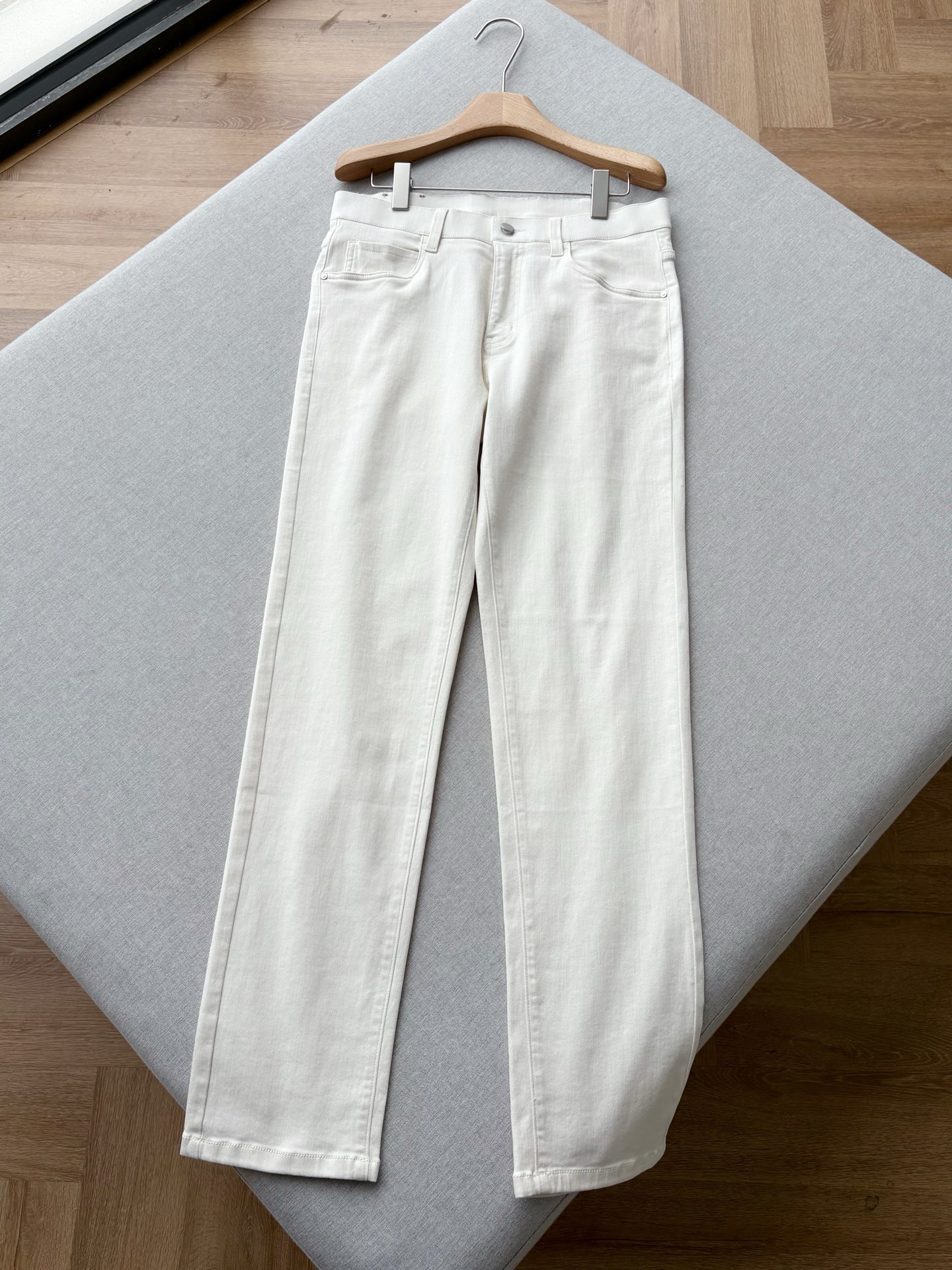 NO:842720,ZZ26 spring and summer off-white light luxury straight-leg jeans. Selected 97 high-count long-staple cotton blended fabrics. Delicate twill denim texture, soft and crisp, with soft matte matte texture and excellent drape on the upper body. Breathable and skin-friendly without stuffing the legs, refreshing and comfortable to wear in spring and summer. Low-saturated milky white color, gentle, clean and easy to wear. Neatly modified straight-leg trousers, orthodox mid-high waist straight cut, golden trouser length ratio.  The upper body is straight and neat, easily elongating the leg lines. Whether it is daily commuting or leisure travel, the upper body is clean and decent, with a gentlemanly atmosphere. Customized matte metal four-button buckle + smooth original zipper. Genuine leather suede brand on the back waist + exclusive webbing embellishment on the pockets. All edges are neatly stitched and pockets are pressed with precision. The inner accessories and wash labels are all of the same quality as the counters. Five-pocket classic trouser design, practical, durable and durable.  Men's model, off-white, size 30-38; 1-3CM error in flat measurement Size 30: waist 78 crotch 26 leg 54 hips 95 pants length 105 Size 31: waist 80.5 crotch 26.5 legs 56 hips 98 pants length 106 Size 32: waist 83 crotch 27 legs 58 hips 101 pants length 106  Code 33: Waist 86.5 Crotch 27.5 Leg 60 Hips 104 Pants length 106 Code 34: Waist 90 Crotch 28 Legs 62 Hips 107 Pants length 108 Code 35: Waist 92.5 Crotch 28.5 Legs 64 Hips 110 Pants length 108  Size 36: waist 96 crotch 29 leg 66 hips 113 pants length 110 Code 38: waist 99 crotch 30 legs 68 hips 116 pants length 110,,jeans,chamois leather,gold,19860909ZZ26春夏米白轻奢直筒牛仔裤 甄选97高支长绒棉混纺面料 细腻斜纹牛仔肌理,软糯挺括双在线 自带柔和哑光雾面质感,上身垂坠感绝佳 透气亲肤不闷腿,春夏穿着清爽舒适 低饱和奶白配色,温柔干净不挑穿搭 利落修饰直筒裤型,正统中高腰直筒剪裁,黄金裤长比例 上身挺拔利落,轻松拉长腿部线条 不管日常通勤还是休闲出行,上身干净得体,绅士氛围感拉满 定制哑光金属四合扣+顺滑原版拉链 后腰真皮麂皮牌+口袋专属织带点缀 全包边工整锁缝走线,口袋压线精密考究 内里辅料、洗水标全部对标专柜品质 五袋经典裤型设计,实用耐看耐穿 男款,米白色,30-38码； 平铺测量1-3CM误差 30码:腰围78裆位26腿围54臀围95裤长105 31码:腰围80.5裆位26.5腿围56臀围98裤长106 32码:腰围83裆位27腿围58臀围101裤长106 33码:腰围86.5裆位27.5腿围60臀围104裤长106 34码:腰围90裆位28 腿围62臀围107裤长108 35码:腰围92.5裆位28.5腿围64臀围110裤长108 36码:腰围96裆位29腿围66臀围113裤长110 38码:腰围99裆位30腿围68臀围116裤长110,,jeans,chamois leather,gold,,Men's clothing