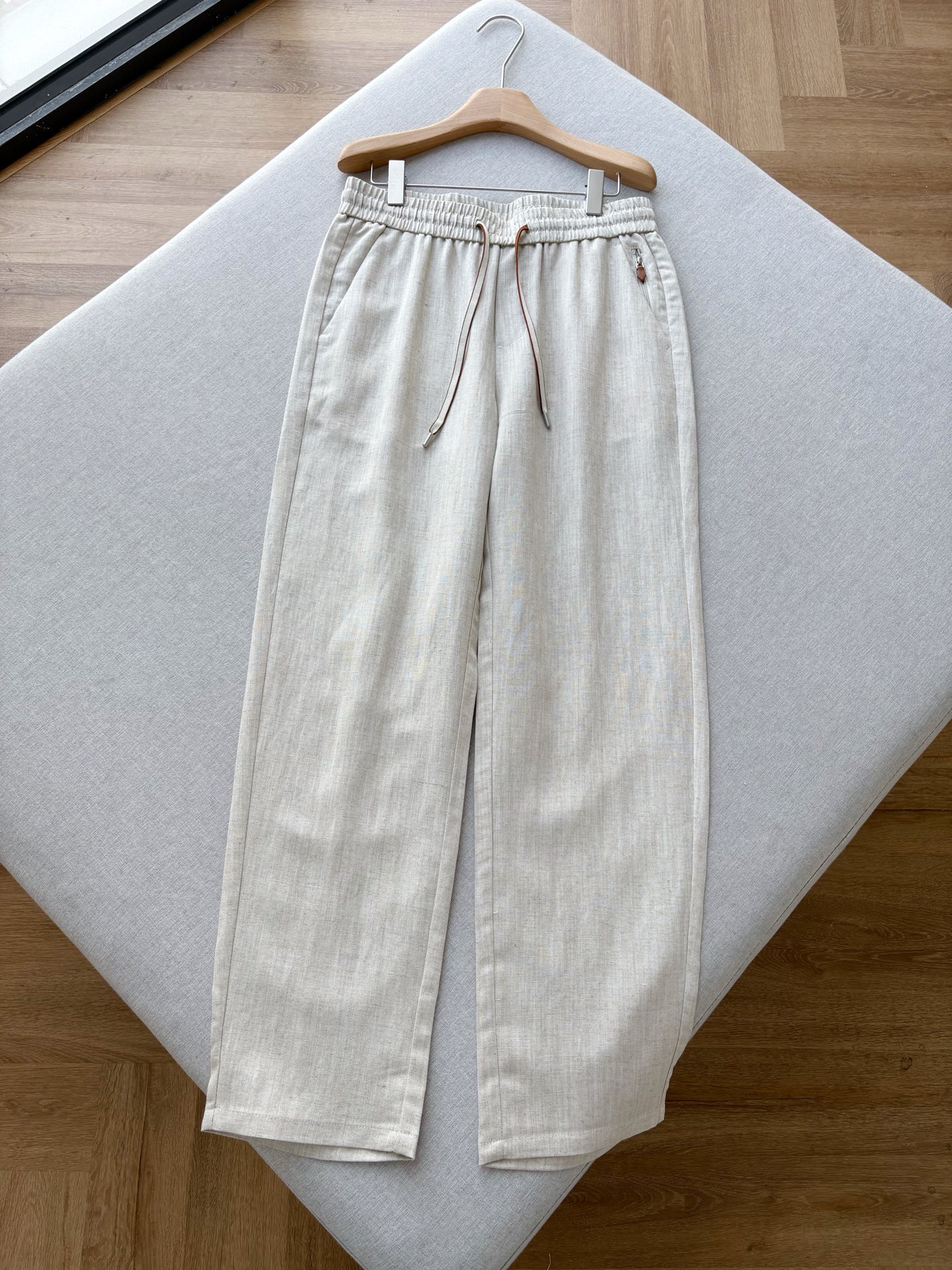 NO:842716,LP Collection | Lyocell linen blended casual pants When LP's signature 'pressure-free elegance' meets the natural texture of linen, these pants are the relaxation ceiling of spring and summer 26. Adopting the golden ratio of 77.8 Lyocell + 22.2 linen, they have a tencel-like drape and silky smoothness, while retaining the breathable skinny feel of linen. The upper body can be instantly cooled down, saying goodbye to the stuffiness and stickiness. It is an 'air-conditioned pants' that can be worn all summer long.  The contrasting drawstring and metal rope ends at the waist echo the pebbled coffee leather zipper tags on the side pockets, injecting a sense of Italian luxury in a low-key manner; the exclusive enamel metal logo on the back waist is an identity code that can be recognized at a glance by those who know it; the hemming technology on the inside of the pants makes it smooth and snug from the waistband to the pockets, making it comfortable to wear and more respectable.  Straight and slightly wide tailoring, fully tolerant of leg shape, regardless of height or figure, can be worn with T-shirts, POLOs, and shirts every day to give an effortless sense of elegance, one-click switch between business and leisure. Men's style, brown red beige, size 31-36; 1-3CM error in flat measurement 31 size: waist 77.5 crotch 30.5 leg 60 hip 102 trouser length 106  Code 32: Waist 80 Crotch 31 Leg 62 Hips 106 Pants Length 106 Code 33: Waist 82.5 Crotch 31.5 Legs 64 Hips 110 Pants Length 108 Code 34: Waist 85 Crotch 32 Legs 66 Hips 114 Pants Length 108  Code 35: Waist 87.5 Crotch 32.5 Leg 68 Hips 118 Pants length 110 Code 36: Waist 90 Crotch 33 Legs 70 Hips 122 Pants length 110 PS: The waistband is elastic and can be stretched to about 8CM per size, loro piana, shirts, tees, t-shirt, gold,19860909LP典藏｜莱赛尔亚麻混纺休闲裤 当LP标志性的「无压优雅」遇上亚麻的天然肌理,这条裤子便是26春夏的松弛天花板. 采用77.8莱赛尔+22.2亚麻黄金配比,既有天丝般的垂坠丝滑,又保留亚麻自带的透气骨感,上身瞬间降温,告别闷热黏腻,是能穿一整个夏天的“空调裤”. 腰间撞色抽绳+金属绳头,与侧袋的荔枝纹咖皮拉链牌呼应,低调注入意式奢华感；后腰专属珐琅金属徽标,是懂的人一眼识别的身份暗号；全裤内里包边工艺,从腰头到口袋都平整服帖,穿得舒服,更看得体面. 直筒微阔的剪裁,对腿型的包容度拉满,不挑身高不挑身材,日常搭配T恤、POLO、衬衫都能穿出毫不费力的贵气感,商务休闲一键切换. 男款,棕红色 米色,31-36码； 平铺测量1-3CM误差 31码:腰围77.5裆位30.5腿围60臀围102裤长106 32码:腰围80裆位31腿围62臀围106裤长106 33码:腰围82.5裆位31.5腿围64臀围110裤长108 34码:腰围85裆位32腿围66臀围114裤长108 35码:腰围87.5裆位32.5腿围68臀围118裤长110 36码:腰围90裆位33腿围70臀围122裤长110 PS:裤腰有弹力,每码可拉伸至8CM左右,,loro piana,shirts,tees，t-shirt,gold,,Men's clothing