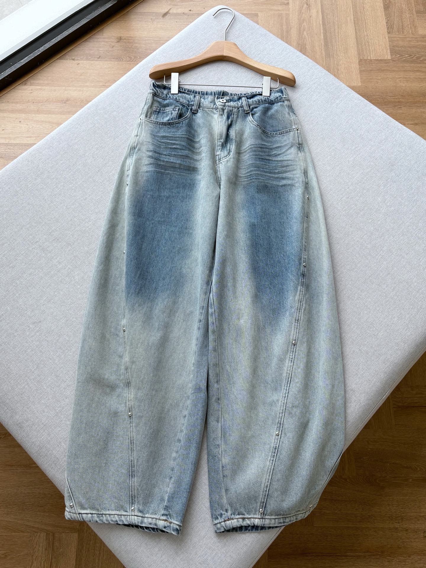 NO:842710,GVC Distressed Rivet Scimitar Jeans are 'god pants' that have the looseness of high street welded to the body, and the aesthetics of heavy-duty denim are instantly recognizable. Washed with old-fashioned craftsmanship, heavy-duty enzyme washing + whisker whitening, it comes with retro distressed filters, and the light blue gradient tone brings a sense of layering. The upper body directly adds a sense of street atmosphere.  The scimitar-shaped and loose-fitting scimitar trousers are very friendly to all kinds of leg types. They modify the leg shape while bringing a lazy aura, and the trousers are neat and not draggy. The details are controlled by the metal rivet decoration throughout the trousers, and they are matched with three-dimensional splicing tailoring, which is low-key and full of design. The waistband elastic design + YKK zipper combines comfort and practicality, making it easier to put on and take off.  High-weight denim fabrics are selected for texture and durability. They are crisp and stylish and not prone to collapse. The stitching is neat and solid and will not deform after long-term wear. It is a versatile style that can be worn in the wardrobe for several years. It is very stylish when paired with oversize sweatshirts and short tops. It is easy to balance American retro and high-street trends. It is a must-have treasure denim for fashionistas!  Men's model, blue, XS-L size; 1-3CM error in flat measurement XS size: waist 74 crotch position 33 leg circumference 72 trouser length 108 S size: waist 78 crotch position 34 leg circumference 74 trouser length 108 M size: waist 82 crotch position 35 leg circumference 76 trouser length 110 L size: waist 86 crotch position 36 leg circumference 78 trouser length 110 Size recommendation  If you are under 135 pounds, choose XS size; if you are 135-150 pounds, choose size S; if you are 150-170 pounds, choose size M; if you are 170-185 pounds, choose size L.,,versace,hoodie,sweatshirts,jeans,19860909GVC 做旧铆钉弯刀牛仔裤 把高街松弛感焊在身上的“神裤”,一眼沦陷的重工牛仔美学. 水洗做旧工艺重工酵洗+猫须磨白,自带复古做旧滤镜,浅蓝渐变色调自带层次感,上身直接拉满街头氛围感. 廓形弯刀版型宽松的弯刀裤型,对各种腿型都超友好,修饰腿型的同时自带慵懒气场,裤型利落不拖沓. 细节控拉满裤身金属铆钉装饰,搭配立体拼接剪裁,低调又充满设计感；腰头松紧设计+YKK拉链,兼顾舒适与实用性,穿脱更方便. 质感与耐用性甄选高克重牛仔面料,挺括有型不易软塌,走线工整扎实,久穿不变形,是衣柜里能穿好几年的百搭款. 搭配oversize卫衣、短款上衣都超有范儿,轻松拿捏美式复古与高街潮流的平衡,潮人必备的宝藏牛仔！ 男款,蓝色,XS-L码； 平铺测量1-3CM误差 XS码:腰围74裆位33腿围72裤长108 S码:腰围78裆位34腿围74裤长108 M码:腰围82裆位35腿围76裤长110 L码:腰围86裆位36腿围78裤长110 尺码推荐 135斤以下选择XS码；135-150斤选择S码； 150-170斤选择M码；170-185斤选择L码.,,versace,hoodie,sweatshirts,jeans,,Men's clothing