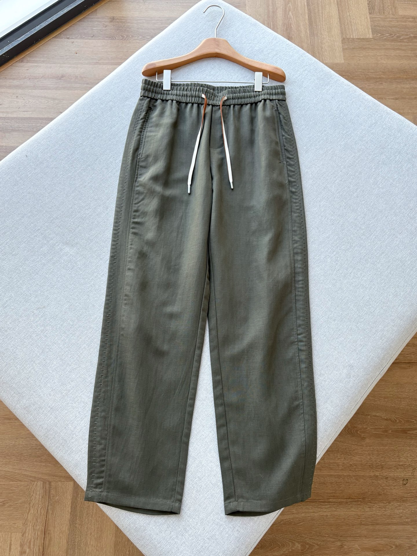 NO:847312,BC 26 spring and summer lyocell linen blended old money pants are made of 77.8 lyocell + 22.2 linen golden ratio fabrics. They have the breathable and skeletal texture of linen, and the drape and soft light of lyocell. They have a relaxed air feeling behind the upper body, are cool and smooth against the skin, and are not stuffy or sticky. They are the ideal trouser fabric for spring and summer.  The iconic elastic waist drawstring design, contrasting off-white webbing trim, and matte metal rope toe hide the BC-style elegance in the details. The side seams are hand-beaded and the brand logo is embroidered on the back pocket. The neat straight-leg pants not only modify the leg shape but also have a relaxed atmosphere. They are available in navy blue and military green. They are suitable for shirts, POLOs, and T-shirts, and can easily be used in commuting, vacations, and daily life. It is an old-money style ace item that will not go out of style in the wardrobe for ten years.  Men's model, navy blue green, size 31-36; flat measurement error 1-3CM 31 size: waist 76 crotch position 29 leg size 58 hip size 100 pants length 105 32 size: waist size 80 crotch position 30 leg size 60 hip size 104 pants length 105 33 size: waist size 84 crotch position 31 leg size 62 hip size 108 pants length 105  Code 34: Waist 88 Crotch 32 Legs 64 Hips 112 Pants Length 107 Code 35: Waist 92 Crotch 33 Legs 66 Hips 116 Pants Length 107 Code 36: Waist 96 Crotch 34 Legs 68 Hips 120 Pants Length 107, shirts, tees, t-shirt, gold,19860909BC 26春夏莱赛尔亚麻混纺老钱裤 精选77.8莱赛尔+22.2亚麻黄金配比面料,自带亚麻的透气骨感,又有莱赛尔的垂坠柔光,上身后自带松弛的空气感,贴肤凉滑,不闷不粘,是春夏的理想裤装面料. 标志性的松紧腰抽绳设计,米白织带镶边撞色,搭配哑光金属绳头,细节里藏着BC式的优雅.侧缝手工珠边走线,后袋刺绣品牌标识. 利落直筒裤型,修饰腿型的同时自带松弛气场,藏青、军绿两色可选,适配衬衫、POLO、T恤,轻松驾驭通勤、度假、日常多种场景,是衣柜里穿十年都不过时的老钱风王牌单品. 男款,藏蓝色 绿色,31-36码； 平铺测量1-3CM误差 31码:腰围76裆位29腿围58臀围100裤长105 32码:腰围80裆位30腿围60臀围104裤长105 33码:腰围84裆位31腿围62臀围108裤长105 34码:腰围88裆位32腿围64臀围112裤长107 35码:腰围92裆位33腿围66臀围116裤长107 36码:腰围96裆位34腿围68臀围120裤长107,,shirts,tees，t-shirt,gold,,Men's clothing