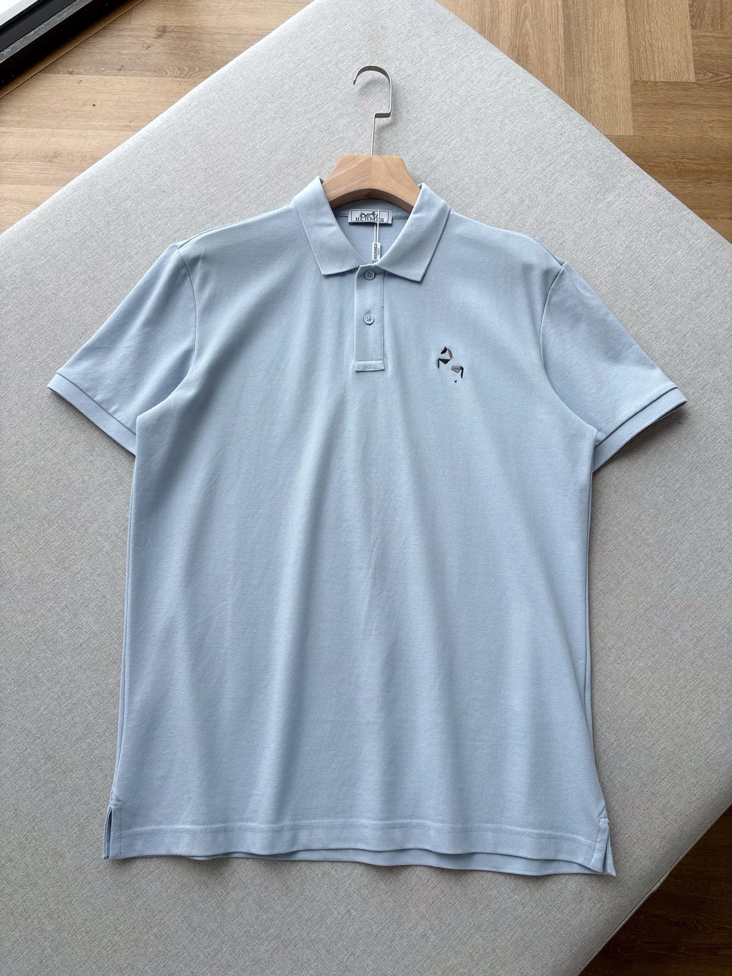 NO:845040,Big H Sky Blue Pony Embroidered POLO Shirt Made of Xinjiang long-staple cotton pique fabric, it has a fine and full texture, feels dry and breathable, and has good moisture absorption and perspiration properties. The upper body is not sweaty or sticky, and it has both comfort and stiffness.  The chest uses multi-color three-dimensional embroidery technology to restore the brand's iconic pony pattern. The stitching is delicate and neat, and the color is low-key and recognizable, which is just the right embellishment on the simple body. The classic lapel design, the neckline has been shaped many times, and it is not easy to collapse or curl after long-term wear. It is matched with shell buttons of the same color, and the texture is warm and high-end.  The cuffs and hem adopt double-line hemming technology, the routing is smooth and solid, and the side slit design improves wearing comfort and unrestricted movement. The tailoring is neat and fit, not tight nor loose, which can not only support the decent feeling of business and leisure, but also can be worn for daily relaxation, suitable for various scenes. Same style for men and women, blue, XS-XL size; 1-3CM error in flat measurement XS size: shoulder width 46, bust 106, clothing length 67, sleeve length 22.5  S code: Shoulder width 47 Bust 110 Clothes length 69 Sleeve length 23 M code: Shoulder width 48 Bust 114 Clothes length 71 Sleeve length 23.5 L code: Shoulder width 49 Bust 118 Clothes length 73 Sleeve length 24  Choose size M for 150-165 pounds; choose L size for 165-180 pounds; choose XL size for 180-200 pounds.,,19860909大H天蓝色小马刺绣POLO衫 新疆长绒棉珠地面料,肌理细腻饱满,摸上去干爽透气,自带良好的吸湿排汗性,上身不闷汗、不粘身,兼顾舒适与挺括感. 胸口采用多色立体刺绣工艺,还原品牌标志性小马图案,针脚细腻工整,配色低调又有辨识度,在简约的衣身上恰到好处地点缀.经典翻领设计,领口经过多次定型工艺,久穿不易塌、不易卷边,搭配同色系贝壳扣,质感温润高级. 袖口与下摆采用双线包边工艺,走线平整扎实,侧开叉设计提升穿着舒适度,活动不受限.剪裁利落合身,不紧绷也不宽松,既能撑起商务休闲的体面感,又能穿出日常的松弛感,适配多种场景. 男女同款,蓝色,XS-XL码； 平铺测量1-3CM误差 XS码:肩宽46胸围106衣长67袖长22.5 S码:肩宽47胸围110衣长69袖长23 M码:肩宽48胸围114衣长71袖长23.5 L码:肩宽49胸围118衣长73袖长24 XL码:肩宽50胸围122衣长75袖长24.5 女生选择XS码； 男生 135斤以下选择XS码；135-150斤选择S码； 150-165斤选择M码；165-180斤选择L码； 180-200斤选择XL码.,,,Men's clothing