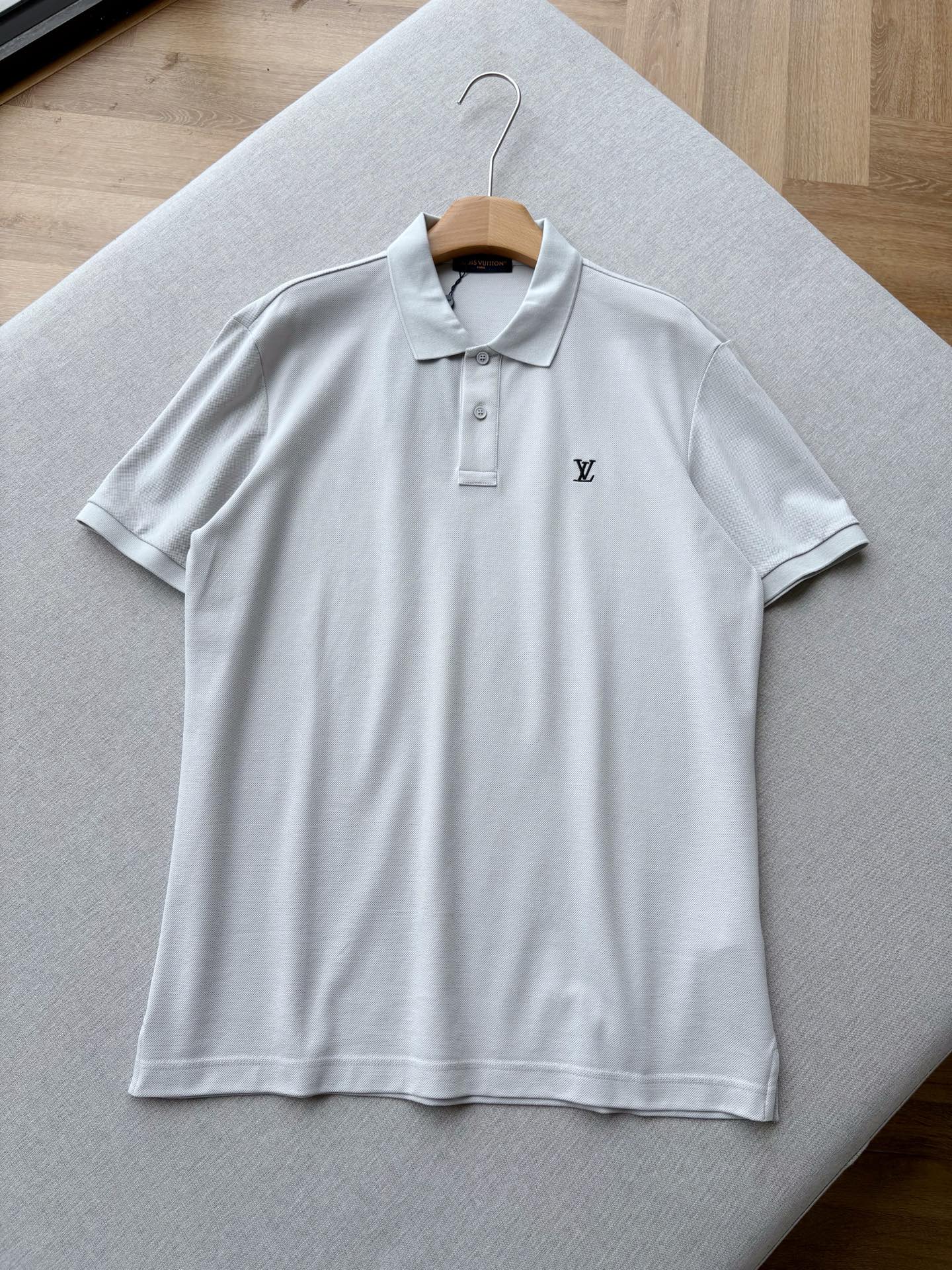 NO:847318,V classic label piqué cotton basic style POLO | Light luxury men’s essential shirt for commuting. Select high-count pique mesh pure cotton with a fine and three-dimensional texture. It is breathable and sweat-wicking, dry and not stuffy. It has a stiff and skeletal feel. It is not easy to deform or wrinkle after long-term wear. It is soft and skin-friendly and has a neat fit. It is comfortable and non-restrictive to wear in spring and summer.  The classic lapel POLO design is simple and elegant, the two-button placket is exquisite and neat, and it modifies the neck line. It is suitable for daily commuting, business and leisure, and daily travel, and can easily wear a gentleman's elegant temperament. The three-dimensional LV letter embroidery on the chest is dense and neat, low-key, luxurious and unobtrusive, and the details highlight the brand recognition; the neatly fitted straight version is not tight or loose, modifies the body shape, and makes the body look slimmer and energetic; the cuffs and hem are precisely hemmed, durable and not deformed, and full of quality.  Men's model, black gray, XS-XL size; flat measurement error 1-3CM error  XL code: shoulder width 50, bust 122, length 77, sleeves 24.5. Size recommendation: Choose size XS if you are under 135 pounds; choose size S if you are 135-150 pounds; choose size M if you are 150-165 pounds; choose size L if you are 165 pounds; choose size XL if you are 200 pounds.,, Louis vuitton,19860909V经典标珠地棉基础款POLO｜轻奢男士通勤刚需神衫 甄选高支珠地网眼纯棉,肌理感细腻立体,透气排汗、干爽不闷,自带挺括骨感,久穿不易变形、不起皱,兼顾柔软亲肤与利落版型,春夏穿着舒适无束缚. 经典翻领POLO设计,简约大气,两粒扣门襟精致利落,修饰颈部线条,日常通勤、商务休闲、日常出行都适配,轻松穿出绅士儒雅气质. 胸口立体LV字母刺绣,走线密实工整,低调轻奢不张扬,细节彰显品牌辨识度；利落合身直筒版型,不紧绷不宽松,修饰身形,显瘦显精神；袖口、下摆精密包边走线,耐穿不变形,品质感拉满. 男款,黑色 灰色,XS-XL码； 平铺测量1-3CM误差 XS码:肩宽46胸围106衣长69袖子22.5 S码:肩宽47胸围110衣长71袖子23 M码:肩宽48胸围114衣长73袖子23.5 L码:肩宽49胸围118衣长75袖子24 XL码:肩宽50胸围122衣长77袖子24.5 尺码推荐 135斤以下选择XS码；135-150斤选择S码； 150-165斤选择M码；165-斤选择L码； -200斤选择XL码.,,louis vuitton,,Men's clothing