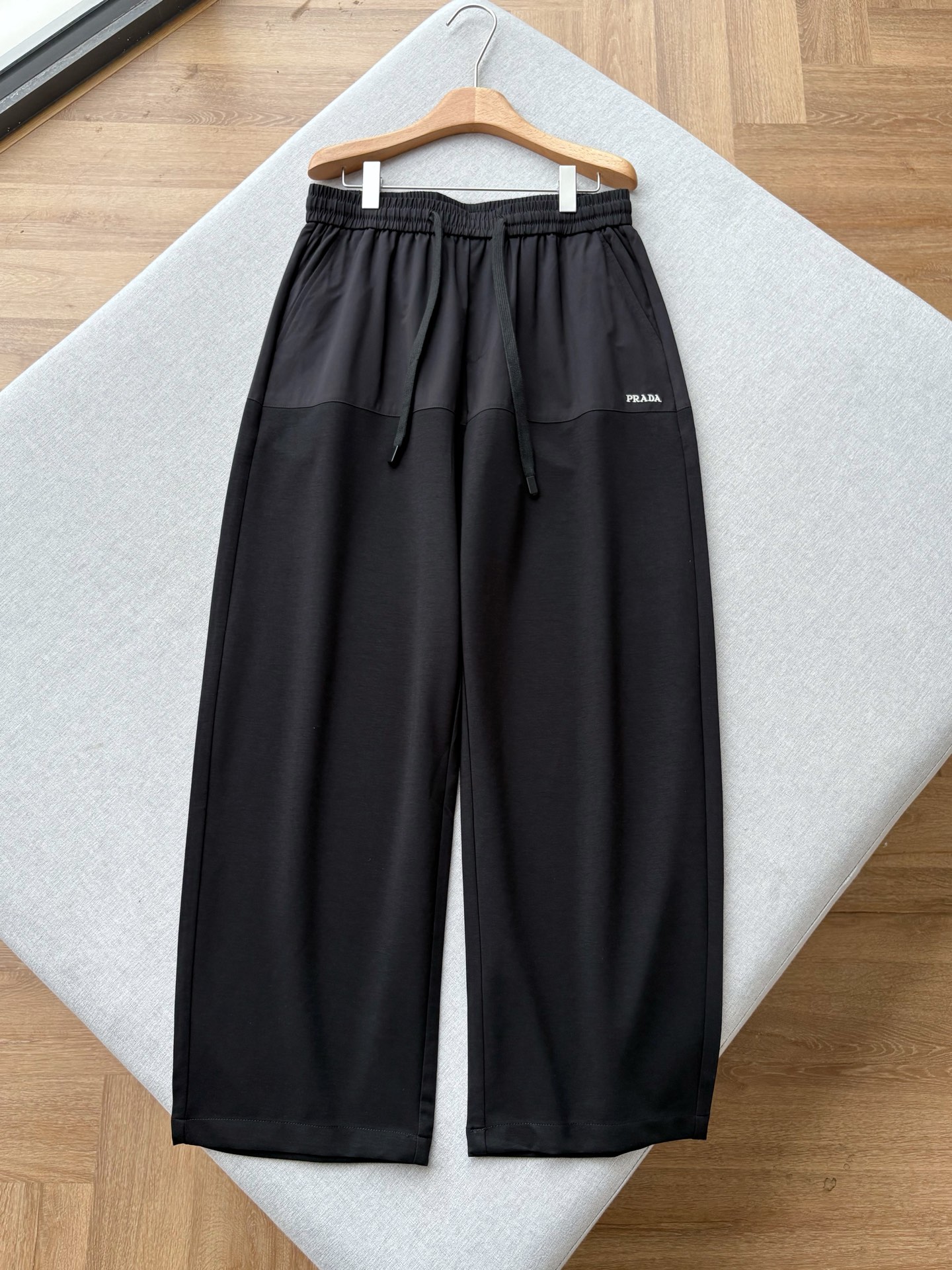 NO:847315,PD spliced wide-leg pants | Relaxed ceiling. PD spliced casual pants with a high-end relaxed aura. The minimalist black tone interprets the Italian light luxury texture. Daily commuting/street wear can be customized with one click. Selected double fabric splicing design, light anti-wrinkle functional fabric on the waist + drapey and breathable knitted fabric on the trousers, which is both stiff and stylish and soft and skin-friendly. The upper body is neat and not slumped. It has a high-end matte texture and a full drape.  Elastic drawstring waistband, metal textured rope head with exquisite details, can be freely adjusted for tightness, no sense of restraint for daily wear; exquisite embroidered P logo on the side, low-key and unobtrusive, hiding brand recognition; double patch pocket design on the back, taking into account practicality and style, neat and precise routing, texture visible to the naked eye. Men's style, black, XS-L size; 1-3CM error in flat measurement XS size: waist 74 crotch position 33 leg 68 trouser length 105  S size: waist 78, crotch 34, leg 70, trouser length 106. Size M: waist 82, crotch 35, leg 72, trouser length 107. L size: waist 86, crotch 36, leg 74, trouser length 108. PS: The waistband is elastic, and each size can be stretched to about 8CM!  If you are under 135 pounds, choose XS code; if you are 135-150 pounds, choose S code; if you are 150-170 pounds, choose M code; if you are 170-jin, choose L code.,,19860909PD拼接阔腿神裤｜松弛感天花板 自带高级松弛气场的PD拼接休闲裤,极简黑调诠释意式轻奢质感,日常通勤/街头穿搭一键拿捏. 甄选双面料拼接设计,腰部轻盈抗皱机能面料+裤身垂顺透气针织料,兼顾挺括有型与柔软亲肤,上身利落不软塌,自带高级哑光质感,垂坠感拉满. 松紧抽绳腰头,金属质感绳头细节精致,可自由调节松紧,日常穿无束缚感；侧边精致刺绣P标识,低调不张扬,暗藏品牌辨识度；后幅双贴袋设计,兼顾实用与版型,走线工整精密,质感肉眼可见. 男款,黑色,XS-L码； 平铺测量1-3CM误差 XS码:腰围74裆位33腿围68裤长105 S码:腰围78 裆位34腿围70裤长106 M码:腰围82裆位35腿围72裤长107 L码:腰围86裆位36腿围74裤长108 PS:裤腰有弹力,每码可拉伸至8CM左右！ 135斤以下选择XS码；135-150斤选择S码； 150-170斤选择M码；170-斤选择L码.,,,Men's clothing