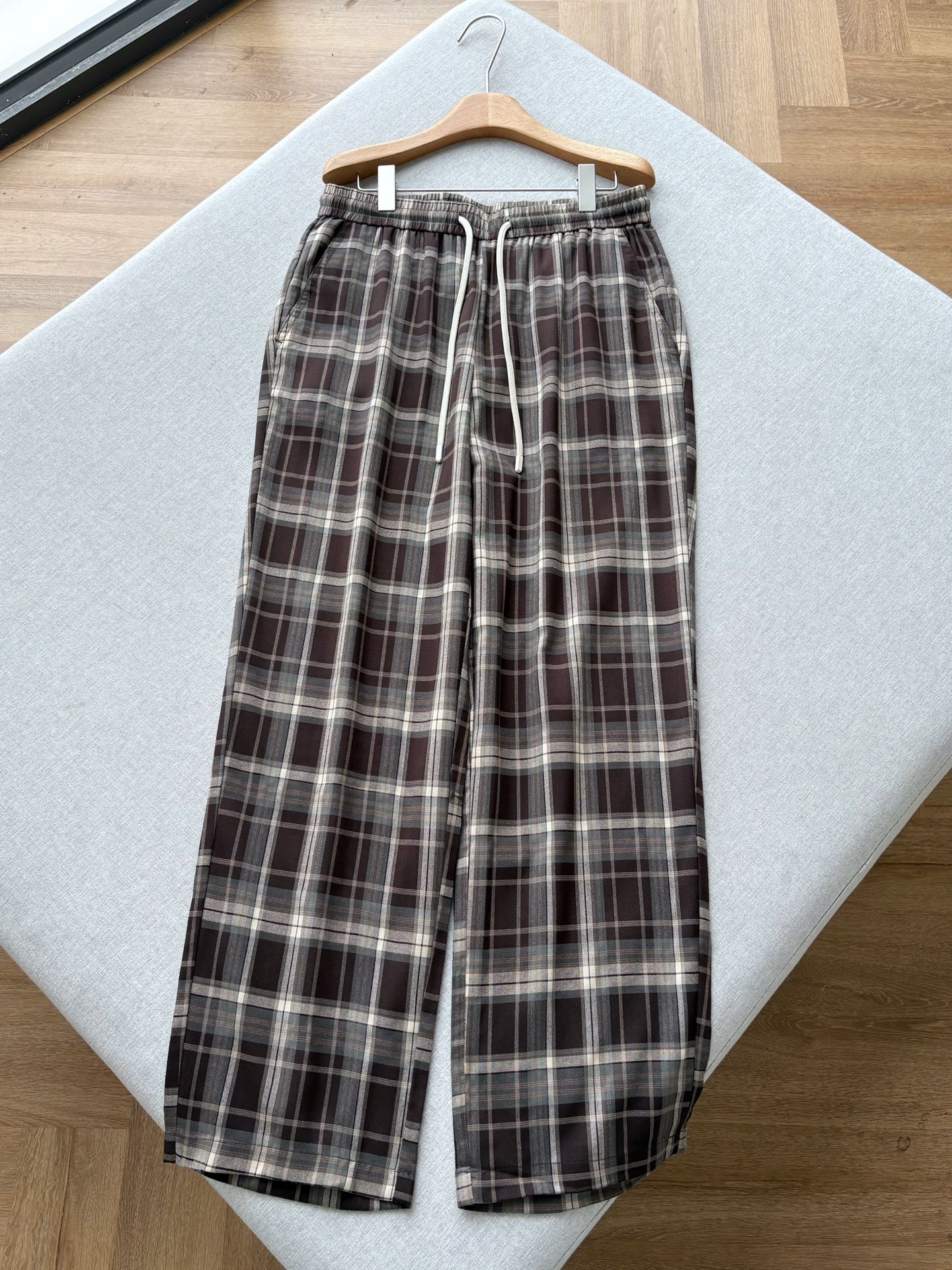 NO:842627,MM6 Retro Plaid Drawstring Casual Pants | High-end relaxed pants MM6 popular plaid pants perfectly combine retro British style and lazy casual style.  High-count combed cotton fabric is selected, which is delicate and breathable, draped and anti-wrinkle, and has a soft matte texture. The classic dark brown retro plaid pattern, the tone is calm and advanced, the color is retro and durable, regardless of age and gender; the iconic invisible number string label details on the back waist, low-key and hidden brand recognition, full of niche luxury feeling.  The elastic drawstring waistband design does not restrict the waistline and body shape, and there is no restriction in putting on and taking off; the loose straight wide-leg version modifies the leg shape and hides the muscles to make the body slimmer, and the neat drape does not drag, and easily optimizes the body proportions; the side pockets + back pockets are exquisitely designed with open stitching, precise and neat routing, full of details and texture. Men's model, dark brown plaid, XS-L size; 1-3CM error in tile measurement  XS code: waist circumference 74 crotch positions 31 leg circumference 66 pants length 105 S code: waist circumference 78 crotch positions 32 leg circumference 68 pants length 106 M code: waist circumference 82 crotch positions 33 leg circumference 70 pants length 108 L code: waist circumference 86 crotch positions 34 leg circumference 72 pants length 108 Size recommendations: Choose XS size if you are under 135 pounds; choose S size if you are 135-150 pounds;  If you weigh 150-170 pounds, choose size M; if you weigh 170-185 pounds, choose size L.,, masion margiela,19860909MM6 复古格纹抽绳休闲裤｜松弛感高阶神裤 MM6爆款格纹神裤,将复古英伦格调与慵懒休闲风完美融合,小众不撞款,轻松拿捏松弛氛围感. 甄选高支精梳棉面料,细腻透气、垂坠抗皱,自带柔和哑光肌理.经典深棕复古格纹,色调沉稳高级,配色复古耐看,不挑年龄性别；后腰标志性隐形数字串标细节,低调暗藏品牌辨识度,小众奢感拉满. 松紧抽绳腰头设计,不挑腰围身形,穿脱零束缚；宽松直筒阔腿版型,修饰腿型藏肉显瘦,利落垂坠不拖沓,轻松优化身材比例；侧边口袋+后袋精致明线设计,走线精密工整,细节质感拉满. 男款,深棕格子,XS-L码； 平铺测量1-3CM误差 XS码:腰围74裆位31腿围66裤长105 S码:腰围78裆位32腿围68裤长106 M码:腰围82裆位33腿围70裤长108 L码:腰围86裆位34腿围72裤长108 尺码推荐 135斤以下选择XS码；135-150斤选择S码； 150-170斤选择M码；170-185斤选择L码.,,masion margiela,,Men's clothing