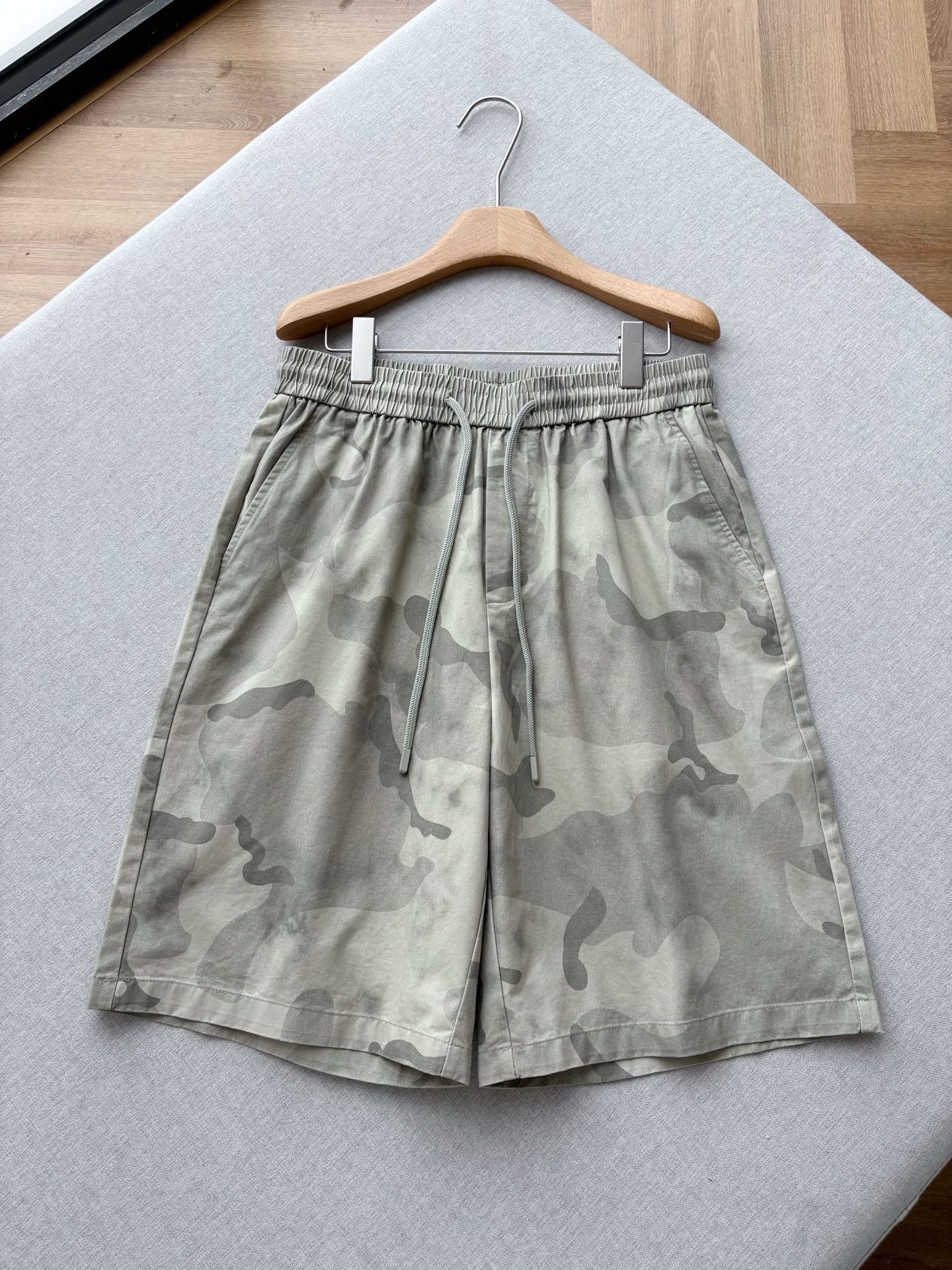 NO:842622,MM6 retro camouflage casual shorts are made of high-count combed cotton, with a crisp and fine texture, breathable, dry and not sweaty, anti-wrinkle and easy to care for, and the upper body has a soft matte texture, making it comfortable for daily wear in spring and summer.  The exclusive low-saturated gray tone camouflage print weakens the hard-core workwear feel and is more everyday simple style. The color is high-end and durable, and does not pick on skin colors; the iconic digital string label details on the back waist are full of brand recognition and low-key to highlight the niche luxury brand style. The elastic drawstring waist design is adaptable to all body shapes and can be worn without restraint; the loose five-quarter pants type neatly modifies the leg shape, hiding the flesh and showing slimness without dragging; simple side pockets + neat binding, precise routing, and detailed texture are online.  Men's model, green camouflage, XS-L size; 1-3CM error in flat measurement XS size: waist 74 crotch position 34 leg circumference 66 trouser length 56 S size: waist 78 crotch position 35 leg circumference 68 trouser length 57 M size: waist 82 crotch position 36 leg circumference 70 trouser length 58 L size: waist 86 crotch position 37 leg circumference 72 trouser length 59 Size recommendation  If you are under 135 pounds, choose XS size; if you are 135-150 pounds, choose size S; if you are 150-170 pounds, choose size M; if you are 170-185 pounds, choose size L.,,masion margiela,shorts,19860909MM6 复古迷彩休闲短裤 甄选高支精梳棉,肌理挺括细腻,透气干爽不闷汗,抗皱易打理,上身自带柔和哑光质感,春夏日常穿着舒适度拉满. 独家低饱和灰调迷彩印花,弱化硬核工装感,更偏日常简约风,配色高级耐看,不挑肤色；后腰标志性数字串标细节,品牌辨识度拉满,低调彰显小众奢牌格调. 松紧抽绳腰头设计,包容各类身形,穿脱无束缚；宽松五分裤型,利落修饰腿型,藏肉显瘦不拖沓；简约侧袋+工整包边,走线精密,细节质感在线. 男款,绿迷彩,XS-L码； 平铺测量1-3CM误差 XS码:腰围74裆位34腿围66裤长56 S码:腰围78裆位35腿围68裤长57 M码:腰围82裆位36腿围70裤长58 L码:腰围86裆位37腿围72裤长59 尺码推荐 135斤以下选择XS码；135-150斤选择S码； 150-170斤选择M码；170-185斤选择L码.,,masion margiela,shorts,,Men's clothing
