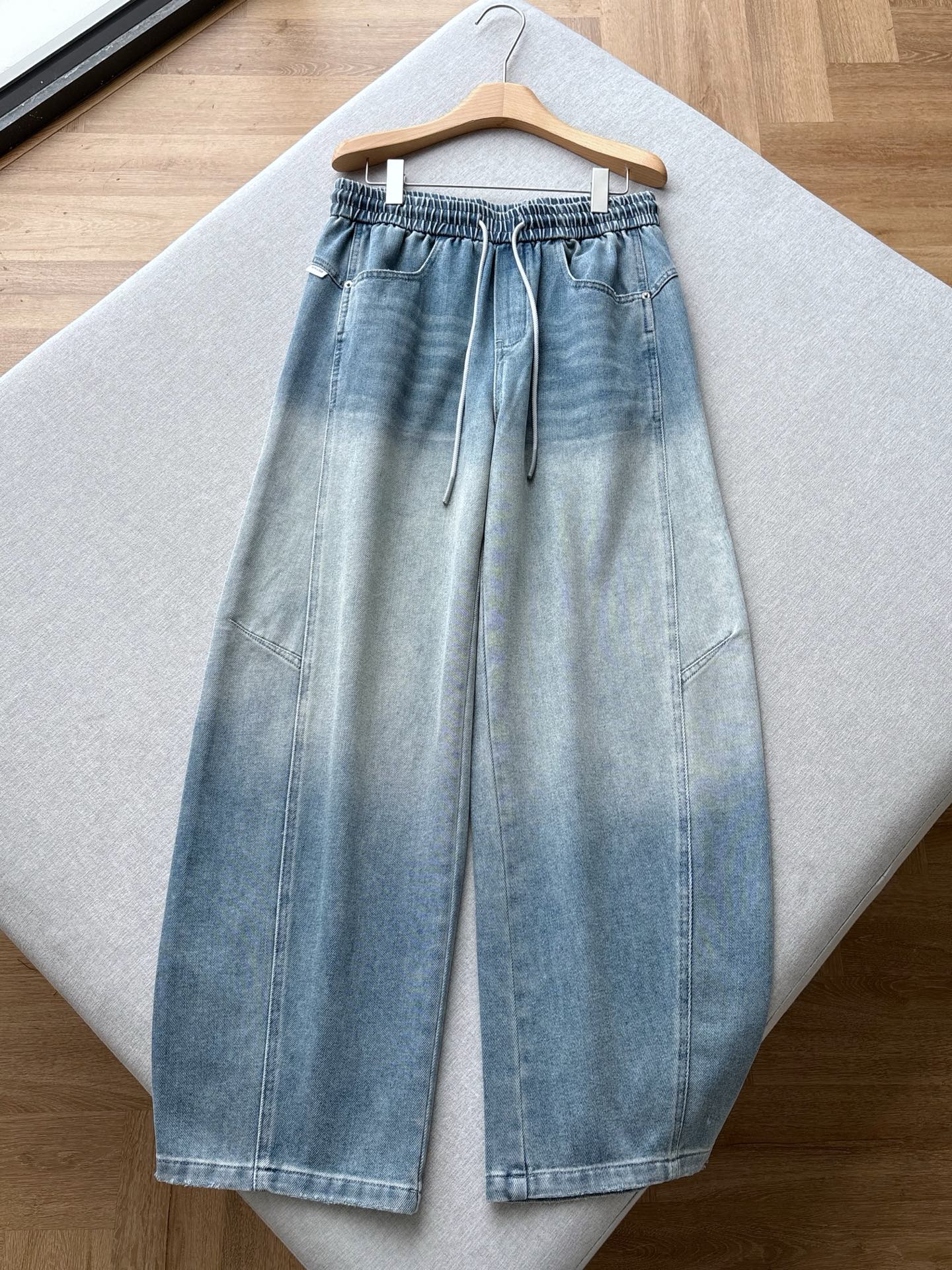 NO:845046,LW~ Gradient washed blue drawstring wide-leg jeans are made of high-elastic soft denim fabrics, breaking the stiffness and weight of traditional denim. The upper body is draped softly, soft and breathable, and has comfortable elasticity. It will not deform after long-term wear and has no sense of restraint in daily life. It adopts heavy gradient washing technology, natural transition between dark and light blue tones, old and white texture, high-end retro, with a retro atmosphere, and a lazy tone with a filter, making the upper body look white.  The elastic drawstring design at the waist makes it easy to be casual and free from the constraint of stiff buttons; the classic slant pockets + back pockets are practical and stylish, the side three-dimensional split tailoring, and the scimitar wide-leg pants shape cleverly modify the hip width and thick legs, elongate the body vertically, hide the flesh and make you look slimmer, lazy and neat. Men's style, blue, XS-L size; 1-3CM error when measuring flat.  XS code: Waist 72 crotch position 32 Leg circumference 64 trouser length 104 S code: Waist 76 crotch position 33 Leg circumference 66 trouser length 105 M code: Waist 80 crotch position 34 Leg circumference 68 trouser length 106 L code: Waist 84 crotch position 35 Leg circumference 70 trouser length 107 PS waistband is elastic and can be stretched to about 8CM per size. Size recommendation  If you are under 135 pounds, choose XS code; if you are 135-150 pounds, choose S code; if you are 150-170 pounds, choose M code; if you are 170-jin, choose L code.,,jeans,19860909LW~渐变水洗蓝抽绳阔腿牛仔裤 甄选高弹柔软牛仔面料,打破传统牛仔的僵硬厚重,上身垂坠软糯、透气亲肤,自带舒适弹力,久穿不变形,日常无束缚感. 采用重工渐变水洗工艺,深浅蓝调自然过渡,做旧磨白质感高级复古,自带复古氛围感,自带滤镜的慵懒色调,上身巨显白. 腰部松紧抽绳设计,不挑腰围,随性自在,告别硬挺纽扣的束缚感；经典斜插口袋+后袋实用有型,侧边立体分割剪裁,弯刀阔腿裤型,巧妙修饰胯宽、腿粗,纵向拉长身形,藏肉显瘦一绝,慵懒又利落. 男款,蓝色,XS-L码； 平铺测量1-3CM误差 XS码:腰围72裆位32腿围64裤长104 S码:腰围76裆位33腿围66裤长105 M码:腰围80裆位34腿围68裤长106 L码:腰围84裆位35腿围70裤长107 PS裤腰有弹力,每码可拉伸至8CM左右 尺码推荐 135斤以下选择XS码；135-150斤选择S码； 150-170斤选择M码；170-斤选择L码.,,jeans,,Men's clothing