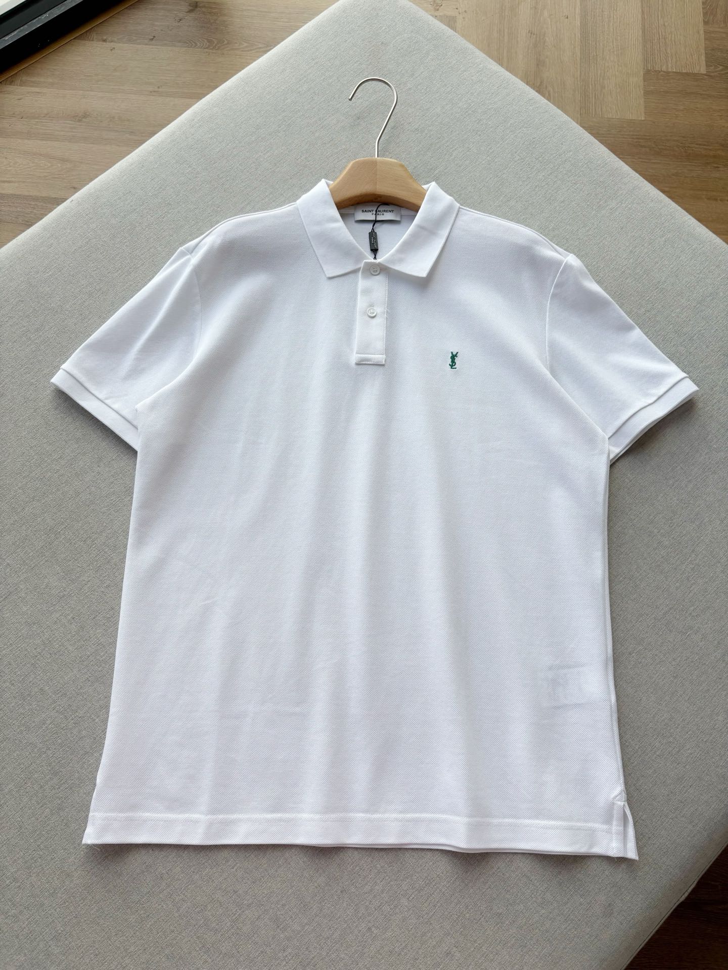 NO:911540,YSL classic embroidered pique cotton breathable Polo shirt, a timeless French light luxury base~ The whole piece is made of pure long-staple cotton pique fabric, with a fine three-dimensional honeycomb texture visible to the naked eye. The breathable mesh structure accelerates air circulation, does not stick to the body when you sweat, and does not become stuffy when worn for a long time. After double processing of pre-shrunk washing + liquid ammonia softening, it feels soft, waxy and crisp.  The classic YSL monogram three-dimensional embroidery on the left chest is divided into two-color exclusive color matching. The white model is paired with a retro green embroidered label, which is refreshing and contrasting. The color is soft and durable; the black model is paired with off-white embroidery, which is full of dark and high-end texture. The high-density three-dimensional embroidery has neat and dense threads, does not prick the skin, and is not easy to fall off. The minimalist small label design abandons exaggeration and reveals brand recognition in a low-key manner. Men's model, black and white, XS-XL code; 1-3CM error in tile measurement  XS code: Shoulder width 46 Bust 108 Length 69 Sleeves 21.5 S code: Shoulder width 47 Bust 112 Length 71 Sleeves 22 M code: Shoulder width 48 Bust 116 Length 73 Sleeves 22.5 L code: Shoulder width 49 Bust 120 Length 75 Sleeves 23 XL code: Shoulder width 50 Bust 124 Length 77 Sleeves 23.5 Size recommendation  If you are under 135 pounds, choose XS size; if you are 135-150 pounds, choose size S; if you are 150-170 pounds, choose size M; if you are 170-185 pounds, choose size L.,,saint laurent,19860909YSL经典刺绣珠地棉透气Polo衫 永不过时的法式轻奢基底~ 整件采用纯正长绒棉珠地面料,细密立体蜂窝肌理肉眼可见,透气网眼结构加速空气流通,出汗不粘身、久穿不闷汗.经过预缩水洗+液氨柔化双重工艺处理,触感软糯挺括兼备. 左胸经典YSL交织字母立体刺绣,分双色专属配色白款搭配复古绿绣标,清爽撞色温柔耐看；黑款搭配米白刺绣,暗黑高级质感十足.高密度立体刺绣走线工整密实,不扎皮肤、不易脱线,极简小标设计摒弃浮夸,低调流露品牌辨识度. 男款,黑色 白色,XS-XL码； 平铺测量1-3CM误差 XS码:肩宽46胸围108衣长69袖子21.5 S码:肩宽47胸围112衣长71袖子22 M码:肩宽48胸围116衣长73袖子22.5 L码:肩宽49胸围120衣长75袖子23 XL码:肩宽50胸围124衣长77袖子23.5 尺码推荐 135斤以下选择XS码；135-150斤选择S码； 150-170斤选择M码；170-185斤选择L码.,,saint laurent,,Men's clothing