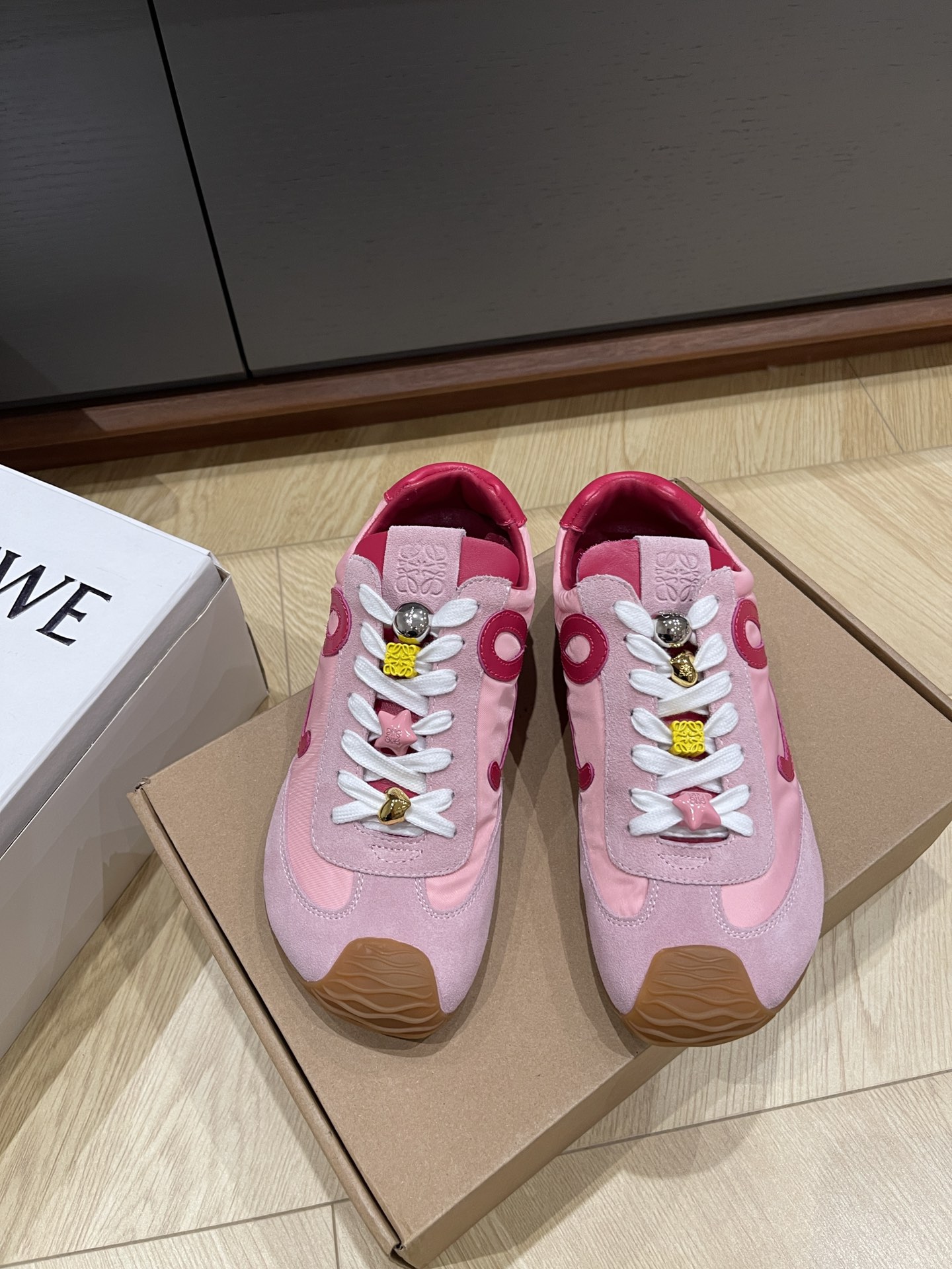 NO:232569,. Loewe 25fw new arrival~Loewe 2025 early spring new couple sneakers Loewe's ballet sneakers are super popular and cute!  The upper is decorated with cowhide   fabric splicing   lace-up accessories. The color matching is beautiful and vivid, making it more youthful and energetic~ It is light and comfortable, so it is so easy to wear. If you wear big feet, you must get a super popular fashionable item!  Upper cowhide   fabric splicing / sheepskin inner sole original wear-resistant rubber combination outsole couple Size: 35-45, casual shoes/sports shoes, loewe, loewe, sneakers, cowhide, sheepskin19860909. Loewe 25fw new arrival～罗意威2025早春新款情侣款运动鞋 Loewe这款芭蕾运动鞋超火超可爱哦！鞋面采用牛皮 布料拼接 系带小饰品饰以点缀,颜色配色靓丽鲜明,更显青春活力～便轻舒适简直太好穿了大脚丫mm们必入超火的时髦单品！ 鞋面牛皮 布料拼接 /羊皮内里鞋底原版耐磨橡胶组合大底情侣Size: 35-45,休闲鞋/运动鞋,loewe,loewe,sneakers,cowhide,sheepskin,Women's Shoes